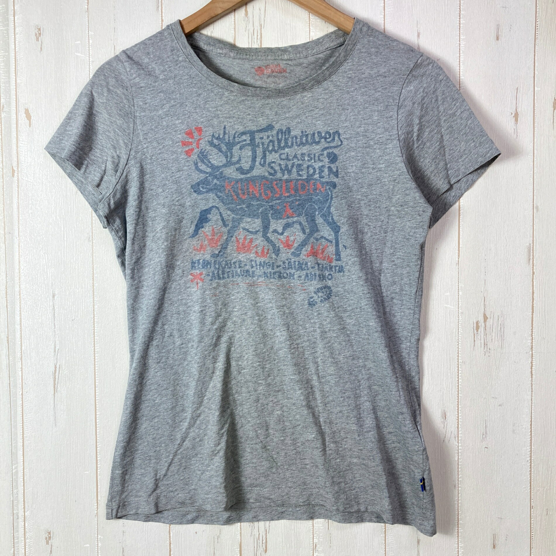 【Women's S】【Women's S グレー系】Fjallraven ( フェールラーベン ) クラシック SWE ティーシャツ Classic SWE T-Shirt オーガニックコットン ウェア トップス インナー シャツ ショートスリーブTシャツ クルーネック 化繊 z00059887 グレー系 ウェア トップス インナー シャツ ショートスリーブTシャツ クルーネック 化繊 ・セカンドギア在庫コード: ITE1G6PKBM12（お問い合わせの際はこちらをお伝え下さい） ・メーカー: Fjallraven ( フェールラーベン ) ■生産情報 ・生産国: ポルトガル ( Portugal ) ■素材情報 ・組成: コットン100% ■サイズ情報 ・Gender/Age: Women's ・代表サイズ: S ■カラー ・カラー系統: グレー系 ■コンディション ・グレード: 中古B ※グレーディング目安　 ├ 新品：当店オリジナル製品 ├ 未使用：新古品 ├ 中古S：新品同様 ├ 中古A：美中古 ├ 中古B：良い状態の中古 ├ 中古C：通常使用可能な中古 └ 中古D：通常使用困難な中古 ・コンディション詳細・備考: ■状態スコア：64 / 100 点 ■状態明細：旧モデル / 若干の使用感 / 微細な色落ち（プリントなどの各所） / 微細な穴（右肩甲骨付近に1mm・2mm程度の小穴が2個所） ■採寸値・実測値 ※全て外寸値です。また、手作業による採寸および簡易な秤による計測のため、誤差はご容赦下さい。 ・身幅: 45cm ・すそ幅: 43cm ・着丈: 59cm ・肩幅: 40cm ・そで丈: 16cm ・総重量（付属品等含む）: 102g ※ ネコポス・圧縮梱包にご理解・ご協力をお願いします ※ こちらのお品物は基本的に『ネコポス』での発送となります。郵便ポストへの投函にて配達完了となります。また、出荷から配達までの追跡は宅急便と同様に可能ですのでご安心下さい。 当店では、コンパクトに梱包することが可能なお品物につきましては『ネコポス』での発送とさせて頂いております。ウェア・バッグ等の一部ファブリック系商品につきましては、『ネコポス』のシビアなサイズ規定を確実にクリアするため、脱気式圧縮袋を使用する場合がございます。それにより、お品物にシワ等が生じる可能性がございます。また、箱に収納されている状態のお品物（未開封品含む）につきましても、箱から出した状態にて梱包させて頂く可能性がございます。 当店では、原則として全品送料無料（店舗負担）にて発送をさせて頂いております。ですが、近年の燃料費・人件費・物価高騰により運送会社送料も上昇傾向にあり、送料の負担・吸収は年々難しくなってきております。お気軽にご注文頂けるよう、引き続き送料無料サービスを継続して参るため、何卒ご理解・ご協力のほどよろしくお願い致します。 なお、『ネコポス』での発送および圧縮梱包にご了承頂けない場合は、ご注文時に別の配送方法を選択下さい。
