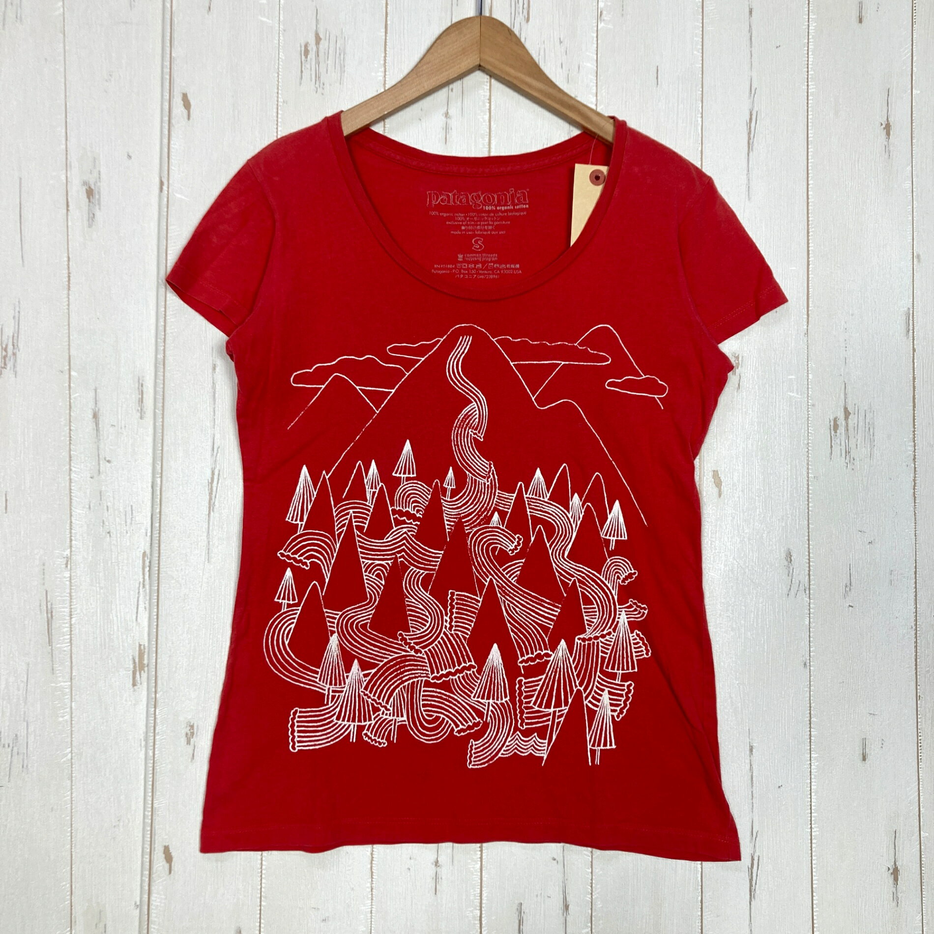 【Women's S】【Women's S レッド系】Patagonia ( パタゴニア ) オーガニックコットン リバー ショートスリーブ ティー Organic Cotton River Short Sleeve Tee オーガニックコットン ウェア トップス インナー シャツ ショートスリーブTシャツ クルーネック コットン z00059875 レッド系 ウェア トップス インナー シャツ ショートスリーブTシャツ クルーネック コットン ・セカンドギア在庫コード: ITFITGR40KBO（お問い合わせの際はこちらをお伝え下さい） ・メーカー: Patagonia ( パタゴニア ) ■生産情報 ・生産国: アメリカ合衆国 ( United States of America ) ■素材情報 ・組成: コットン100% ■サイズ情報 ・Fit: International ・Gender/Age: Women's ・代表サイズ: S ■カラー ・カラー系統: レッド系 ■コンディション ・グレード: 中古C ※グレーディング目安　 ├ 新品：当店オリジナル製品 ├ 未使用：新古品 ├ 中古S：新品同様 ├ 中古A：美中古 ├ 中古B：良い状態の中古 ├ 中古C：通常使用可能な中古 └ 中古D：通常使用困難な中古 ・コンディション詳細・備考: ■状態スコア：59 / 100 点 ■状態明細：旧モデル / 若干の使用感 / 微細なスレ汚れ（首元などの各所） / 微細な色落ち（肩などの各所） / 若干の毛羽立ち（各所） ■採寸値・実測値 ※全て外寸値です。また、手作業による採寸および簡易な秤による計測のため、誤差はご容赦下さい。 ・身幅: 45cm ・すそ幅: 43cm ・着丈: 57cm ・肩幅: 40cm ・そで丈: 12cm ・総重量（付属品等含む）: 130g ※ ネコポス・圧縮梱包にご理解・ご協力をお願いします ※ こちらのお品物は基本的に『ネコポス』での発送となります。郵便ポストへの投函にて配達完了となります。また、出荷から配達までの追跡は宅急便と同様に可能ですのでご安心下さい。 当店では、コンパクトに梱包することが可能なお品物につきましては『ネコポス』での発送とさせて頂いております。ウェア・バッグ等の一部ファブリック系商品につきましては、『ネコポス』のシビアなサイズ規定を確実にクリアするため、脱気式圧縮袋を使用する場合がございます。それにより、お品物にシワ等が生じる可能性がございます。また、箱に収納されている状態のお品物（未開封品含む）につきましても、箱から出した状態にて梱包させて頂く可能性がございます。 当店では、原則として全品送料無料（店舗負担）にて発送をさせて頂いております。ですが、近年の燃料費・人件費・物価高騰により運送会社送料も上昇傾向にあり、送料の負担・吸収は年々難しくなってきております。お気軽にご注文頂けるよう、引き続き送料無料サービスを継続して参るため、何卒ご理解・ご協力のほどよろしくお願い致します。 なお、『ネコポス』での発送および圧縮梱包にご了承頂けない場合は、ご注文時に別の配送方法を選択下さい。