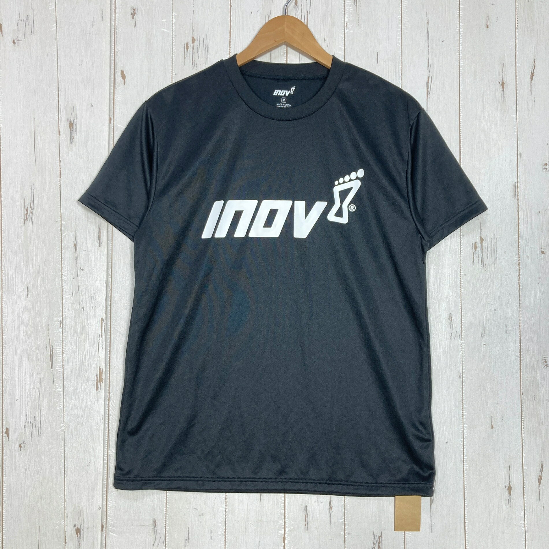 【Men's M】【Men's M ブラック系】Inov8 ( イノヴェイト ) ゲット ア グリップ ショートスリーブ ティー Get a Grip Short Sleeve Tee ポリエステル ウェア トップス インナー シャツ ショートスリーブTシャツ クルーネック 化繊 z00059873 ブラック系 ウェア トップス インナー シャツ ショートスリーブTシャツ クルーネック 化繊 ・セカンドギア在庫コード: IT980OSPRZJC（お問い合わせの際はこちらをお伝え下さい） ・メーカー: Inov8 ( イノヴェイト ) ・型番: INV19FWG01 ■生産情報 ・生産国: 中国 ( China ) ■素材情報 ・組成: ポリエステル100% ■サイズ情報 ・Gender/Age: Men's ・代表サイズ: M ■カラー ・カラー系統: ブラック系 ■コンディション ・グレード: 中古A ※グレーディング目安　 ├ 新品：当店オリジナル製品 ├ 未使用：新古品 ├ 中古S：新品同様 ├ 中古A：美中古 ├ 中古B：良い状態の中古 ├ 中古C：通常使用可能な中古 └ 中古D：通常使用困難な中古 ・コンディション詳細・備考: ■状態スコア：83 / 100 点 ■状態明細：旧モデル / 微細な使用感 ■採寸値・実測値 ※全て外寸値です。また、手作業による採寸および簡易な秤による計測のため、誤差はご容赦下さい。 ・身幅: 51cm ・すそ幅: 51cm ・着丈: 66cm ・肩幅: 49cm ・そで丈: 19cm ・総重量（付属品等含む）: 150g ※ ネコポス・圧縮梱包にご理解・ご協力をお願いします ※ こちらのお品物は基本的に『ネコポス』での発送となります。郵便ポストへの投函にて配達完了となります。また、出荷から配達までの追跡は宅急便と同様に可能ですのでご安心下さい。 当店では、コンパクトに梱包することが可能なお品物につきましては『ネコポス』での発送とさせて頂いております。ウェア・バッグ等の一部ファブリック系商品につきましては、『ネコポス』のシビアなサイズ規定を確実にクリアするため、脱気式圧縮袋を使用する場合がございます。それにより、お品物にシワ等が生じる可能性がございます。また、箱に収納されている状態のお品物（未開封品含む）につきましても、箱から出した状態にて梱包させて頂く可能性がございます。 当店では、原則として全品送料無料（店舗負担）にて発送をさせて頂いております。ですが、近年の燃料費・人件費・物価高騰により運送会社送料も上昇傾向にあり、送料の負担・吸収は年々難しくなってきております。お気軽にご注文頂けるよう、引き続き送料無料サービスを継続して参るため、何卒ご理解・ご協力のほどよろしくお願い致します。 なお、『ネコポス』での発送および圧縮梱包にご了承頂けない場合は、ご注文時に別の配送方法を選択下さい。