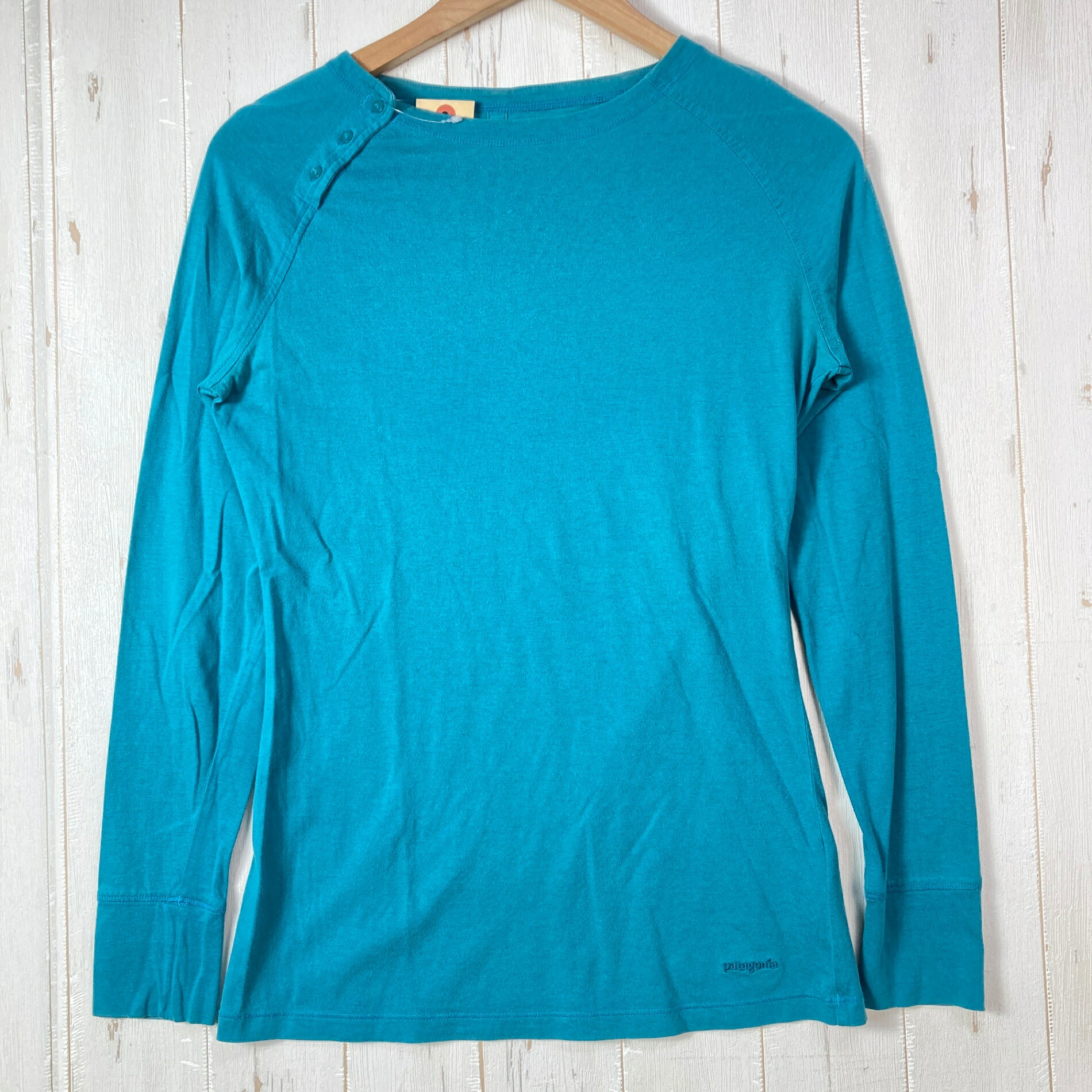 【Women's XS】【Women's XS ブルー系】2010 Patagonia ( パタゴニア ) オーバトー トップ OZG 生産終了モデル 入手困難 オーガニックコットン ウェア トップス インナー シャツ ロングスリーブTシャツ クルーネック コットン z00059886 OZG ブルー系 ウェア トップス インナー シャツ ロングスリーブTシャツ クルーネック コットン ・セカンドギア在庫コード: ITOIJZ1AS4ZG（お問い合わせの際はこちらをお伝え下さい） ・メーカー: Patagonia ( パタゴニア ) ・型番: 54665 ■生産情報 ・生産年: 2010 ・生産期: Fall ・生産国: タイ ( Thailand ) ■素材情報 ・組成: コットン55% / レーヨン45% ■サイズ情報 ・Fit: International ・Gender/Age: Women's ・代表サイズ: XS ■カラー ・カタログカラー: OZG ・カラー系統: ブルー系 ■コンディション ・グレード: 中古C ※グレーディング目安　 ├ 新品：当店オリジナル製品 ├ 未使用：新古品 ├ 中古S：新品同様 ├ 中古A：美中古 ├ 中古B：良い状態の中古 ├ 中古C：通常使用可能な中古 └ 中古D：通常使用困難な中古 ・コンディション詳細・備考: ■状態スコア：56 / 100 点 ■状態明細：旧モデル / 多少の使用感 / 多少の毛羽立ち（各所） / 微細な汚れ（首周りなどの各所） ■採寸値・実測値 ※全て外寸値です。また、手作業による採寸および簡易な秤による計測のため、誤差はご容赦下さい。 ・身幅: 44cm ・すそ幅: 44cm ・着丈: 62cm ・ゆき丈: 83cm ・総重量（付属品等含む）: 152g ■カタログスペック ※以下はメーカー公表のスペック値をそのままにご紹介するものです。表現・仕様・付属物の有無等、お品物現品との完全な一致をお約束するものではございません。 水平線に日が沈みはじめたら、やわらかな着心地のオーバトーをまとって船上ディナーの支度にかかりましょう。先染めのオーガニックコットン／テンセル混紡素材は肌の上を浮遊するように軽やかです。トップのボートネックは変化に富んだスタイルを楽しめるよう右肩に小さなボタンを3つ備え、幅の広い袖口のラグランスリーブを備えた、レイヤリングが容易な細身のシルエット。スリーブレスのドレスはセーターの下にも最適なドレープのあるネックラインを備え、腿の中間までの丈によりジーンズやレギンスの上のにも重ね着できます。両製品とも「つなげる糸リサイクルプログラム」によりリサイクル可能。トップはレギュラー・フィット、ドレスはスリム・フィットです。 ※ ネコポス・圧縮梱包にご理解・ご協力をお願いします ※ こちらのお品物は基本的に『ネコポス』での発送となります。郵便ポストへの投函にて配達完了となります。また、出荷から配達までの追跡は宅急便と同様に可能ですのでご安心下さい。 当店では、コンパクトに梱包することが可能なお品物につきましては『ネコポス』での発送とさせて頂いております。ウェア・バッグ等の一部ファブリック系商品につきましては、『ネコポス』のシビアなサイズ規定を確実にクリアするため、脱気式圧縮袋を使用する場合がございます。それにより、お品物にシワ等が生じる可能性がございます。また、箱に収納されている状態のお品物（未開封品含む）につきましても、箱から出した状態にて梱包させて頂く可能性がございます。 当店では、原則として全品送料無料（店舗負担）にて発送をさせて頂いております。ですが、近年の燃料費・人件費・物価高騰により運送会社送料も上昇傾向にあり、送料の負担・吸収は年々難しくなってきております。お気軽にご注文頂けるよう、引き続き送料無料サービスを継続して参るため、何卒ご理解・ご協力のほどよろしくお願い致します。 なお、『ネコポス』での発送および圧縮梱包にご了承頂けない場合は、ご注文時に別の配送方法を選択下さい。