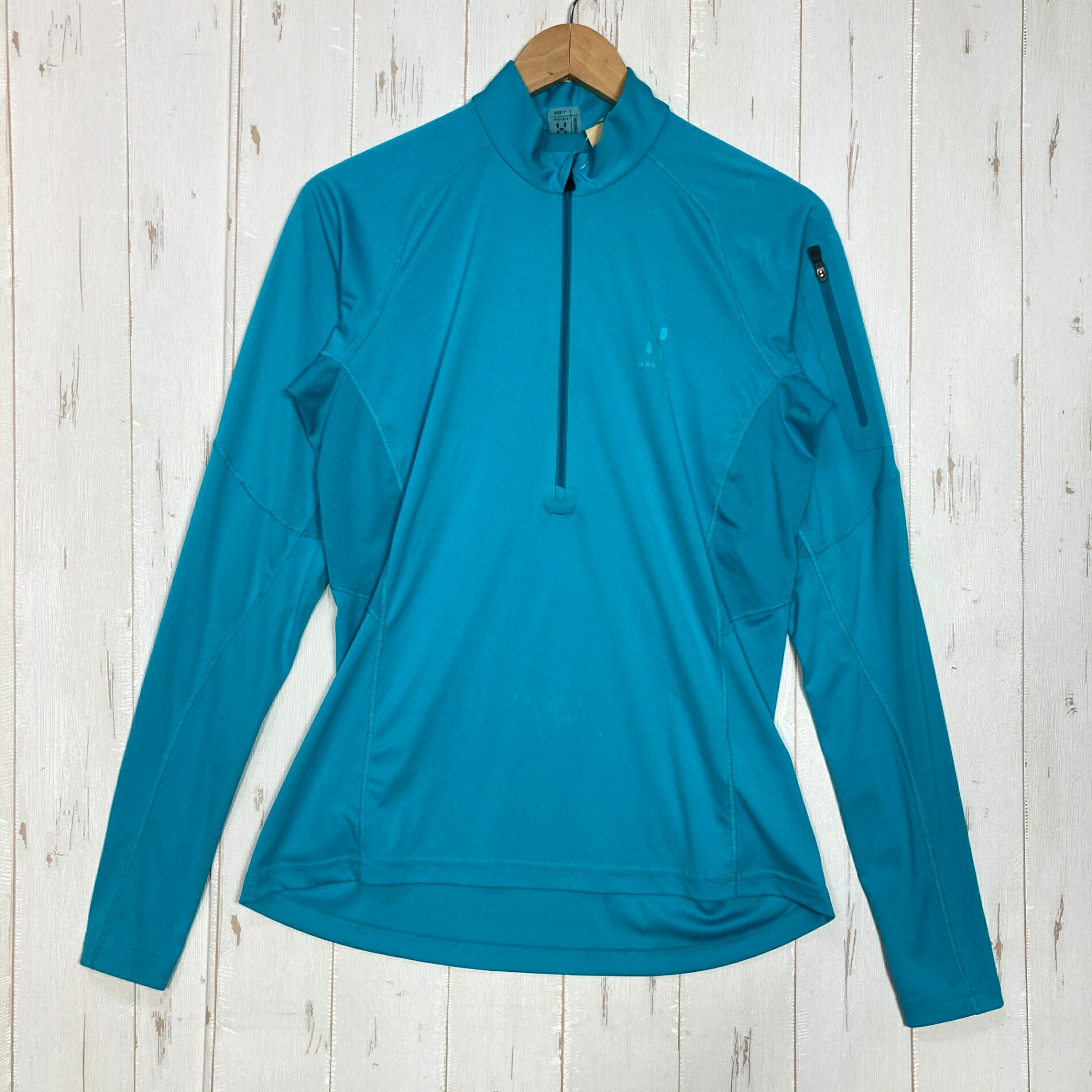 【Women's L】【Women's L ブルー系】Haglofs ( ホグロフス ) パルス ツー ロングスリーブ ジップ ティー Puls II Long Sleeve Zip Tee ポリエステル ウェア トップス インナー シャツ ロングスリーブシャツ 化繊 z00059877 ブルー系 ウェア トップス インナー シャツ ロングスリーブシャツ 化繊 ・セカンドギア在庫コード: ITFKE7RF8J9W（お問い合わせの際はこちらをお伝え下さい） ・メーカー: Haglofs ( ホグロフス ) ■生産情報 ・生産国: 中国 ( China ) ■素材情報 ・組成: ポリエステル100% ■サイズ情報 ・Gender/Age: Women's ・代表サイズ: L ■カラー ・カラー系統: ブルー系 ■コンディション ・グレード: 中古B ※グレーディング目安　 ├ 新品：当店オリジナル製品 ├ 未使用：新古品 ├ 中古S：新品同様 ├ 中古A：美中古 ├ 中古B：良い状態の中古 ├ 中古C：通常使用可能な中古 └ 中古D：通常使用困難な中古 ・コンディション詳細・備考: ■状態スコア：70 / 100 点 ■状態明細：旧モデル / 若干の使用感 / 若干のスレ（腹部などの各所） ■採寸値・実測値 ※全て外寸値です。また、手作業による採寸および簡易な秤による計測のため、誤差はご容赦下さい。 ・身幅: 48cm ・すそ幅: 36cm ・着丈: 69cm ・ゆき丈: 85cm ・総重量（付属品等含む）: 180g ※ ネコポス・圧縮梱包にご理解・ご協力をお願いします ※ こちらのお品物は基本的に『ネコポス』での発送となります。郵便ポストへの投函にて配達完了となります。また、出荷から配達までの追跡は宅急便と同様に可能ですのでご安心下さい。 当店では、コンパクトに梱包することが可能なお品物につきましては『ネコポス』での発送とさせて頂いております。ウェア・バッグ等の一部ファブリック系商品につきましては、『ネコポス』のシビアなサイズ規定を確実にクリアするため、脱気式圧縮袋を使用する場合がございます。それにより、お品物にシワ等が生じる可能性がございます。また、箱に収納されている状態のお品物（未開封品含む）につきましても、箱から出した状態にて梱包させて頂く可能性がございます。 当店では、原則として全品送料無料（店舗負担）にて発送をさせて頂いております。ですが、近年の燃料費・人件費・物価高騰により運送会社送料も上昇傾向にあり、送料の負担・吸収は年々難しくなってきております。お気軽にご注文頂けるよう、引き続き送料無料サービスを継続して参るため、何卒ご理解・ご協力のほどよろしくお願い致します。 なお、『ネコポス』での発送および圧縮梱包にご了承頂けない場合は、ご注文時に別の配送方法を選択下さい。
