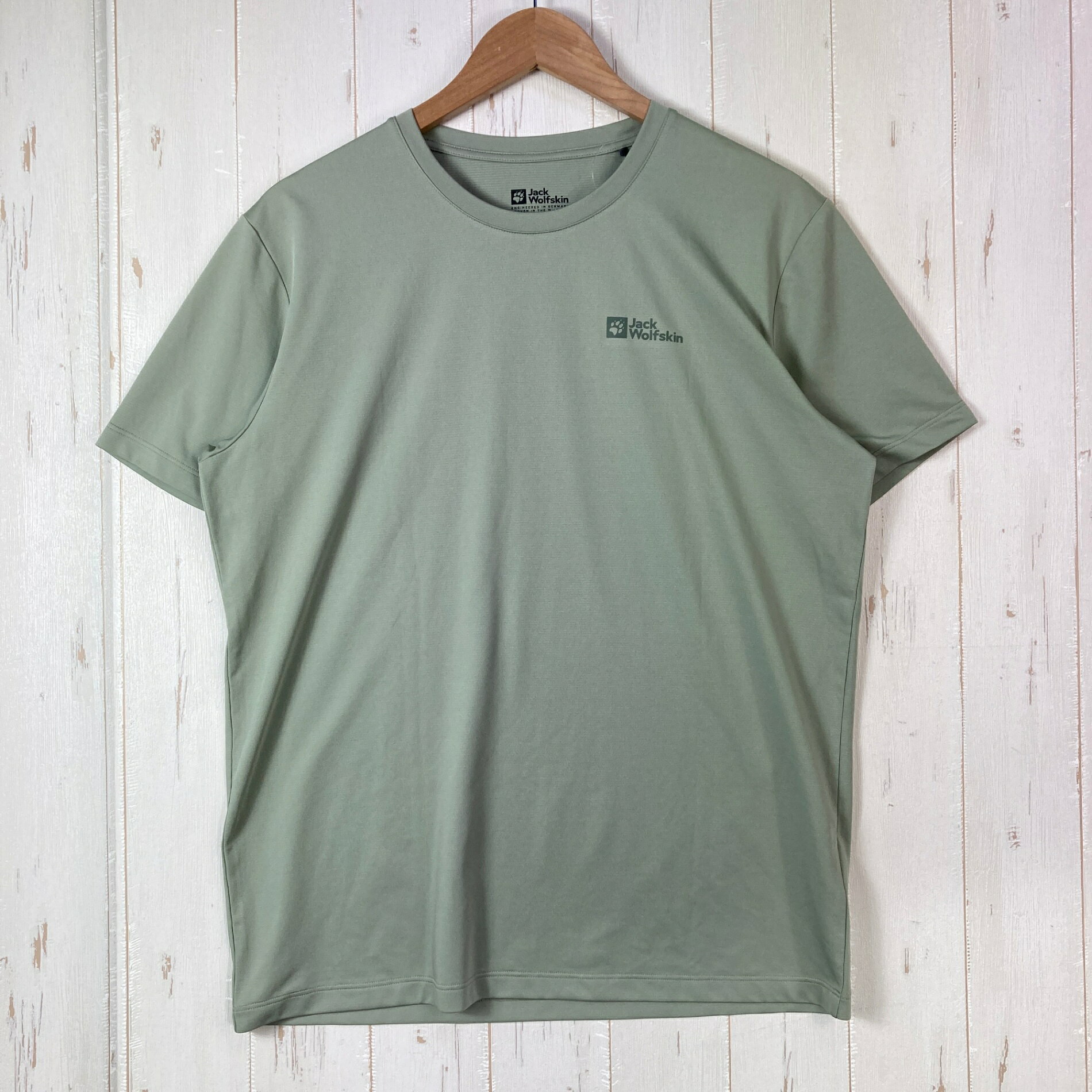 【Men's M】【Men's M グリーン系】Jackwolfskin ( ジャックウルフスキン ) テキサドライ ティー Texadri Tee ポリエステル ウェア トップス インナー シャツ ショートスリーブTシャツ クルーネック 化繊 z00059913 グリーン系 ウェア トップス インナー シャツ ショートスリーブTシャツ クルーネック 化繊 ・セカンドギア在庫コード: ITMI81W3D0MI（お問い合わせの際はこちらをお伝え下さい） ・メーカー: Jackwolfskin ( ジャックウルフスキン ) ■生産情報 ・生産国: 中国 ( China ) ■素材情報 ・組成: ポリエステル100% ■サイズ情報 ・Gender/Age: Men's ・代表サイズ: M ・サイズ備考: EU：M / US：M / UK：40 / ASIA：L ■カラー ・カラー系統: グリーン系 ■コンディション ・グレード: 中古B ※グレーディング目安　 ├ 新品：当店オリジナル製品 ├ 未使用：新古品 ├ 中古S：新品同様 ├ 中古A：美中古 ├ 中古B：良い状態の中古 ├ 中古C：通常使用可能な中古 └ 中古D：通常使用困難な中古 ・コンディション詳細・備考: ■状態スコア：73 / 100 点 ■状態明細：旧モデル / 微細な使用感 / 微細なひきつり（胸部のプリントロゴ下） ■採寸値・実測値 ※全て外寸値です。また、手作業による採寸および簡易な秤による計測のため、誤差はご容赦下さい。 ・身幅: 53cm ・すそ幅: 49cm ・着丈: 68cm ・肩幅: 47cm ・そで丈: 21cm ・総重量（付属品等含む）: 113g ※ ネコポス・圧縮梱包にご理解・ご協力をお願いします ※ こちらのお品物は基本的に『ネコポス』での発送となります。郵便ポストへの投函にて配達完了となります。また、出荷から配達までの追跡は宅急便と同様に可能ですのでご安心下さい。 当店では、コンパクトに梱包することが可能なお品物につきましては『ネコポス』での発送とさせて頂いております。ウェア・バッグ等の一部ファブリック系商品につきましては、『ネコポス』のシビアなサイズ規定を確実にクリアするため、脱気式圧縮袋を使用する場合がございます。それにより、お品物にシワ等が生じる可能性がございます。また、箱に収納されている状態のお品物（未開封品含む）につきましても、箱から出した状態にて梱包させて頂く可能性がございます。 当店では、原則として全品送料無料（店舗負担）にて発送をさせて頂いております。ですが、近年の燃料費・人件費・物価高騰により運送会社送料も上昇傾向にあり、送料の負担・吸収は年々難しくなってきております。お気軽にご注文頂けるよう、引き続き送料無料サービスを継続して参るため、何卒ご理解・ご協力のほどよろしくお願い致します。 なお、『ネコポス』での発送および圧縮梱包にご了承頂けない場合は、ご注文時に別の配送方法を選択下さい。