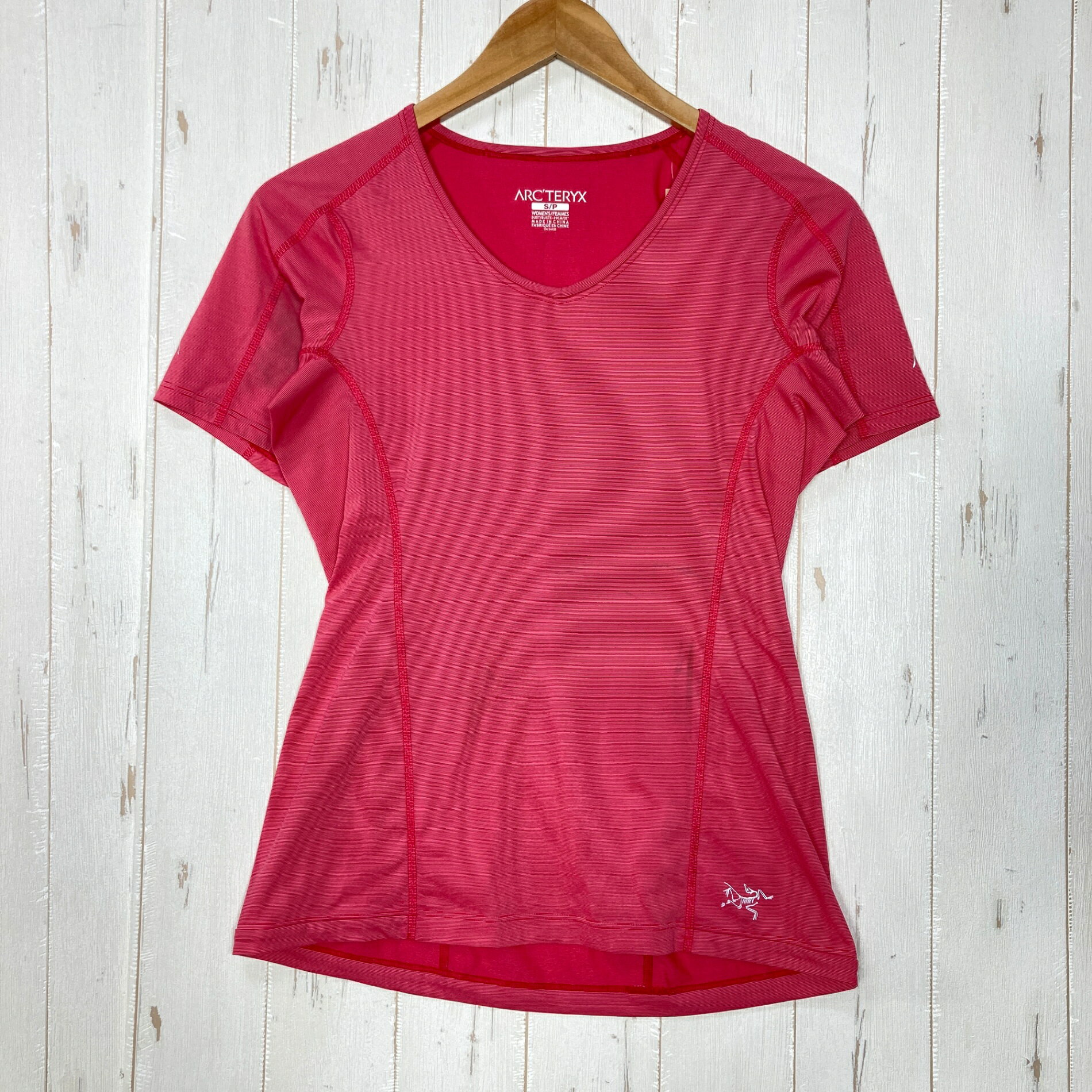 【Women's S】【Women's S ピンク系】Arcteryx ( アークテリクス ) ショートスリーブ Vネック ティーシャツ Short Sleeve V Neck Tee Shirt ウェア トップス インナー シャツ ショートスリーブTシャツ クルーネック 化繊 z00059885 ピンク系 ウェア トップス インナー シャツ ショートスリーブTシャツ クルーネック 化繊 ・セカンドギア在庫コード: ITT0EMFEGS75（お問い合わせの際はこちらをお伝え下さい） ・メーカー: Arcteryx ( アークテリクス ) ■生産情報 ・生産国: 中国 ( China ) ■サイズ情報 ・Gender/Age: Women's ・代表サイズ: S ■カラー ・カラー系統: ピンク系 ■コンディション ・グレード: 中古C ※グレーディング目安　 ├ 新品：当店オリジナル製品 ├ 未使用：新古品 ├ 中古S：新品同様 ├ 中古A：美中古 ├ 中古B：良い状態の中古 ├ 中古C：通常使用可能な中古 └ 中古D：通常使用困難な中古 ・コンディション詳細・備考: ■状態スコア：56 / 100 点 ■状態明細：旧モデル / 多少の使用感 / 多少の汚れ（腹部・肩・背面下部などの各所） / 微細なスレ（右肩甲骨付近などの各所） ■採寸値・実測値 ※全て外寸値です。また、手作業による採寸および簡易な秤による計測のため、誤差はご容赦下さい。 ・身幅: 44cm ・すそ幅: 41cm ・着丈: 60cm ・ゆき丈: 37cm ・総重量（付属品等含む）: 66g ※ ネコポス・圧縮梱包にご理解・ご協力をお願いします ※ こちらのお品物は基本的に『ネコポス』での発送となります。郵便ポストへの投函にて配達完了となります。また、出荷から配達までの追跡は宅急便と同様に可能ですのでご安心下さい。 当店では、コンパクトに梱包することが可能なお品物につきましては『ネコポス』での発送とさせて頂いております。ウェア・バッグ等の一部ファブリック系商品につきましては、『ネコポス』のシビアなサイズ規定を確実にクリアするため、脱気式圧縮袋を使用する場合がございます。それにより、お品物にシワ等が生じる可能性がございます。また、箱に収納されている状態のお品物（未開封品含む）につきましても、箱から出した状態にて梱包させて頂く可能性がございます。 当店では、原則として全品送料無料（店舗負担）にて発送をさせて頂いております。ですが、近年の燃料費・人件費・物価高騰により運送会社送料も上昇傾向にあり、送料の負担・吸収は年々難しくなってきております。お気軽にご注文頂けるよう、引き続き送料無料サービスを継続して参るため、何卒ご理解・ご協力のほどよろしくお願い致します。 なお、『ネコポス』での発送および圧縮梱包にご了承頂けない場合は、ご注文時に別の配送方法を選択下さい。