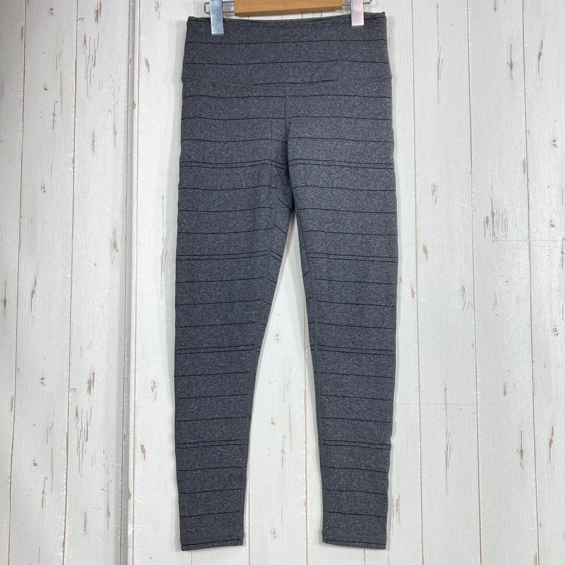【Women's S】【Women's S グレー系】Prana ( プラナ ) ストライプ フィット レギンス Striped Fit Legging ウェア ボトムス タイツ z00059932 グレー系 ウェア ボトムス タイツ ・セカンドギア在庫コード: ITQVPNC3CP8W（お問い合わせの際はこちらをお伝え下さい） ・メーカー: Prana ( プラナ ) ■生産情報 ・生産国: ベトナム ( Viet Nam ) ■サイズ情報 ・Gender/Age: Women's ・代表サイズ: S ■カラー ・カラー系統: グレー系 ■コンディション ・グレード: 中古A ※グレーディング目安　 ├ 新品：当店オリジナル製品 ├ 未使用：新古品 ├ 中古S：新品同様 ├ 中古A：美中古 ├ 中古B：良い状態の中古 ├ 中古C：通常使用可能な中古 └ 中古D：通常使用困難な中古 ・コンディション詳細・備考: ■状態スコア：83 / 100 点 ■状態明細：旧モデル / 微細な使用感 ■採寸値・実測値 ※全て外寸値です。また、手作業による採寸および簡易な秤による計測のため、誤差はご容赦下さい。 ・総丈: 86cm ・平置胴囲: 66cm ・最大胴囲: 72cm ・股下: 60cm ・股上: 29cm ・わたり: 22cm ・すそ幅: 10cm ・総重量（付属品等含む）: 230g ※ ネコポス・圧縮梱包にご理解・ご協力をお願いします ※ こちらのお品物は基本的に『ネコポス』での発送となります。郵便ポストへの投函にて配達完了となります。また、出荷から配達までの追跡は宅急便と同様に可能ですのでご安心下さい。 当店では、コンパクトに梱包することが可能なお品物につきましては『ネコポス』での発送とさせて頂いております。ウェア・バッグ等の一部ファブリック系商品につきましては、『ネコポス』のシビアなサイズ規定を確実にクリアするため、脱気式圧縮袋を使用する場合がございます。それにより、お品物にシワ等が生じる可能性がございます。また、箱に収納されている状態のお品物（未開封品含む）につきましても、箱から出した状態にて梱包させて頂く可能性がございます。 当店では、原則として全品送料無料（店舗負担）にて発送をさせて頂いております。ですが、近年の燃料費・人件費・物価高騰により運送会社送料も上昇傾向にあり、送料の負担・吸収は年々難しくなってきております。お気軽にご注文頂けるよう、引き続き送料無料サービスを継続して参るため、何卒ご理解・ご協力のほどよろしくお願い致します。 なお、『ネコポス』での発送および圧縮梱包にご了承頂けない場合は、ご注文時に別の配送方法を選択下さい。