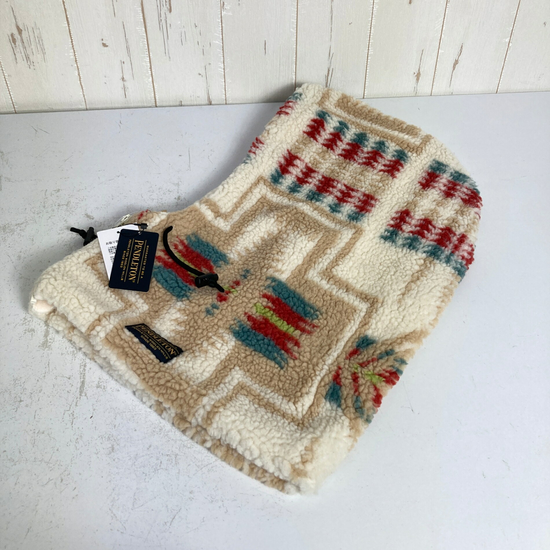 【OneSize】【 OneSize ベージュ系】Pendleton ( ペンドルトン ) ボア ジップ バラクラバ BOA ZIP BALACLAVA オフホワイト ポリエステル ウェア ウェア小物 ヘッドウェア バラクラバ z00060004 オフホワイト ベージュ系 ウェア ウェア小物 ヘッドウェア バラクラバ ・セカンドギア在庫コード: ITUSLCR6DU1C（お問い合わせの際はこちらをお伝え下さい） ・メーカー: Pendleton ( ペンドルトン ) ・型番: PDT-000-233022 ■生産情報 ・生産国: 中国 ( China ) ■素材情報 ・組成: ポリエステル100% ■サイズ情報 ・代表サイズ: OneSize ■カラー ・カタログカラー: オフホワイト ・カラー系統: ベージュ系 ・カラー系統2: レッド系 ■コンディション ・グレード: 未使用 ※グレーディング目安　 ├ 新品：当店オリジナル製品 ├ 未使用：新古品 ├ 中古S：新品同様 ├ 中古A：美中古 ├ 中古B：良い状態の中古 ├ 中古C：通常使用可能な中古 └ 中古D：通常使用困難な中古 ・コンディション詳細・備考: ■状態スコア：100 / 100 点 ■状態明細：紙タグあり未使用 ■採寸値・実測値 ※全て外寸値です。また、手作業による採寸および簡易な秤による計測のため、誤差はご容赦下さい。 ・総重量（付属品等含む）: 230g ■カタログスペック ※以下はメーカー公表のスペック値をそのままにご紹介するものです。表現・仕様・付属物の有無等、お品物現品との完全な一致をお約束するものではございません。 ペンドルトンを代表する伝統的な柄、ハーディングパターンのボアを使用したバラクラバ。 首や耳が触れる内側には肌当たりの良いフリース素材を採用しています。 ジップで着脱可能なので、もう静電気を気にする必要がありません。