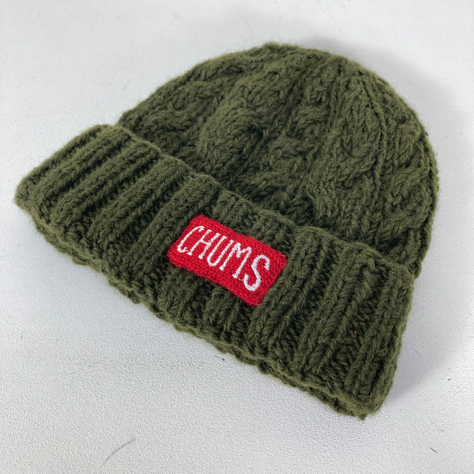 【OneSize】【 OneSize グリーン系】Chums ( チャムス ) ネパール ニット ワッチ Nepal Knit Watch ウール ウェア ウェア小物 ヘッドウェア ビーニー z00059964 グリーン系 ウェア ウェア小物 ヘッドウェア ビーニー ・セカンドギア在庫コード: ITRN5TBL9QZC（お問い合わせの際はこちらをお伝え下さい） ・メーカー: Chums ( チャムス ) ・型番: CH05-1397 ■生産情報 ・生産国: ネパール ( Nepal ) ■素材情報 ・組成: ウール100% ■サイズ情報 ・代表サイズ: OneSize ・サイズ備考: 20cm ■カラー ・カラー系統: グリーン系 ■コンディション ・グレード: 中古A ※グレーディング目安　 ├ 新品：当店オリジナル製品 ├ 未使用：新古品 ├ 中古S：新品同様 ├ 中古A：美中古 ├ 中古B：良い状態の中古 ├ 中古C：通常使用可能な中古 └ 中古D：通常使用困難な中古 ・コンディション詳細・備考: ■状態スコア：85 / 100 点 ■状態明細：微細な使用感 / 微細な毛羽立ち（各所） ■採寸値・実測値 ※全て外寸値です。また、手作業による採寸および簡易な秤による計測のため、誤差はご容赦下さい。 ・総重量（付属品等含む）: 98g ■カタログスペック ※以下はメーカー公表のスペック値をそのままにご紹介するものです。表現・仕様・付属物の有無等、お品物現品との完全な一致をお約束するものではございません。 フロントに編み込んだCHUMSロゴがワンポイント、温もりある表情のケーブル編みのニット帽。あたたかみ溢れるウール100％素材を使用。たっぷりと空気を含んだウール素材は保温力抜群で、柔らかく被り心地の良さが魅力。ハンドメイドならではのほっこりとした雰囲気を楽しめます。 ※ ネコポス・圧縮梱包にご理解・ご協力をお願いします ※ こちらのお品物は基本的に『ネコポス』での発送となります。郵便ポストへの投函にて配達完了となります。また、出荷から配達までの追跡は宅急便と同様に可能ですのでご安心下さい。 当店では、コンパクトに梱包することが可能なお品物につきましては『ネコポス』での発送とさせて頂いております。ウェア・バッグ等の一部ファブリック系商品につきましては、『ネコポス』のシビアなサイズ規定を確実にクリアするため、脱気式圧縮袋を使用する場合がございます。それにより、お品物にシワ等が生じる可能性がございます。また、箱に収納されている状態のお品物（未開封品含む）につきましても、箱から出した状態にて梱包させて頂く可能性がございます。 当店では、原則として全品送料無料（店舗負担）にて発送をさせて頂いております。ですが、近年の燃料費・人件費・物価高騰により運送会社送料も上昇傾向にあり、送料の負担・吸収は年々難しくなってきております。お気軽にご注文頂けるよう、引き続き送料無料サービスを継続して参るため、何卒ご理解・ご協力のほどよろしくお願い致します。 なお、『ネコポス』での発送および圧縮梱包にご了承頂けない場合は、ご注文時に別の配送方法を選択下さい。