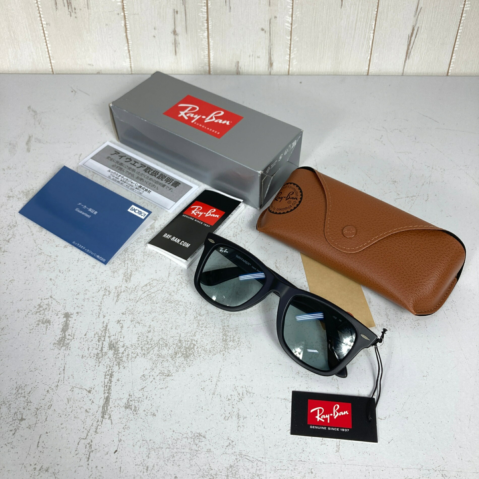 【OneSize】【 OneSize ブラック系】Rayban ( レイバン ) オリジナル ウェイファーラー クラシック ORIGINAL WAYFARER CLASSIC ウェア ウェア小物 アイウェア サングラス z00059935 ブラック系 ウェア ウェア小物 アイウェア サングラス ・セカンドギア在庫コード: ITAU9XBFHD8O（お問い合わせの際はこちらをお伝え下さい） ・メーカー: Rayban ( レイバン ) ・型番: ORB2140F ■生産情報 ・生産国: イタリア ( Italy ) ■サイズ情報 ・代表サイズ: OneSize ■カラー ・カラー系統: ブラック系 ・カラー系統2: ブルー系 ■コンディション ・グレード: 未使用 ※グレーディング目安　 ├ 新品：当店オリジナル製品 ├ 未使用：新古品 ├ 中古S：新品同様 ├ 中古A：美中古 ├ 中古B：良い状態の中古 ├ 中古C：通常使用可能な中古 └ 中古D：通常使用困難な中古 ・コンディション詳細・備考: ■状態スコア：100 / 100 点 ■状態明細：紙タグあり未使用 / ※付属品あり（セミハードケース・元箱・メーカー保証書） ■採寸値・実測値 ※全て外寸値です。また、手作業による採寸および簡易な秤による計測のため、誤差はご容赦下さい。 ・総重量（付属品等含む）: 130g ■カタログスペック ※以下はメーカー公表のスペック値をそのままにご紹介するものです。表現・仕様・付属物の有無等、お品物現品との完全な一致をお約束するものではございません。 Ray-BanのWayfarer（ウェイファーラー）サングラスを独自のカラーコンビネーションでアレンジしたOriginal Wayfarer Color Mix（オリジナル ウェイファーラー カラー ミックス）。1952年に考案された特徴的なWayfarerのシェイプに、鮮やかなステートメントカラーを組み合わせた、注目を集めるモデルです。Ray-BanのOriginal Wayfarer Color Mix RB2140サングラスは、時代を超えたWayfarerにユニークで未来的なタッチをプラス。最も人気のある他にはないサングラスでありながら、自分のオリジナルスタイルを実現できます。Ray-BanのOriginal Wayfarer Color Mixサングラスは、最適な装着感、クリアな視界、そしてUVプロテクションを兼ね備えています。