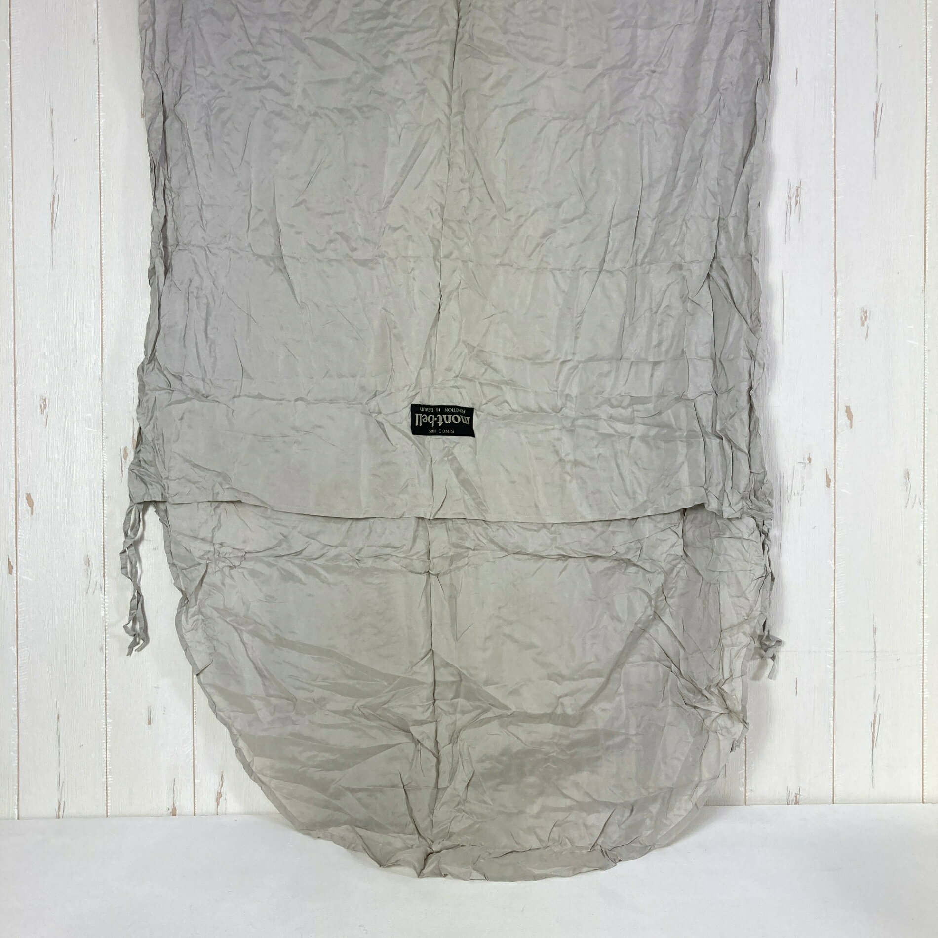 【OneSize】【 OneSize グレー系】Montbell ( モンベル ) シルク シーツ Silk Sheet シルク スリーピングシステム シュラフライナー シーツ z00059954 グレー系 スリーピングシステム シュラフライナー シーツ ・セカンドギア在庫コード: ITI761Z6D9YW（お問い合わせの際はこちらをお伝え下さい） ・メーカー: Montbell ( モンベル ) ・型番: 1121582 ■生産情報 ・生産国: 中国 ( China ) ■素材情報 ・組成: シルク100% ■サイズ情報 ・代表サイズ: OneSize ■カラー ・カラー系統: グレー系 ■コンディション ・グレード: 中古A ※グレーディング目安　 ├ 新品：当店オリジナル製品 ├ 未使用：新古品 ├ 中古S：新品同様 ├ 中古A：美中古 ├ 中古B：良い状態の中古 ├ 中古C：通常使用可能な中古 └ 中古D：通常使用困難な中古 ・コンディション詳細・備考: ■状態スコア：76 / 100 点 ■状態明細：旧モデル / 微細な使用感 / ※付属品あり（収納袋） / 微細な汚れ（各所） ■採寸値・実測値 ※全て外寸値です。また、手作業による採寸および簡易な秤による計測のため、誤差はご容赦下さい。 ・総重量（付属品等含む）: 169g ■カタログスペック ※以下はメーカー公表のスペック値をそのままにご紹介するものです。表現・仕様・付属物の有無等、お品物現品との完全な一致をお約束するものではございません。 滑らかで、心地よい肌ざわりのシルク製シーツです。吸湿性があるため汗による不快感が少なく、静電気も起こりにくくなっています。軽量コンパクトで、ツーリングやバックパッキングに最適です。寝袋とつないでズレを防ぐコードつきです。 ※ ネコポス・圧縮梱包にご理解・ご協力をお願いします ※ こちらのお品物は基本的に『ネコポス』での発送となります。郵便ポストへの投函にて配達完了となります。また、出荷から配達までの追跡は宅急便と同様に可能ですのでご安心下さい。 当店では、コンパクトに梱包することが可能なお品物につきましては『ネコポス』での発送とさせて頂いております。ウェア・バッグ等の一部ファブリック系商品につきましては、『ネコポス』のシビアなサイズ規定を確実にクリアするため、脱気式圧縮袋を使用する場合がございます。それにより、お品物にシワ等が生じる可能性がございます。また、箱に収納されている状態のお品物（未開封品含む）につきましても、箱から出した状態にて梱包させて頂く可能性がございます。 当店では、原則として全品送料無料（店舗負担）にて発送をさせて頂いております。ですが、近年の燃料費・人件費・物価高騰により運送会社送料も上昇傾向にあり、送料の負担・吸収は年々難しくなってきております。お気軽にご注文頂けるよう、引き続き送料無料サービスを継続して参るため、何卒ご理解・ご協力のほどよろしくお願い致します。 なお、『ネコポス』での発送および圧縮梱包にご了承頂けない場合は、ご注文時に別の配送方法を選択下さい。