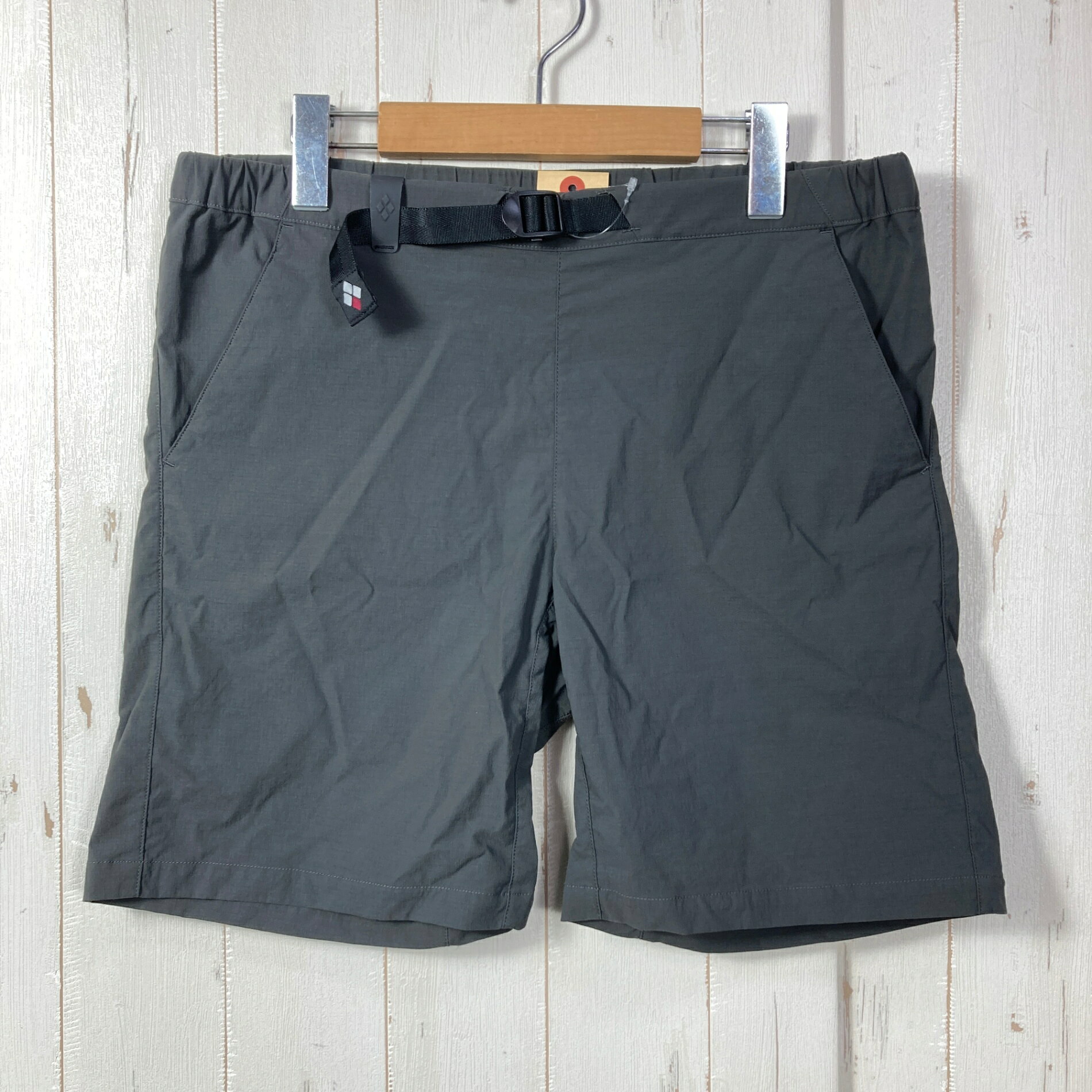 【Women's XL】【Women's XL グレー系】Montbell ( モンベル ) ストレッチ O.D. ショーツ ナイロン ウェア ボトムス ショーツ ショートパンツ ソフトシェル z00059999 グレー系 ウェア ボトムス ショーツ ショートパンツ ソフトシェル ・セカンドギア在庫コード: ITO6T9P97O3Y（お問い合わせの際はこちらをお伝え下さい） ・メーカー: Montbell ( モンベル ) ・型番: 1105474 ■生産情報 ・生産国: ベトナム ( Viet Nam ) ■素材情報 ・組成: ナイロン94% / ポリウレタン6% ■サイズ情報 ・Fit: Asian ・Gender/Age: Women's ・代表サイズ: XL ■カラー ・カラー系統: グレー系 ■コンディション ・グレード: 中古A ※グレーディング目安　 ├ 新品：当店オリジナル製品 ├ 未使用：新古品 ├ 中古S：新品同様 ├ 中古A：美中古 ├ 中古B：良い状態の中古 ├ 中古C：通常使用可能な中古 └ 中古D：通常使用困難な中古 ・コンディション詳細・備考: ■状態スコア：76 / 100 点 ■状態明細：旧モデル / 微細な使用感 / 微細な汚れ（ウエスト回り・背面などの各所） ■採寸値・実測値 ※全て外寸値です。また、手作業による採寸および簡易な秤による計測のため、誤差はご容赦下さい。 ・総丈: 42cm ・平置胴囲: 84cm ・最大胴囲: 90cm ・股下: 14cm ・股上: 31cm ・わたり: 26cm ・すそ幅: 25cm ■カタログスペック ※以下はメーカー公表のスペック値をそのままにご紹介するものです。表現・仕様・付属物の有無等、お品物現品との完全な一致をお約束するものではございません。 ストレッチ性を備え、抜群の運動性を持つショーツです。軽量でハリ・コシがあり、はっ水性を備える薄手の素材を使用しています。 ※ ネコポス・圧縮梱包にご理解・ご協力をお願いします ※ こちらのお品物は基本的に『ネコポス』での発送となります。郵便ポストへの投函にて配達完了となります。また、出荷から配達までの追跡は宅急便と同様に可能ですのでご安心下さい。 当店では、コンパクトに梱包することが可能なお品物につきましては『ネコポス』での発送とさせて頂いております。ウェア・バッグ等の一部ファブリック系商品につきましては、『ネコポス』のシビアなサイズ規定を確実にクリアするため、脱気式圧縮袋を使用する場合がございます。それにより、お品物にシワ等が生じる可能性がございます。また、箱に収納されている状態のお品物（未開封品含む）につきましても、箱から出した状態にて梱包させて頂く可能性がございます。 当店では、原則として全品送料無料（店舗負担）にて発送をさせて頂いております。ですが、近年の燃料費・人件費・物価高騰により運送会社送料も上昇傾向にあり、送料の負担・吸収は年々難しくなってきております。お気軽にご注文頂けるよう、引き続き送料無料サービスを継続して参るため、何卒ご理解・ご協力のほどよろしくお願い致します。 なお、『ネコポス』での発送および圧縮梱包にご了承頂けない場合は、ご注文時に別の配送方法を選択下さい。