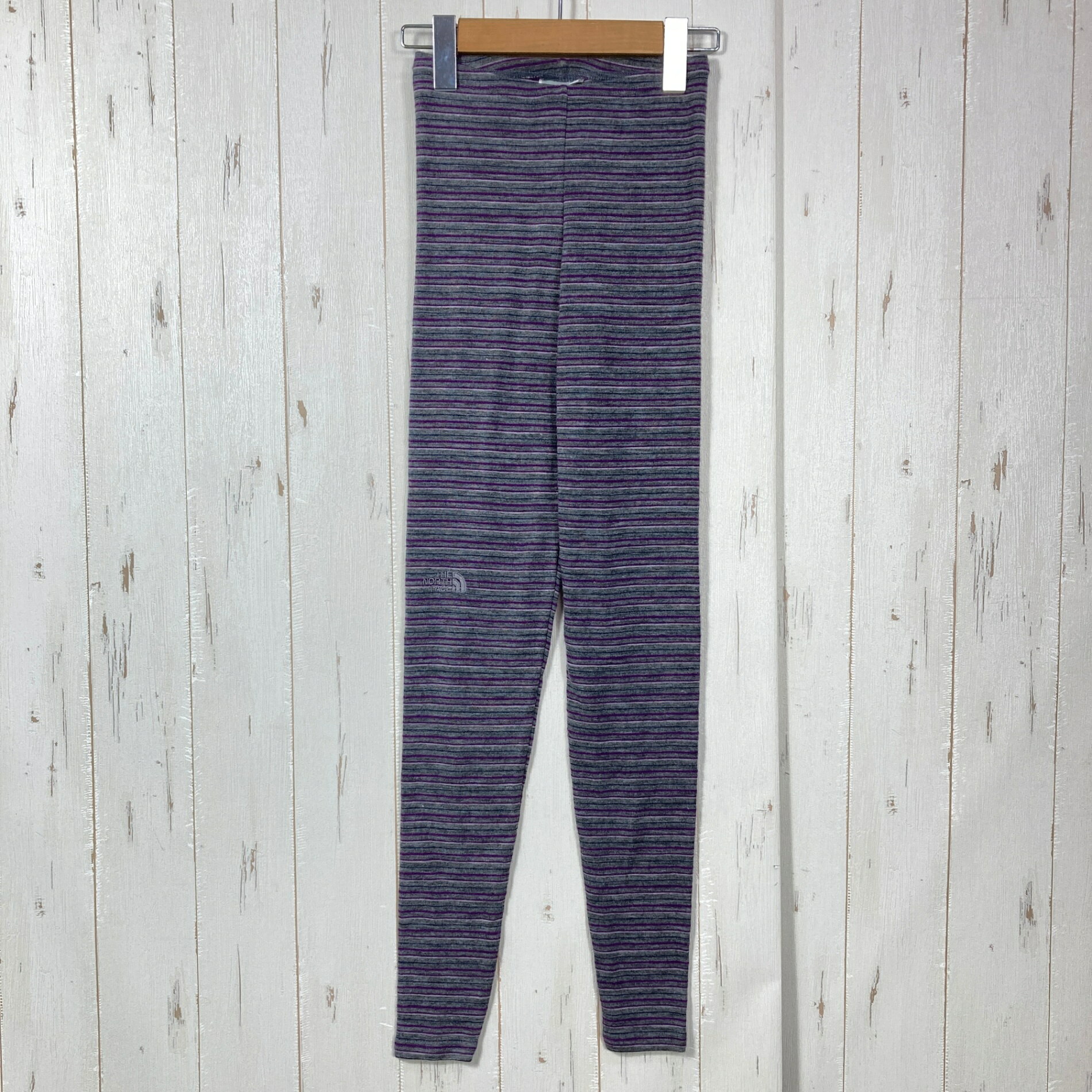 【Women's S】【Women's S グレー系】The North Face ( ザ・ノースフェイス ) リーブス スパッツ Leaves Spats ポリプロピレン ウェア ボトムス タイツ z00059895 グレー系 ウェア ボトムス タイツ ・セカンドギア在庫コード: ITG92SPULXNO（お問い合わせの際はこちらをお伝え下さい） ・メーカー: The North Face ( ザ・ノースフェイス ) ・型番: NTW35010 ■生産情報 ・生産国: 中国 ( China ) ■素材情報 ・組成: ポリプロピレン80% / ポリエステル20% ■サイズ情報 ・Gender/Age: Women's ・代表サイズ: S ■カラー ・カラー系統: グレー系 ・カラー系統2: パープル系 ■コンディション ・グレード: 中古B ※グレーディング目安　 ├ 新品：当店オリジナル製品 ├ 未使用：新古品 ├ 中古S：新品同様 ├ 中古A：美中古 ├ 中古B：良い状態の中古 ├ 中古C：通常使用可能な中古 └ 中古D：通常使用困難な中古 ・コンディション詳細・備考: ■状態スコア：70 / 100 点 ■状態明細：旧モデル / 若干の使用感 / 若干の毛羽立ち（各所） ■採寸値・実測値 ※全て外寸値です。また、手作業による採寸および簡易な秤による計測のため、誤差はご容赦下さい。 ・総丈: 89cm ・平置胴囲: 52cm ・最大胴囲: 56cm ・股下: 69cm ・股上: 27cm ・わたり: 18cm ・すそ幅: 8cm ・総重量（付属品等含む）: 140g ※ ネコポス・圧縮梱包にご理解・ご協力をお願いします ※ こちらのお品物は基本的に『ネコポス』での発送となります。郵便ポストへの投函にて配達完了となります。また、出荷から配達までの追跡は宅急便と同様に可能ですのでご安心下さい。 当店では、コンパクトに梱包することが可能なお品物につきましては『ネコポス』での発送とさせて頂いております。ウェア・バッグ等の一部ファブリック系商品につきましては、『ネコポス』のシビアなサイズ規定を確実にクリアするため、脱気式圧縮袋を使用する場合がございます。それにより、お品物にシワ等が生じる可能性がございます。また、箱に収納されている状態のお品物（未開封品含む）につきましても、箱から出した状態にて梱包させて頂く可能性がございます。 当店では、原則として全品送料無料（店舗負担）にて発送をさせて頂いております。ですが、近年の燃料費・人件費・物価高騰により運送会社送料も上昇傾向にあり、送料の負担・吸収は年々難しくなってきております。お気軽にご注文頂けるよう、引き続き送料無料サービスを継続して参るため、何卒ご理解・ご協力のほどよろしくお願い致します。 なお、『ネコポス』での発送および圧縮梱包にご了承頂けない場合は、ご注文時に別の配送方法を選択下さい。