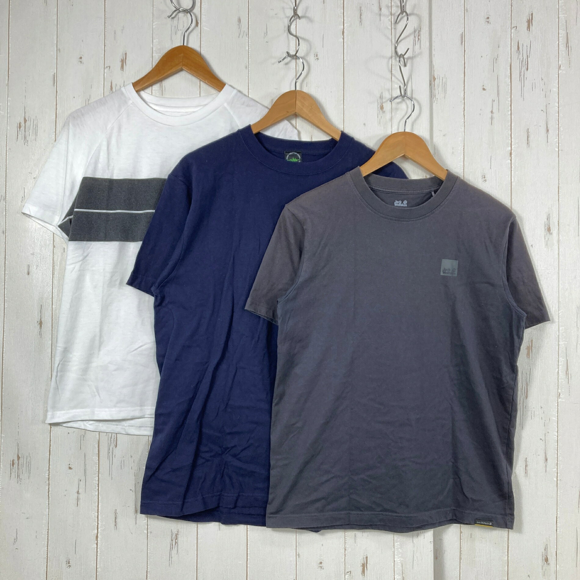 【Men's L】【Men's L ブラック系】Jackwolfskin ( ジャックウルフスキン ) ・カラビナ・ナーディマウンテンワークス ショートスリーブティー 計3点セット バルク販売 卸売り ウェア トップス インナー シャツ ショートスリーブTシャツ クルーネック コットン z00060048 ブラック系 ウェア トップス インナー シャツ ショートスリーブTシャツ クルーネック コットン ・セカンドギア在庫コード: IT80AVC4X5E8（お問い合わせの際はこちらをお伝え下さい） ・メーカー: Jackwolfskin ( ジャックウルフスキン ) ■サイズ情報 ・Gender/Age: Men's ・代表サイズ: L ■カラー ・カラー系統: ブラック系 ・カラー系統2: ホワイト系 ・カラー系統3: ネイビー系 ■コンディション ・グレード: 中古C ※グレーディング目安　 ├ 新品：当店オリジナル製品 ├ 未使用：新古品 ├ 中古S：新品同様 ├ 中古A：美中古 ├ 中古B：良い状態の中古 ├ 中古C：通常使用可能な中古 └ 中古D：通常使用困難な中古 ・コンディション詳細・備考: ■状態スコア：55 / 100 点 ■状態明細：多少の使用感 / 多少の汚れ / 多少のスレ傷 ■採寸値・実測値 ※全て外寸値です。また、手作業による採寸および簡易な秤による計測のため、誤差はご容赦下さい。 ・総重量（付属品等含む）: 578g ■カタログスペック ※以下はメーカー公表のスペック値をそのままにご紹介するものです。表現・仕様・付属物の有無等、お品物現品との完全な一致をお約束するものではございません。 ※処分価格でのバルクセット販売となっております。ブランド・モデル・状態等様々です。画像にてご判断の上、商品個別の問い合わせはご遠慮下さい。