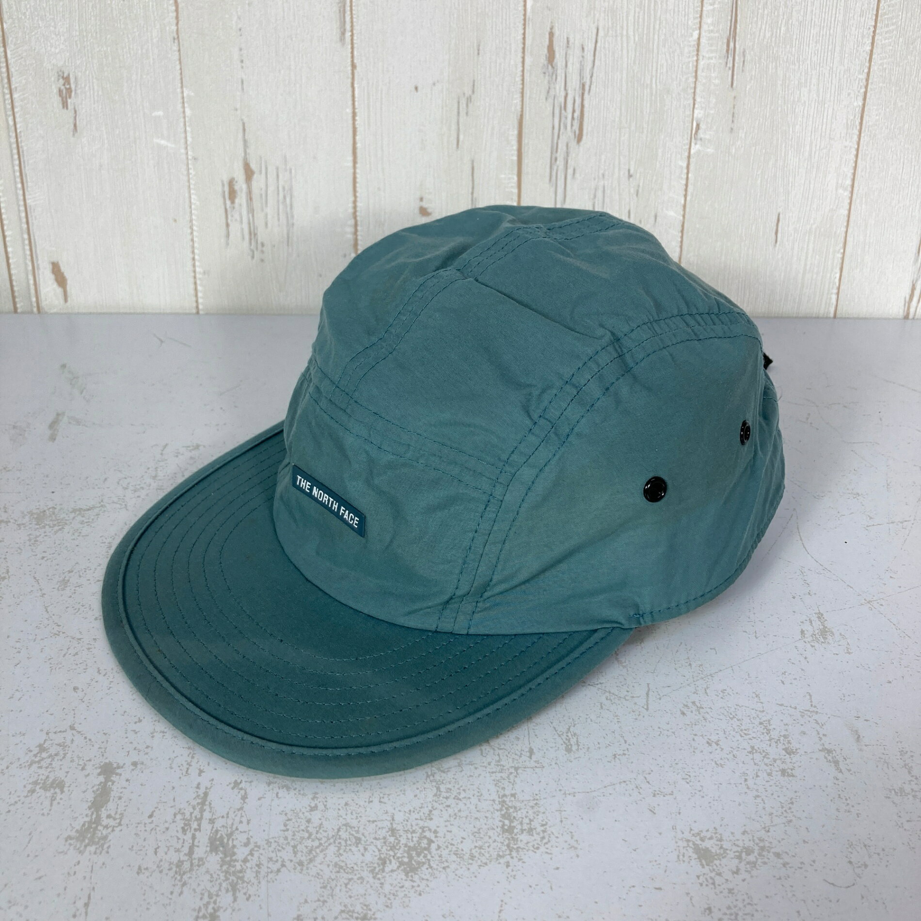【Unisex OneSize】【Unisex OneSize ブルー系】The North Face ( ザ・ノースフェイス ) ファイブ パネル キャップ Five Panel Cap ナイロン ウェア ウェア小物 ヘッドウェア キャップ z00059995 ブルー系 ウェア ウェア小物 ヘッドウェア キャップ ・セカンドギア在庫コード: ITDBQEDGWYG8（お問い合わせの際はこちらをお伝え下さい） ・メーカー: The North Face ( ザ・ノースフェイス ) ・型番: NN01825 ■生産情報 ・生産国: 中国 ( China ) ■素材情報 ・組成: ナイロン100% ■サイズ情報 ・Gender/Age: Unisex ・代表サイズ: OneSize ■カラー ・カラー系統: ブルー系 ■コンディション ・グレード: 中古B ※グレーディング目安　 ├ 新品：当店オリジナル製品 ├ 未使用：新古品 ├ 中古S：新品同様 ├ 中古A：美中古 ├ 中古B：良い状態の中古 ├ 中古C：通常使用可能な中古 └ 中古D：通常使用困難な中古 ・コンディション詳細・備考: ■状態スコア：70 / 100 点 ■状態明細：旧モデル / 微細な使用感 / 微細な汚れ（外装を中心に各所） / 微細な色落ち（つば部分などの各所） ■採寸値・実測値 ※全て外寸値です。また、手作業による採寸および簡易な秤による計測のため、誤差はご容赦下さい。 ・総重量（付属品等含む）: 70g ■カタログスペック ※以下はメーカー公表のスペック値をそのままにご紹介するものです。表現・仕様・付属物の有無等、お品物現品との完全な一致をお約束するものではございません。 フロントにクラシカルなワンポイントデザインを施した、5パネルのカジュアルキャップです。 厚みのあるツバとしっかりとした素材で存在感を表現。 テープバックルでサイズ調節も容易にでき、さまざまなコーディネートに取り入れやすいデザインに仕上げています。 ※ ネコポス・圧縮梱包にご理解・ご協力をお願いします ※ こちらのお品物は基本的に『ネコポス』での発送となります。郵便ポストへの投函にて配達完了となります。また、出荷から配達までの追跡は宅急便と同様に可能ですのでご安心下さい。 当店では、コンパクトに梱包することが可能なお品物につきましては『ネコポス』での発送とさせて頂いております。ウェア・バッグ等の一部ファブリック系商品につきましては、『ネコポス』のシビアなサイズ規定を確実にクリアするため、脱気式圧縮袋を使用する場合がございます。それにより、お品物にシワ等が生じる可能性がございます。また、箱に収納されている状態のお品物（未開封品含む）につきましても、箱から出した状態にて梱包させて頂く可能性がございます。 当店では、原則として全品送料無料（店舗負担）にて発送をさせて頂いております。ですが、近年の燃料費・人件費・物価高騰により運送会社送料も上昇傾向にあり、送料の負担・吸収は年々難しくなってきております。お気軽にご注文頂けるよう、引き続き送料無料サービスを継続して参るため、何卒ご理解・ご協力のほどよろしくお願い致します。 なお、『ネコポス』での発送および圧縮梱包にご了承頂けない場合は、ご注文時に別の配送方法を選択下さい。