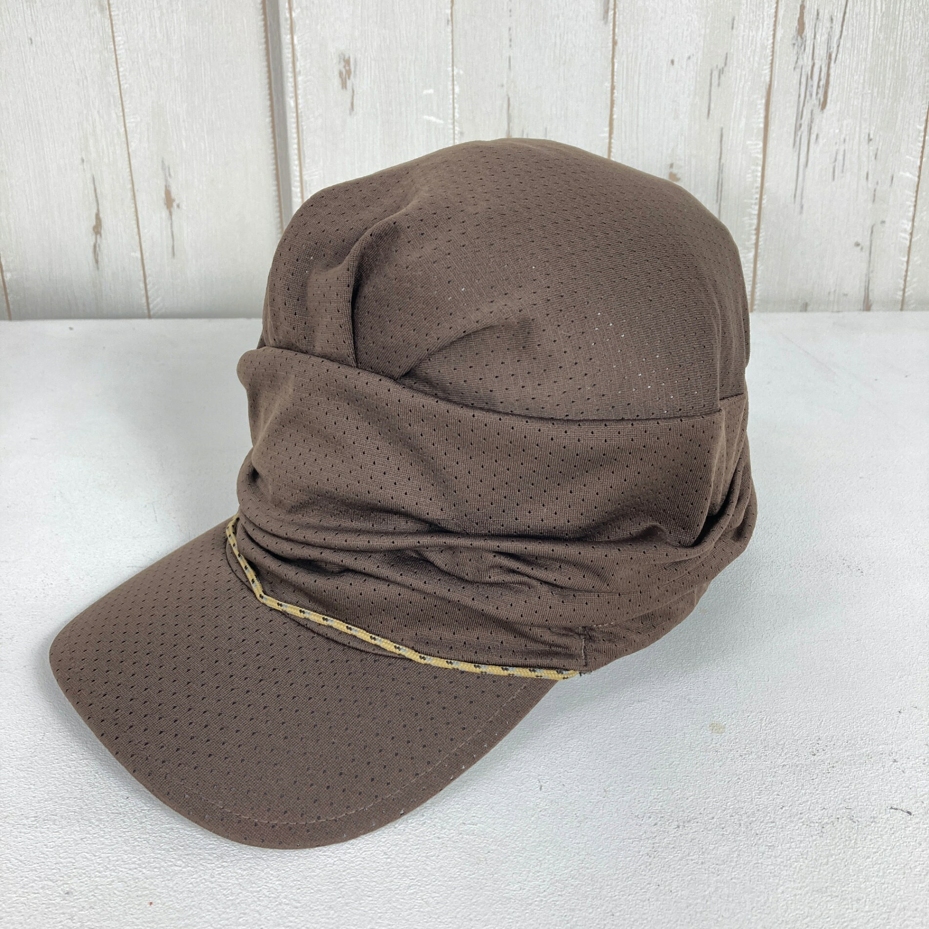 【Unisex OneSize】【Unisex OneSize ブラウン系】Marmot ( マーモット ) ニューメッシュ タックキャップ NEW MESH TUCK CAP ポリエステル ウェア ウェア小物 ヘッドウェア キャップ z00060166 ブラウン系 ウェア ウェア小物 ヘッドウェア キャップ ・セカンドギア在庫コード: IT7PHSWJI8C8（お問い合わせの際はこちらをお伝え下さい） ・メーカー: Marmot ( マーモット ) ・型番: MJC-S6388W ■生産情報 ・生産国: 中国 ( China ) ■素材情報 ・組成: ポリエステル100% ■サイズ情報 ・Gender/Age: Unisex ・代表サイズ: OneSize ■カラー ・カラー系統: ブラウン系 ■コンディション ・グレード: 中古A ※グレーディング目安　 ├ 新品：当店オリジナル製品 ├ 未使用：新古品 ├ 中古S：新品同様 ├ 中古A：美中古 ├ 中古B：良い状態の中古 ├ 中古C：通常使用可能な中古 └ 中古D：通常使用困難な中古 ・コンディション詳細・備考: ■状態スコア：76 / 100 点 ■状態明細：旧モデル / 微細な使用感 / 微細なダメージ（アクセサリーボタン欠損） ■採寸値・実測値 ※全て外寸値です。また、手作業による採寸および簡易な秤による計測のため、誤差はご容赦下さい。 ・総重量（付属品等含む）: 53g ■カタログスペック ※以下はメーカー公表のスペック値をそのままにご紹介するものです。表現・仕様・付属物の有無等、お品物現品との完全な一致をお約束するものではございません。 通気性、耐久はっ水、QUICKDRY／抗菌防臭（ビン皮）、リフレクトドローコード 四角コラボ定番のメッシュキャップ。ドローコードでサイズ調整が可能。ゆったりとしたデザインは髪の毛に張り付かず、ヘアースタイルが気になる女性にはとても嬉しい仕様になっている。ベーシックなカラーバリエーションはウェアを選ばず、メンズっぽくなりがちなキャップとのコーディネートがまた違う印象にもなりお勧めの1点。 ※ ネコポス・圧縮梱包にご理解・ご協力をお願いします ※ こちらのお品物は基本的に『ネコポス』での発送となります。郵便ポストへの投函にて配達完了となります。また、出荷から配達までの追跡は宅急便と同様に可能ですのでご安心下さい。 当店では、コンパクトに梱包することが可能なお品物につきましては『ネコポス』での発送とさせて頂いております。ウェア・バッグ等の一部ファブリック系商品につきましては、『ネコポス』のシビアなサイズ規定を確実にクリアするため、脱気式圧縮袋を使用する場合がございます。それにより、お品物にシワ等が生じる可能性がございます。また、箱に収納されている状態のお品物（未開封品含む）につきましても、箱から出した状態にて梱包させて頂く可能性がございます。 当店では、原則として全品送料無料（店舗負担）にて発送をさせて頂いております。ですが、近年の燃料費・人件費・物価高騰により運送会社送料も上昇傾向にあり、送料の負担・吸収は年々難しくなってきております。お気軽にご注文頂けるよう、引き続き送料無料サービスを継続して参るため、何卒ご理解・ご協力のほどよろしくお願い致します。 なお、『ネコポス』での発送および圧縮梱包にご了承頂けない場合は、ご注文時に別の配送方法を選択下さい。
