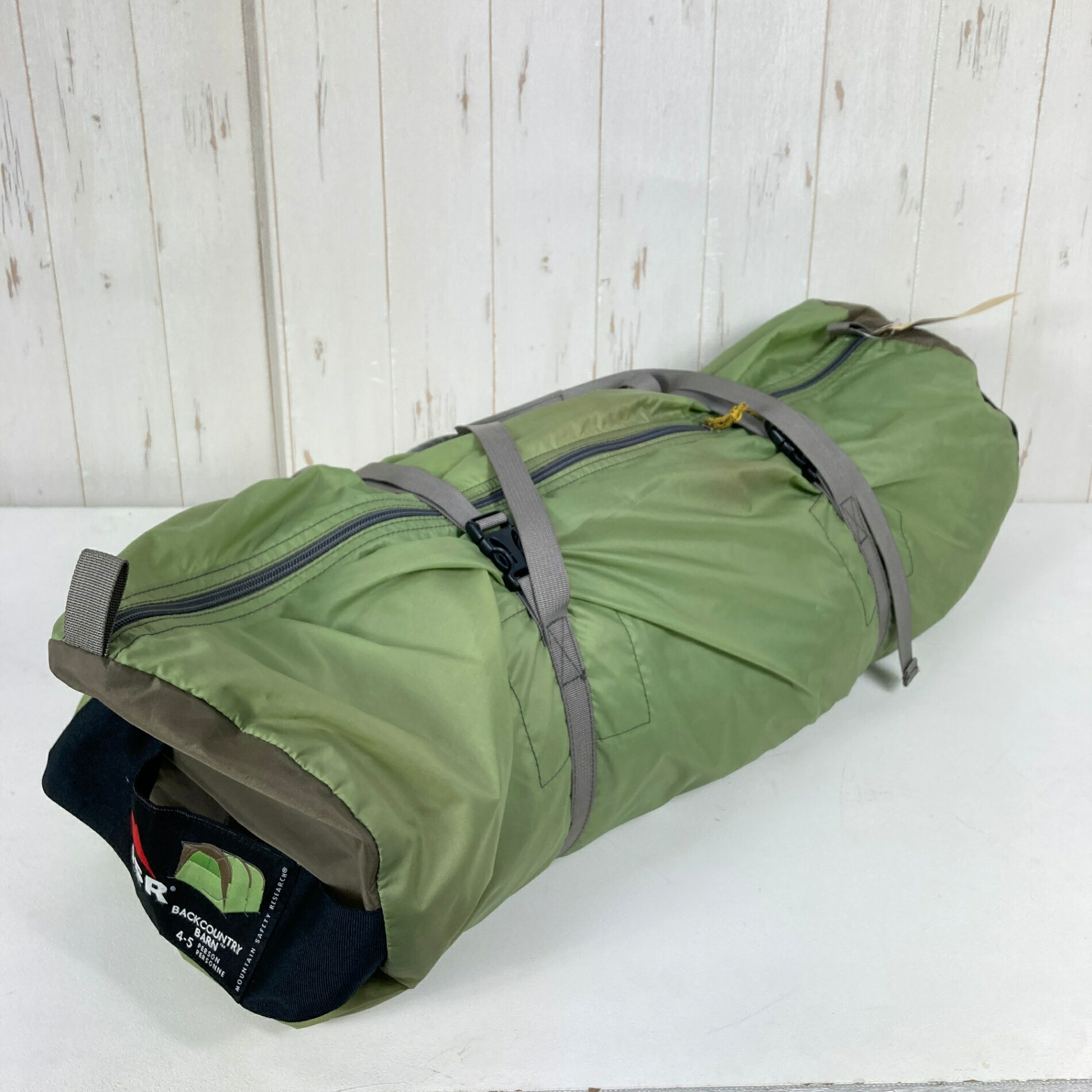【OneSize】【 OneSize グリーン系】2000s Msr ( エムエスアール ) バックカントリー バーン Backcountry Barn 生産終了モデル 入手困難 キャンピングギア テント キャンピングテント z00060077 グリーン系 キャンピングギア テント キャンピングテント ・セカンドギア在庫コード: IT75LYSOF2JE（お問い合わせの際はこちらをお伝え下さい） ・メーカー: Msr ( エムエスアール ) ■生産情報 ・生産年: 2000s ■サイズ情報 ・代表サイズ: OneSize ■カラー ・カラー系統: グリーン系 ■コンディション ・グレード: 中古D ※グレーディング目安　 ├ 新品：当店オリジナル製品 ├ 未使用：新古品 ├ 中古S：新品同様 ├ 中古A：美中古 ├ 中古B：良い状態の中古 ├ 中古C：通常使用可能な中古 └ 中古D：通常使用困難な中古 ・コンディション詳細・備考: ■状態スコア：24 / 100 点 ■状態明細：旧モデル / 【III】経年考慮 / やや顕著な経年劣化（本体内側のシームハガレ・PU劣化によるべたつき・オールドテント臭） / 多少の使用感 / 多少のスレ傷（ポール先端） / 微細なダメージ（スカートに2cm四方のリペア跡） / 若干の汚れ（各所） / ※付属品あり（フットプリント） ■採寸値・実測値 ※全て外寸値です。また、手作業による採寸および簡易な秤による計測のため、誤差はご容赦下さい。 ・総重量（付属品等含む）: 6450g ■カタログスペック ※以下はメーカー公表のスペック値をそのままにご紹介するものです。表現・仕様・付属物の有無等、お品物現品との完全な一致をお約束するものではございません。 簡単な設営：直線とカーブの単純な構造でこのサイズのテントとしては簡単に設営できます。 居住性：1.9mの天井と大きな前後の入口と日除けはどんな気候下で優れた換気ができて快適な居住性。 堅牢なつくり：考えられたデザインと多くのガイポイントからコードを張れば風の強いコンデションでも設営できます。 多目的：フロアーを取外せば様々な使い方ができます。