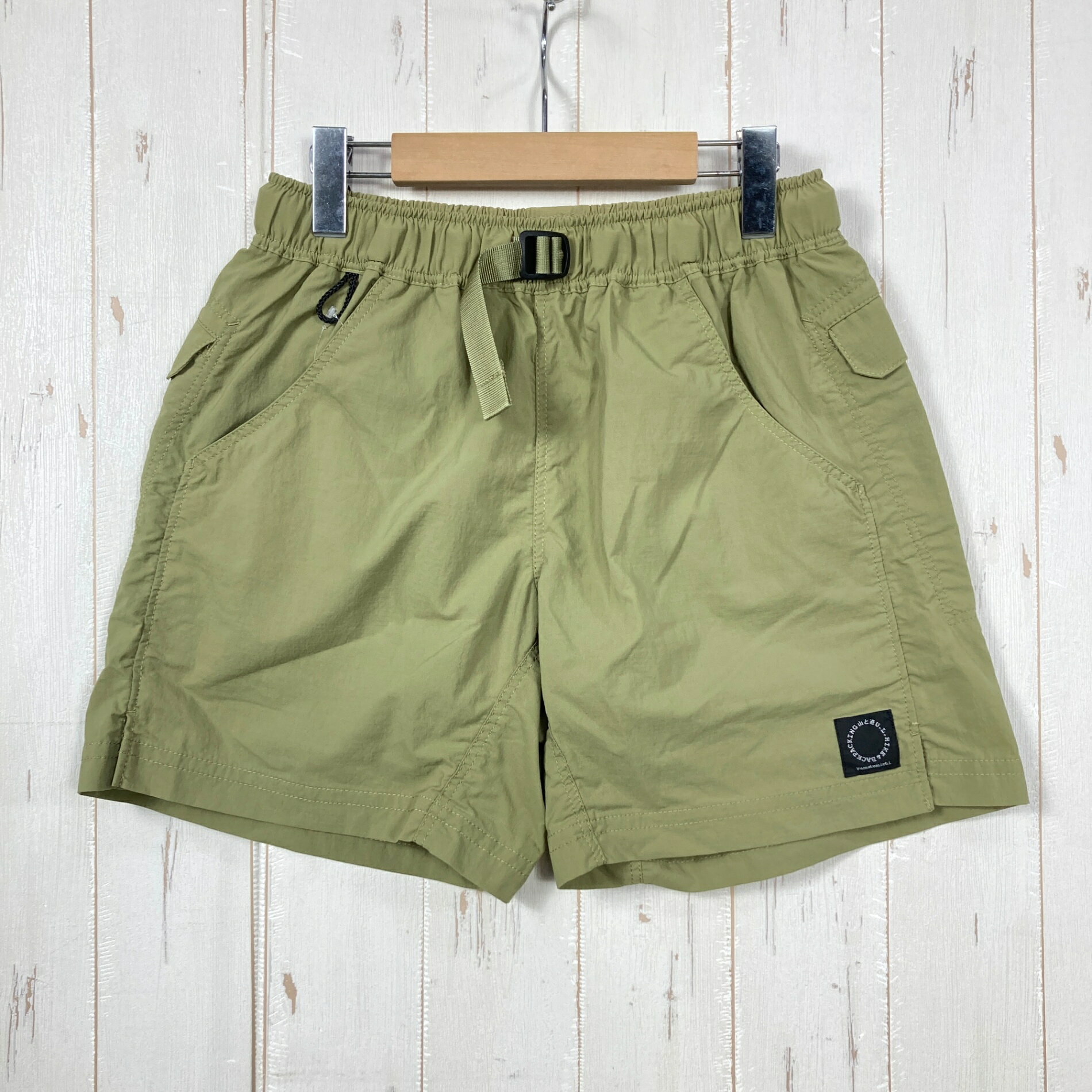 【Women's M】【Women's M グリーン系】2024 Yamatomichi ( 山と道 ) ダブルウィーブ ファイブポケット ショーツ DW 5-Pocket Shorts Dried Herb ナイロン ウェア ボトムス ショーツ ショートパンツ その他 z00060104 Dried Herb グリーン系 ウェア ボトムス ショーツ ショートパンツ その他 ・セカンドギア在庫コード: ITTG03Y5DJL8（お問い合わせの際はこちらをお伝え下さい） ・メーカー: Yamatomichi ( 山と道 ) ■生産情報 ・生産年: 2024 ・生産国: 日本 ( Japan ) ■素材情報 ・組成: ナイロン100% ■サイズ情報 ・Fit: Asian ・Gender/Age: Women's ・代表サイズ: M ■カラー ・カタログカラー: Dried Herb ・カラー系統: グリーン系 ■コンディション ・グレード: 中古S ※グレーディング目安　 ├ 新品：当店オリジナル製品 ├ 未使用：新古品 ├ 中古S：新品同様 ├ 中古A：美中古 ├ 中古B：良い状態の中古 ├ 中古C：通常使用可能な中古 └ 中古D：通常使用困難な中古 ・コンディション詳細・備考: ■状態スコア：92 / 100 点 ■状態明細：微細な使用感 ■採寸値・実測値 ※全て外寸値です。また、手作業による採寸および簡易な秤による計測のため、誤差はご容赦下さい。 ・総丈: 38cm ・平置胴囲: 66cm ・最大胴囲: 74cm ・股下: 15cm ・股上: 32cm ・わたり: 33cm ・すそ幅: 30cm ・総重量（付属品等含む）: 160g ■カタログスペック ※以下はメーカー公表のスペック値をそのままにご紹介するものです。表現・仕様・付属物の有無等、お品物現品との完全な一致をお約束するものではございません。 目指したのは、5-Pocket Shortsよりも軽くてLight 5-Pocket Shortsよりもタフな、軽量性や耐久性、防風性や通気性のバランスに優れたショーツ。 裏面が凹凸のある二重織り構造になっている特注のパーテックス・イクイリブリアム素材は肌離れが良く、汗をかいても快適。もちろん、足上げを邪魔しない位置に配置した山と道独自の5つのポケットで、スマートフォンや地図をすっきりと収納できる。 ※ ネコポス・圧縮梱包にご理解・ご協力をお願いします ※ こちらのお品物は基本的に『ネコポス』での発送となります。郵便ポストへの投函にて配達完了となります。また、出荷から配達までの追跡は宅急便と同様に可能ですのでご安心下さい。 当店では、コンパクトに梱包することが可能なお品物につきましては『ネコポス』での発送とさせて頂いております。ウェア・バッグ等の一部ファブリック系商品につきましては、『ネコポス』のシビアなサイズ規定を確実にクリアするため、脱気式圧縮袋を使用する場合がございます。それにより、お品物にシワ等が生じる可能性がございます。また、箱に収納されている状態のお品物（未開封品含む）につきましても、箱から出した状態にて梱包させて頂く可能性がございます。 当店では、原則として全品送料無料（店舗負担）にて発送をさせて頂いております。ですが、近年の燃料費・人件費・物価高騰により運送会社送料も上昇傾向にあり、送料の負担・吸収は年々難しくなってきております。お気軽にご注文頂けるよう、引き続き送料無料サービスを継続して参るため、何卒ご理解・ご協力のほどよろしくお願い致します。 なお、『ネコポス』での発送および圧縮梱包にご了承頂けない場合は、ご注文時に別の配送方法を選択下さい。