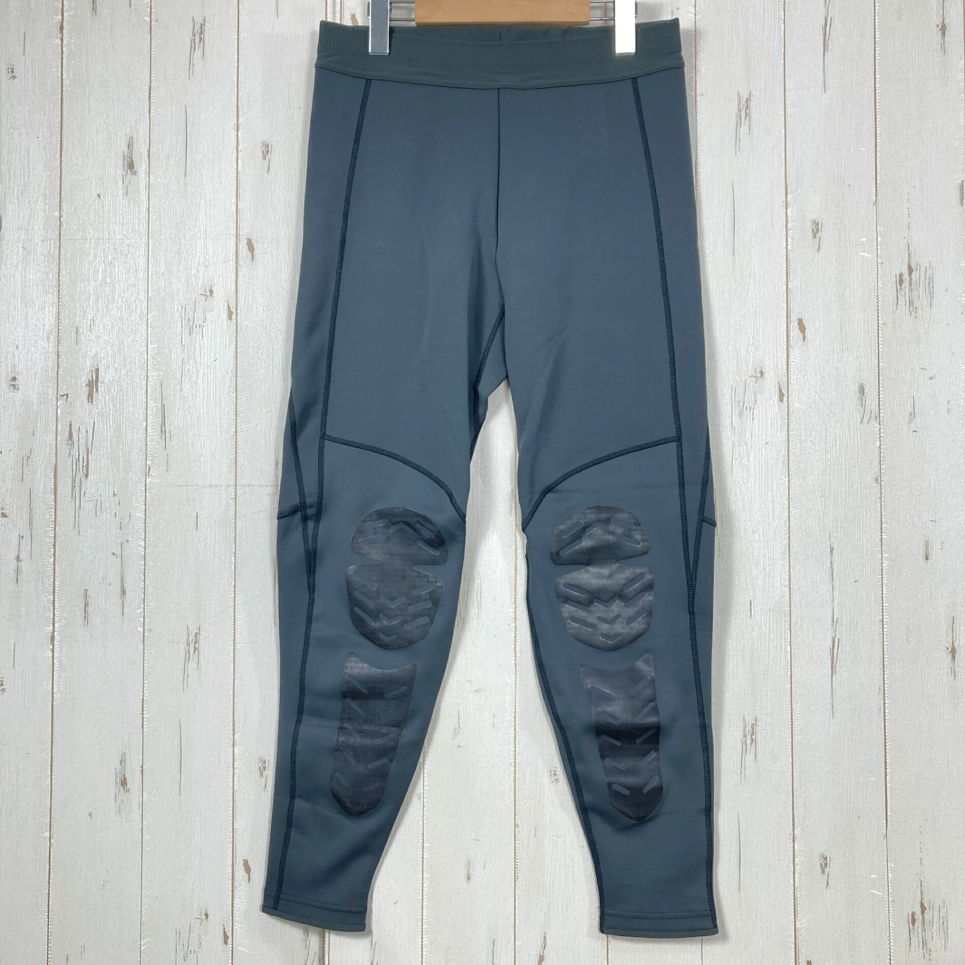【Men's L】【Men's L グレー系】Finetrack ( ファイントラック ) フラッドラッシュ レッグガードタイツ Floodrush Leg Guard Tights ポリエステル ウェア ボトムス タイツ z00060175 グレー系 ウェア ボトムス タイツ ・セカンドギア在庫コード: IT8WLKYDBM4E（お問い合わせの際はこちらをお伝え下さい） ・メーカー: Finetrack ( ファイントラック ) ・型番: FWM0137 ■生産情報 ・生産国: 日本 ( Japan ) ■素材情報 ・組成: ポリエステル94% / ポリウレタン6% ■サイズ情報 ・Fit: Asian ・Gender/Age: Men's ・代表サイズ: L ■カラー ・カラー系統: グレー系 ■コンディション ・グレード: 未使用 ※グレーディング目安　 ├ 新品：当店オリジナル製品 ├ 未使用：新古品 ├ 中古S：新品同様 ├ 中古A：美中古 ├ 中古B：良い状態の中古 ├ 中古C：通常使用可能な中古 └ 中古D：通常使用困難な中古 ・コンディション詳細・備考: ■状態スコア：100 / 100 点 ■状態明細：紙タグなし未使用 ■採寸値・実測値 ※全て外寸値です。また、手作業による採寸および簡易な秤による計測のため、誤差はご容赦下さい。 ・総丈: 91cm ・平置胴囲: 74cm ・最大胴囲: 82cm ・股下: 67cm ・股上: 31cm ・わたり: 28cm ・すそ幅: 12cm ・総重量（付属品等含む）: 300g ■カタログスペック ※以下はメーカー公表のスペック値をそのままにご紹介するものです。表現・仕様・付属物の有無等、お品物現品との完全な一致をお約束するものではございません。 水中での保温性と陸上での快適性が特長の定番ウォータースポーツウエアです。 膝から膝下にかけて摩耗耐久性を向上させるガードパネルを配置したモデル。 高密度な耐久撥水ニットのテクノロジーにより、ずぶ濡れになるシーンでも水の浸入を可能な限り低減。 水中で冷えにくく、陸に上がれば水切れの良さと蒸れにくさを備え軽くて動きやすい。 そのため、沢登りやカヤックなど頻繁に水中と陸上を行き来するウォーターアクティビティで抜群の快適性を誇ります。 また、ドライレイヤー(R)やアウターシェルとレイヤリングすることで、肌面からの濡れを遠ざけ、水圧による水の浸入を軽減するなど、水中も陸上もより快適な行動が可能です。 機能面では、抗菌防臭加工により連日の着用を避けられない場合などニオイが気になるシーンでの快適性が向上。 100回の洗濯でも高いレベルの抗菌防臭効果を維持できる洗濯耐久性を備えました。 さらに、ウエスト部の仕様を工夫し、伸縮性の高い素材を幅広に配して締め付けのストレスを軽減。 長時間の着用や着脱時の快適性が高まりました。 デザイン面では摩擦しやすい箇所から縫製ラインを逃がし、かつスタイルをすっきり見せられるようパターンの見直しを行いました。 ※ ネコポス・圧縮梱包にご理解・ご協力をお願いします ※ こちらのお品物は基本的に『ネコポス』での発送となります。郵便ポストへの投函にて配達完了となります。また、出荷から配達までの追跡は宅急便と同様に可能ですのでご安心下さい。 当店では、コンパクトに梱包することが可能なお品物につきましては『ネコポス』での発送とさせて頂いております。ウェア・バッグ等の一部ファブリック系商品につきましては、『ネコポス』のシビアなサイズ規定を確実にクリアするため、脱気式圧縮袋を使用する場合がございます。それにより、お品物にシワ等が生じる可能性がございます。また、箱に収納されている状態のお品物（未開封品含む）につきましても、箱から出した状態にて梱包させて頂く可能性がございます。 当店では、原則として全品送料無料（店舗負担）にて発送をさせて頂いております。ですが、近年の燃料費・人件費・物価高騰により運送会社送料も上昇傾向にあり、送料の負担・吸収は年々難しくなってきております。お気軽にご注文頂けるよう、引き続き送料無料サービスを継続して参るため、何卒ご理解・ご協力のほどよろしくお願い致します。 なお、『ネコポス』での発送および圧縮梱包にご了承頂けない場合は、ご注文時に別の配送方法を選択下さい。