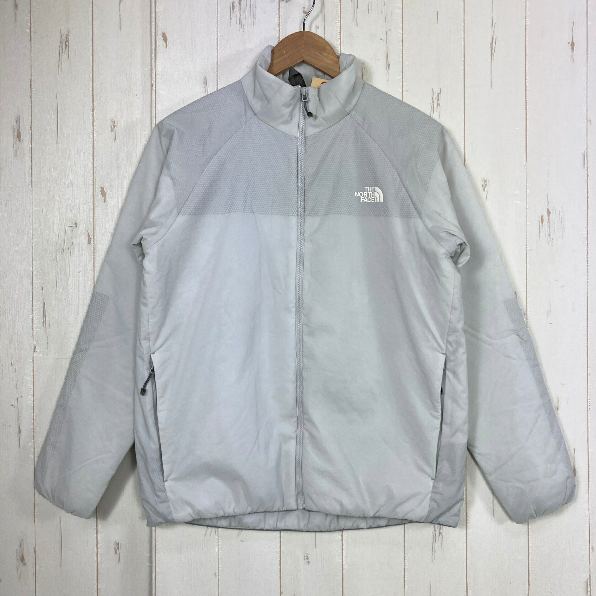 【Women's L】【Women's L グレー系】The North Face ( ザ・ノースフェイス ) ベントリックス ジャケット Ventrix Jacket アクティブインサレーション 化繊ダウン ウェア トップス アウター ジャケット 化繊インサレーション z00060160 グレー系 ウェア トップス アウター ジャケット 化繊インサレーション ・セカンドギア在庫コード: IT0ZJKEGDZFU（お問い合わせの際はこちらをお伝え下さい） ・メーカー: The North Face ( ザ・ノースフェイス ) ・型番: NYW81912 ■生産情報 ・生産国: ベトナム ( Viet Nam ) ■素材情報 ・組成: 表地：ナイロン100% / 裏地：ナイロン100% / 中綿：ポリエステル100% ■サイズ情報 ・Gender/Age: Women's ・代表サイズ: L ■カラー ・カラー系統: グレー系 ■コンディション ・グレード: 中古A ※グレーディング目安　 ├ 新品：当店オリジナル製品 ├ 未使用：新古品 ├ 中古S：新品同様 ├ 中古A：美中古 ├ 中古B：良い状態の中古 ├ 中古C：通常使用可能な中古 └ 中古D：通常使用困難な中古 ・コンディション詳細・備考: ■状態スコア：76 / 100 点 ■状態明細：旧モデル / 微細な使用感 / 微細な汚れ（袖口・口元などの各所） ■採寸値・実測値 ※全て外寸値です。また、手作業による採寸および簡易な秤による計測のため、誤差はご容赦下さい。 ・身幅: 52cm ・すそ幅: 46cm ・着丈: 65cm ・ゆき丈: 79cm ・総重量（付属品等含む）: 260g ■カタログスペック ※以下はメーカー公表のスペック値をそのままにご紹介するものです。表現・仕様・付属物の有無等、お品物現品との完全な一致をお約束するものではございません。 天候の変化や運動量にかかわらず衣服内を適温に保つインサレーションジャケット。 通気性とストレッチ性に優れるスリット入りの化繊わたを中わたに採用。 登山時に運動量が多く伸縮する部分にスリットを配置することで、運動時はスリットが開いて通気を促し、停滞時は閉じて保温性を高められます。 生地には通気性の高い軽量ストレッチナイロンを使用し、体の動きにスムーズに追従。 パックで摩耗しやすい肩や腰部分はハードフェイスプリントで補強しています。 左胸内ポケットに本体を収納できるポケッタブル仕様。 秋～冬の登山やスノースポーツで、着用したまま快適に行動できる1着です。 ※ ネコポス・圧縮梱包にご理解・ご協力をお願いします ※ こちらのお品物は基本的に『ネコポス』での発送となります。郵便ポストへの投函にて配達完了となります。また、出荷から配達までの追跡は宅急便と同様に可能ですのでご安心下さい。 当店では、コンパクトに梱包することが可能なお品物につきましては『ネコポス』での発送とさせて頂いております。ウェア・バッグ等の一部ファブリック系商品につきましては、『ネコポス』のシビアなサイズ規定を確実にクリアするため、脱気式圧縮袋を使用する場合がございます。それにより、お品物にシワ等が生じる可能性がございます。また、箱に収納されている状態のお品物（未開封品含む）につきましても、箱から出した状態にて梱包させて頂く可能性がございます。 当店では、原則として全品送料無料（店舗負担）にて発送をさせて頂いております。ですが、近年の燃料費・人件費・物価高騰により運送会社送料も上昇傾向にあり、送料の負担・吸収は年々難しくなってきております。お気軽にご注文頂けるよう、引き続き送料無料サービスを継続して参るため、何卒ご理解・ご協力のほどよろしくお願い致します。 なお、『ネコポス』での発送および圧縮梱包にご了承頂けない場合は、ご注文時に別の配送方法を選択下さい。