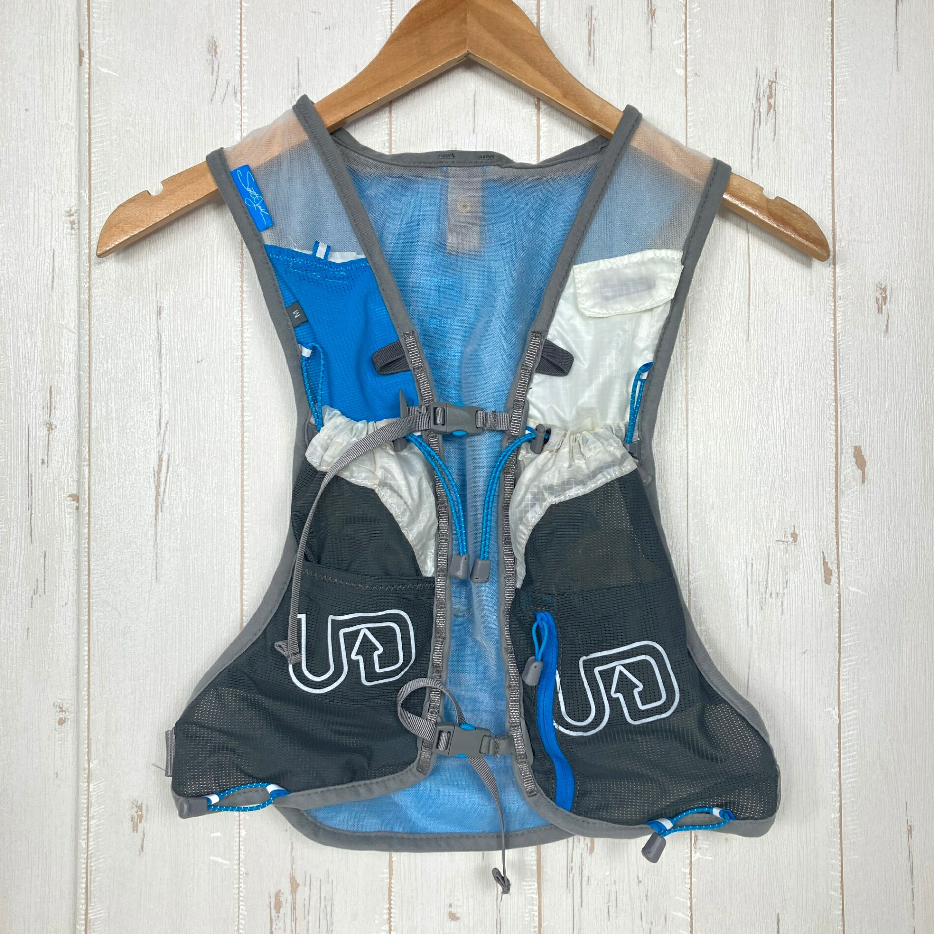 【Unisex M】【Unisex M ブルー系】Ultimate Direction ( アルティメイトディレクション ) SJ ウルトラ ベスト 3.0 SJ ULTRA VEST 3.0 生産終了モデル 入手困難 スコットジュレク シグネイチャーモデル バッグ ストレージ ランニングベスト ベストパック z00060233 ブルー系 バッグ ストレージ ランニングベスト ベストパック ・セカンドギア在庫コード: IT967VOHTHFC（お問い合わせの際はこちらをお伝え下さい） ・メーカー: Ultimate Direction ( アルティメイトディレクション ) ・型番: 80458316 ■生産情報 ・生産国: フィリピン ( Philippines ) ■サイズ情報 ・Gender/Age: Unisex ・代表サイズ: M ■カラー ・カラー系統: ブルー系 ・カラー系統2: グレー系 ■コンディション ・グレード: 中古B ※グレーディング目安　 ├ 新品：当店オリジナル製品 ├ 未使用：新古品 ├ 中古S：新品同様 ├ 中古A：美中古 ├ 中古B：良い状態の中古 ├ 中古C：通常使用可能な中古 └ 中古D：通常使用困難な中古 ・コンディション詳細・備考: ■状態スコア：70 / 100 点 ■状態明細：旧モデル / 【II】経年考慮 / 微細な使用感 / ※付属品あり（ソフトフラスク） ■採寸値・実測値 ※全て外寸値です。また、手作業による採寸および簡易な秤による計測のため、誤差はご容赦下さい。 ・総重量（付属品等含む）: 290g ■カタログスペック ※以下はメーカー公表のスペック値をそのままにご紹介するものです。表現・仕様・付属物の有無等、お品物現品との完全な一致をお約束するものではございません。 スコット・ジュレクによって改良が重ねられ、その集大成とも言うべきSJ ULTRA VEST。最高のパフォーマンスと快適性のための一着。 「シグネイチャー・シリーズ」ウルトラランナーとして世界で最も成功し、最も知られている4人、ティモシィ・オルソン、アントン・クルピカ、スコット・ジュレク、ピーター・バクウィン。彼らによって設計された革命的なハイドレーションパック、それがシグネイチャー・シリーズです。