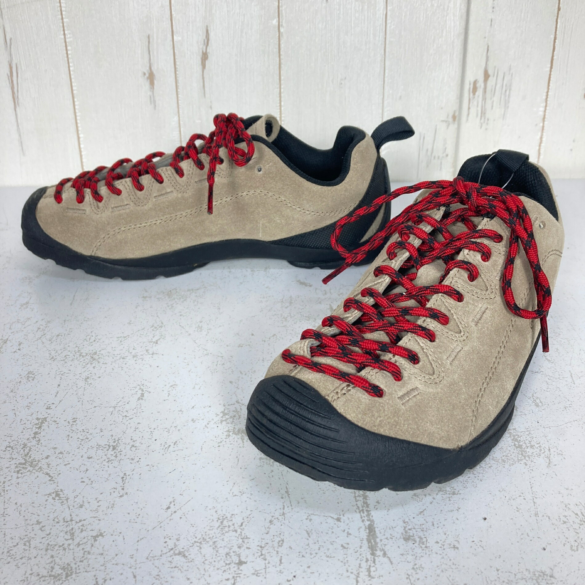 【Women's 25.0cm】【Women's 25.0cm ベージュ系】Keen ( キーン ) ジャスパー JASPER フットウェア スニーカー ライフスタイルシューズ z00060367 ベージュ系 フットウェア スニーカー ライフスタイルシューズ ・セカンドギア在庫コード: ITUIS8JBHU1W（お問い合わせの際はこちらをお伝え下さい） ・メーカー: Keen ( キーン ) ・型番: 1004347 ■生産情報 ・生産国: カンボジア ( Cambodia ) ■サイズ情報 ・Gender/Age: Women's ・代表サイズ: 25.0cm ・サイズ備考: US：8 / UK：5.5 / EUR：38.5 ■カラー ・カラー系統: ベージュ系 ・カラー系統2: ブラック系 ■コンディション ・グレード: 中古A ※グレーディング目安　 ├ 新品：当店オリジナル製品 ├ 未使用：新古品 ├ 中古S：新品同様 ├ 中古A：美中古 ├ 中古B：良い状態の中古 ├ 中古C：通常使用可能な中古 └ 中古D：通常使用困難な中古 ・コンディション詳細・備考: ■状態スコア：85 / 100 点 ■状態明細：微細な使用感 / 微細な汚れ（アウトソールなどの各所） / ※付属品あり（替えシューレース） ■採寸値・実測値 ※全て外寸値です。また、手作業による採寸および簡易な秤による計測のため、誤差はご容赦下さい。 ・アウトソール全長: 26.6cm ・アウトソール幅: 10.3cm ・インソール全長: 24.7cm ・インソール幅: 9.0cm ・総重量（付属品等含む）: 773g ■カタログスペック ※以下はメーカー公表のスペック値をそのままにご紹介するものです。表現・仕様・付属物の有無等、お品物現品との完全な一致をお約束するものではございません。 JASPER（ジャスパー）は、オリジナルアウトドアスニーカーのロングセラーです。クライミングシューズとコンフォートシューズをハイブリッドしたアウトドアスニーカー。ブランド、デザイン、スタイル、バリュープライスを兼ね揃えたHeroProduct。この商品の着用感はきつめです。0.5cm大きめをお勧めいたします。