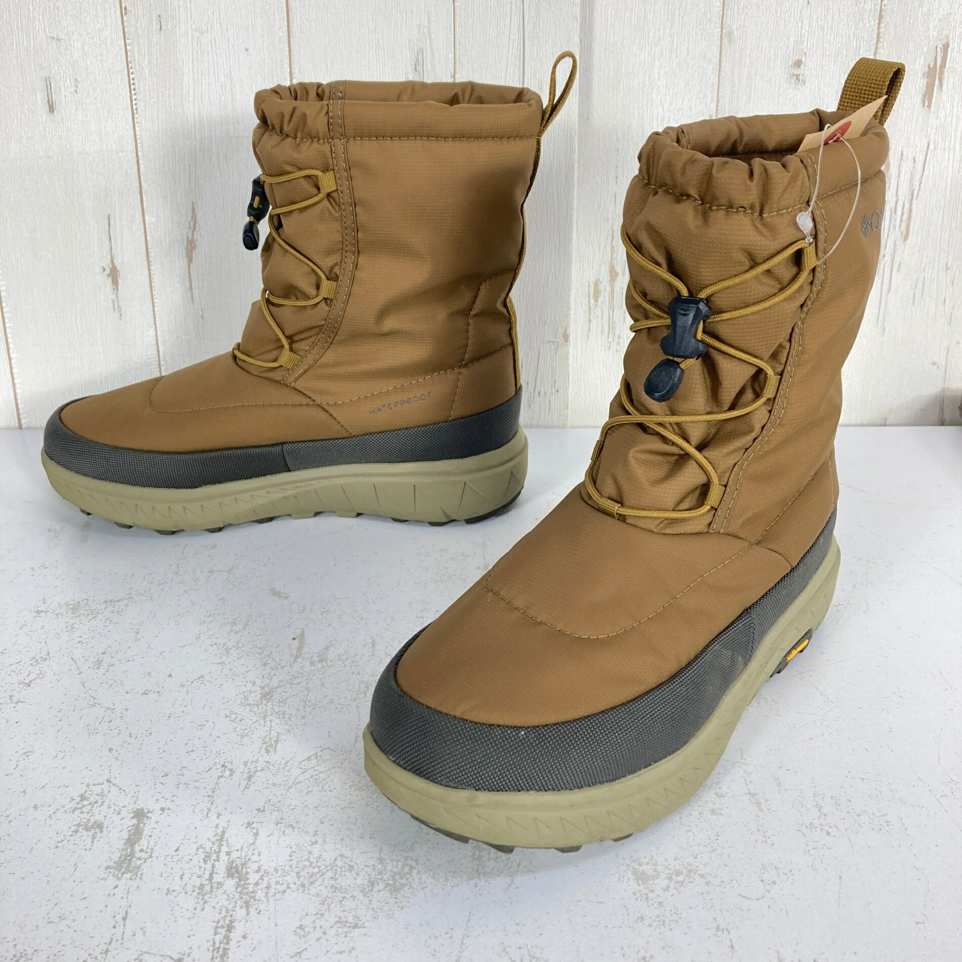 【Unisex 23.0cm】【Unisex 23.0cm ベージュ系】Columbia ( コロンビア ) イエローテイル ブーツ アドバンス ウォータープルーフ オムニヒートインフィニティ YELLOWTAIL BOOT ADVANCE WP OHI フットウェア スノーブーツ z00060180 ベージュ系 フットウェア スノーブーツ ・セカンドギア在庫コード: IT8D8RB4DTRW（お問い合わせの際はこちらをお伝え下さい） ・メーカー: Columbia ( コロンビア ) ・型番: YU2771 ■生産情報 ・生産国: 中国 ( China ) ■サイズ情報 ・Gender/Age: Unisex ・代表サイズ: 23.0cm ・サイズ備考: US：5.0 / UK：4.5 / EUR：37 1/3 ■カラー ・カラー系統: ベージュ系 ■コンディション ・グレード: 中古B ※グレーディング目安　 ├ 新品：当店オリジナル製品 ├ 未使用：新古品 ├ 中古S：新品同様 ├ 中古A：美中古 ├ 中古B：良い状態の中古 ├ 中古C：通常使用可能な中古 └ 中古D：通常使用困難な中古 ・コンディション詳細・備考: ■状態スコア：70 / 100 点 ■状態明細：旧モデル / 微細な使用感 / 微細な汚れ（アウトソール・アッパーなどの各所） / 微細なスレ（アウトソール・アッパーなどの各所） ■採寸値・実測値 ※全て外寸値です。また、手作業による採寸および簡易な秤による計測のため、誤差はご容赦下さい。 ・アウトソール全長: 25.6cm ・アウトソール幅: 10.2cm ・インソール全長: 23.8cm ・インソール幅: 8.2cm ・総重量（付属品等含む）: 671g ■カタログスペック ※以下はメーカー公表のスペック値をそのままにご紹介するものです。表現・仕様・付属物の有無等、お品物現品との完全な一致をお約束するものではございません。 コロンビア定番の冬ブーツがよりアクティブでスタイリッシュになった【YELLOWTAIL（イエローテイル ）シリーズ】のロングブーツが新登場。 アッパーには、耐久性に優れたコーデュラファブリックを使用しました。ライナーは熱反射保温機能「オムニヒート インフィニティ」を搭載しており、金色のリフレクティブドットによってより効率よく体温を反射して、瞬時に暖かさを提供します。 ミッドソールはEVAの厚みを増すことにより、よりクッション性の高いソールに仕上げました。 アウトソールにはヴィブラム・メガグリップを採用し、耐久性に優れ、濡れた路面でも強いグリップ力を発揮し、滑りにくさを実現。 バンジーコードでのフィッティング調整可能な幅を拡張したことにより、足首周りのフィット感を高め、歩行の安定性を向上。 さらにグローブをはめたままでも調整が可能なアジャスター付きなのも嬉しいポイント。 ウォータープルーフ仕様で、雨天や積雪時も安心です。