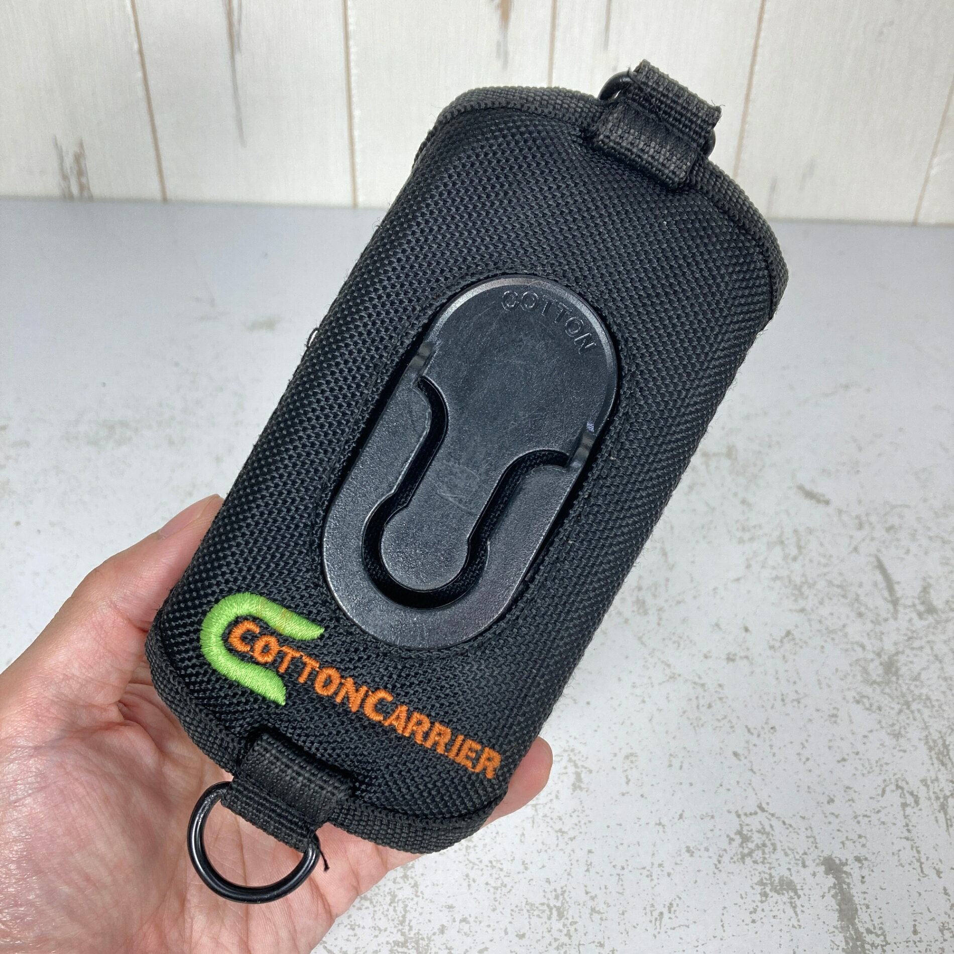 【OneSize】【 OneSize ブラック系】Cotton Carrier（コットン キャリア） ストラップショット ホルスター Strapshot Holster ポリエステル バッグ ストレージ 外付けポーチ z00060223 ブラック系 バッグ ストレージ 外付けポーチ ・セカンドギア在庫コード: IT2T4YDAC41G（お問い合わせの際はこちらをお伝え下さい） ・メーカー: Cotton Carrier（コットン キャリア） ■生産情報 ・生産国: 中国 ( China ) ■素材情報 ・組成: ポリエステル100% ■サイズ情報 ・代表サイズ: OneSize ■カラー ・カラー系統: ブラック系 ■コンディション ・グレード: 中古B ※グレーディング目安　 ├ 新品：当店オリジナル製品 ├ 未使用：新古品 ├ 中古S：新品同様 ├ 中古A：美中古 ├ 中古B：良い状態の中古 ├ 中古C：通常使用可能な中古 └ 中古D：通常使用困難な中古 ・コンディション詳細・備考: ■状態スコア：67 / 100 点 ■状態明細：旧モデル / 若干の使用感 / ※付属品あり（補助ストラップ） / 微細なスレ（各所） / 微細な汚れ（各所） ■採寸値・実測値 ※全て外寸値です。また、手作業による採寸および簡易な秤による計測のため、誤差はご容赦下さい。 ・総重量（付属品等含む）: 129g ※ ネコポス・圧縮梱包にご理解・ご協力をお願いします ※ こちらのお品物は基本的に『ネコポス』での発送となります。郵便ポストへの投函にて配達完了となります。また、出荷から配達までの追跡は宅急便と同様に可能ですのでご安心下さい。 当店では、コンパクトに梱包することが可能なお品物につきましては『ネコポス』での発送とさせて頂いております。ウェア・バッグ等の一部ファブリック系商品につきましては、『ネコポス』のシビアなサイズ規定を確実にクリアするため、脱気式圧縮袋を使用する場合がございます。それにより、お品物にシワ等が生じる可能性がございます。また、箱に収納されている状態のお品物（未開封品含む）につきましても、箱から出した状態にて梱包させて頂く可能性がございます。 当店では、原則として全品送料無料（店舗負担）にて発送をさせて頂いております。ですが、近年の燃料費・人件費・物価高騰により運送会社送料も上昇傾向にあり、送料の負担・吸収は年々難しくなってきております。お気軽にご注文頂けるよう、引き続き送料無料サービスを継続して参るため、何卒ご理解・ご協力のほどよろしくお願い致します。 なお、『ネコポス』での発送および圧縮梱包にご了承頂けない場合は、ご注文時に別の配送方法を選択下さい。