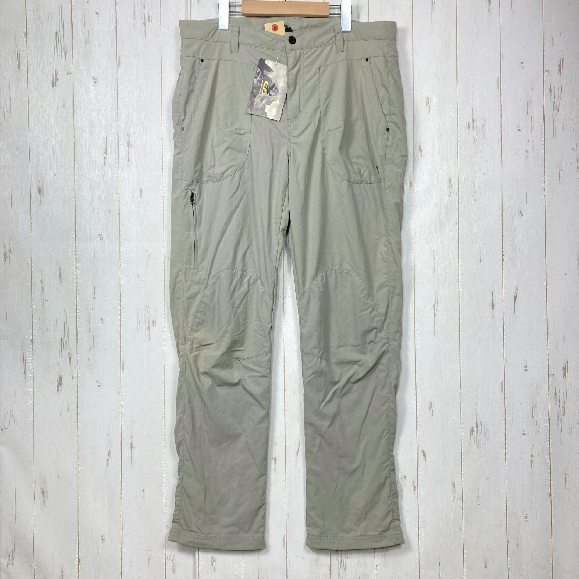 【Men's L】【Men's L グレー系】Salewa ( サレワ ) アウトランダー 5C ドライ パンツ Outlander 5C Dry Pant Juta ナイロン ウェア ボトムス ロングパンツ その他 z00060227 Juta グレー系 ウェア ボトムス ロングパンツ その他 ・セカンドギア在庫コード: ITHO1KHXUB3K（お問い合わせの際はこちらをお伝え下さい） ・メーカー: Salewa ( サレワ ) ・型番: 19948 ■生産情報 ・生産国: ベトナム ( Viet Nam ) ■素材情報 ・組成: ナイロン100% ■サイズ情報 ・Gender/Age: Men's ・代表サイズ: L ・サイズ備考: EUR：50 ■カラー ・カタログカラー: Juta ・カラー系統: グレー系 ■コンディション ・グレード: 中古D ※グレーディング目安　 ├ 新品：当店オリジナル製品 ├ 未使用：新古品 ├ 中古S：新品同様 ├ 中古A：美中古 ├ 中古B：良い状態の中古 ├ 中古C：通常使用可能な中古 └ 中古D：通常使用困難な中古 ・コンディション詳細・備考: ■状態スコア：45 / 100 点 ■状態明細：旧モデル / 【III】経年考慮 / 紙タグあり未使用 / 微細な変色（各所 ※保管環境によると思われる） ■採寸値・実測値 ※全て外寸値です。また、手作業による採寸および簡易な秤による計測のため、誤差はご容赦下さい。 ・総丈: 108cm ・平置胴囲: 92cm ・股下: 81cm ・股上: 35cm ・わたり: 30cm ・すそ幅: 20cm ・総重量（付属品等含む）: 510g ■カタログスペック ※以下はメーカー公表のスペック値をそのままにご紹介するものです。表現・仕様・付属物の有無等、お品物現品との完全な一致をお約束するものではございません。 Five Continentsコレクションから展開された、アウトランダー 5C ドライ パンツです。 速乾性に優れたナイロン素材を使用した、軽快な穿き心地のトレッキングパンツ。汗や雨で濡れても乾きやすく、春から秋のハイキング、旅行、キャンプなど幅広いアウトドアシーンに適しています。