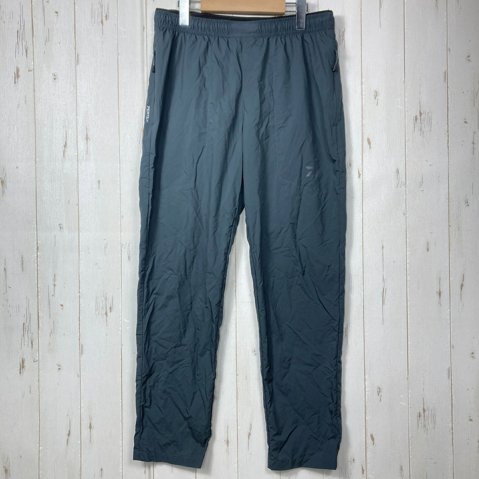 【Men's M】【Men's M グレー系】Daiwa（ダイワ） PERTEX ポケッタブル ロングパンツ PERTEX Packable Long Pants ナイロン ウェア ボトムス ロングパンツ ソフトシェル z00060336 グレー系 ウェア ボトムス ロングパンツ ソフトシェル ・セカンドギア在庫コード: IT1SFO965QA1（お問い合わせの際はこちらをお伝え下さい） ・メーカー: Daiwa（ダイワ） ・型番: DP-5025 ■素材情報 ・組成: ナイロン100% ■サイズ情報 ・Fit: Asian ・Gender/Age: Men's ・代表サイズ: M ■カラー ・カラー系統: グレー系 ■コンディション ・グレード: 中古S ※グレーディング目安　 ├ 新品：当店オリジナル製品 ├ 未使用：新古品 ├ 中古S：新品同様 ├ 中古A：美中古 ├ 中古B：良い状態の中古 ├ 中古C：通常使用可能な中古 └ 中古D：通常使用困難な中古 ・コンディション詳細・備考: ■状態スコア：92 / 100 点 ■状態明細：微細な使用感 ■採寸値・実測値 ※全て外寸値です。また、手作業による採寸および簡易な秤による計測のため、誤差はご容赦下さい。 ・総丈: 96 ・平置胴囲: 78cm ・最大胴囲: 84cm ・股下: 70cm ・股上: 35cm ・わたり: 30cm ・すそ幅: 17cm ・総重量（付属品等含む）: 130g ■カタログスペック ※以下はメーカー公表のスペック値をそのままにご紹介するものです。表現・仕様・付属物の有無等、お品物現品との完全な一致をお約束するものではございません。 軽い水しぶきや汚れから身をまもる超ライトシェルパンツ。釣行時のみならず日常使い、旅行時にも活躍する。 背面内側ポケットにコンパクトに収納できるポケッタブル仕様。 素材はPertex Equilibriumを採用。 太さの違う糸を組み合わせることで生じる生地裏面の凸凹が肌離れをよくすることでベタつき感を防ぐ。 また、糸段階での仮撚り加工と最適な織り設計により若干のストレッチ性（2方向）をもつ。 より快適なバランスを保つために表面と裏面を異なる密度の生地での二層構造にして、風は通しにくく蒸れを逃しやすい。 軽量で撥水性・ストレッチ性があるため、長時間快適に着用可能。 両サイドのファスナーポケットは、前側と後ろ側にアクセスでき、軽量かつ大容量化している。 ※ ネコポス・圧縮梱包にご理解・ご協力をお願いします ※ こちらのお品物は基本的に『ネコポス』での発送となります。郵便ポストへの投函にて配達完了となります。また、出荷から配達までの追跡は宅急便と同様に可能ですのでご安心下さい。 当店では、コンパクトに梱包することが可能なお品物につきましては『ネコポス』での発送とさせて頂いております。ウェア・バッグ等の一部ファブリック系商品につきましては、『ネコポス』のシビアなサイズ規定を確実にクリアするため、脱気式圧縮袋を使用する場合がございます。それにより、お品物にシワ等が生じる可能性がございます。また、箱に収納されている状態のお品物（未開封品含む）につきましても、箱から出した状態にて梱包させて頂く可能性がございます。 当店では、原則として全品送料無料（店舗負担）にて発送をさせて頂いております。ですが、近年の燃料費・人件費・物価高騰により運送会社送料も上昇傾向にあり、送料の負担・吸収は年々難しくなってきております。お気軽にご注文頂けるよう、引き続き送料無料サービスを継続して参るため、何卒ご理解・ご協力のほどよろしくお願い致します。 なお、『ネコポス』での発送および圧縮梱包にご了承頂けない場合は、ご注文時に別の配送方法を選択下さい。