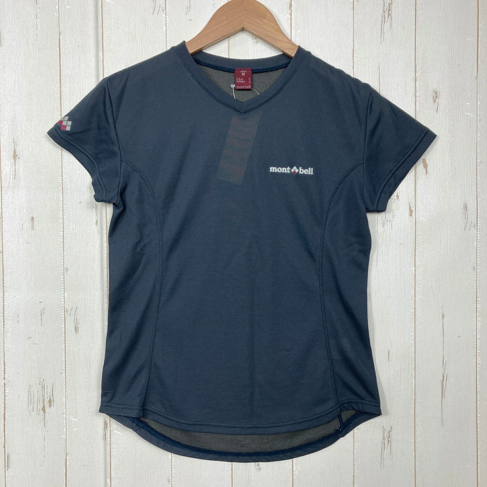 【Women's M】【Women's M ネイビー系】Montbell ( モンベル ) クール Vネック Tシャツ ウィメンズ Cool V-Neck T-Shirt Women's ポリエステル ウェア トップス インナー シャツ ショートスリーブTシャツ クルーネック 化繊 z00060423 ネイビー系 ウェア トップス インナー シャツ ショートスリーブTシャツ クルーネック 化繊 ・セカンドギア在庫コード: IT1O923AOU17（お問い合わせの際はこちらをお伝え下さい） ・メーカー: Montbell ( モンベル ) ・型番: 1104533 ■生産情報 ・生産国: 日本 ( Japan ) ■素材情報 ・組成: ポリエステル100% ■サイズ情報 ・Fit: Asian ・Gender/Age: Women's ・代表サイズ: M ■カラー ・カラー系統: ネイビー系 ■コンディション ・グレード: 中古B ※グレーディング目安　 ├ 新品：当店オリジナル製品 ├ 未使用：新古品 ├ 中古S：新品同様 ├ 中古A：美中古 ├ 中古B：良い状態の中古 ├ 中古C：通常使用可能な中古 └ 中古D：通常使用困難な中古 ・コンディション詳細・備考: ■状態スコア：61 / 100 点 ■状態明細：旧モデル / 若干の使用感 / 若干の毛玉（各所） / 若干のスレ（各所） ■採寸値・実測値 ※全て外寸値です。また、手作業による採寸および簡易な秤による計測のため、誤差はご容赦下さい。 ・身幅: 43cm ・すそ幅: 42cm ・着丈: 59cm ・肩幅: 38cm ・そで丈: 13cm ・総重量（付属品等含む）: 98g ■カタログスペック ※以下はメーカー公表のスペック値をそのままにご紹介するものです。表現・仕様・付属物の有無等、お品物現品との完全な一致をお約束するものではございません。 アクティブなスポーツを楽しむ女性のためのメッシュ地のTシャツです。汗を素早く吸水拡散してクールダウンし、常に清涼感を保ちます。透けにくく、ウエスト周りをすっきりと見せるデザインです。 ※ ネコポス・圧縮梱包にご理解・ご協力をお願いします ※ こちらのお品物は基本的に『ネコポス』での発送となります。郵便ポストへの投函にて配達完了となります。また、出荷から配達までの追跡は宅急便と同様に可能ですのでご安心下さい。 当店では、コンパクトに梱包することが可能なお品物につきましては『ネコポス』での発送とさせて頂いております。ウェア・バッグ等の一部ファブリック系商品につきましては、『ネコポス』のシビアなサイズ規定を確実にクリアするため、脱気式圧縮袋を使用する場合がございます。それにより、お品物にシワ等が生じる可能性がございます。また、箱に収納されている状態のお品物（未開封品含む）につきましても、箱から出した状態にて梱包させて頂く可能性がございます。 当店では、原則として全品送料無料（店舗負担）にて発送をさせて頂いております。ですが、近年の燃料費・人件費・物価高騰により運送会社送料も上昇傾向にあり、送料の負担・吸収は年々難しくなってきております。お気軽にご注文頂けるよう、引き続き送料無料サービスを継続して参るため、何卒ご理解・ご協力のほどよろしくお願い致します。 なお、『ネコポス』での発送および圧縮梱包にご了承頂けない場合は、ご注文時に別の配送方法を選択下さい。