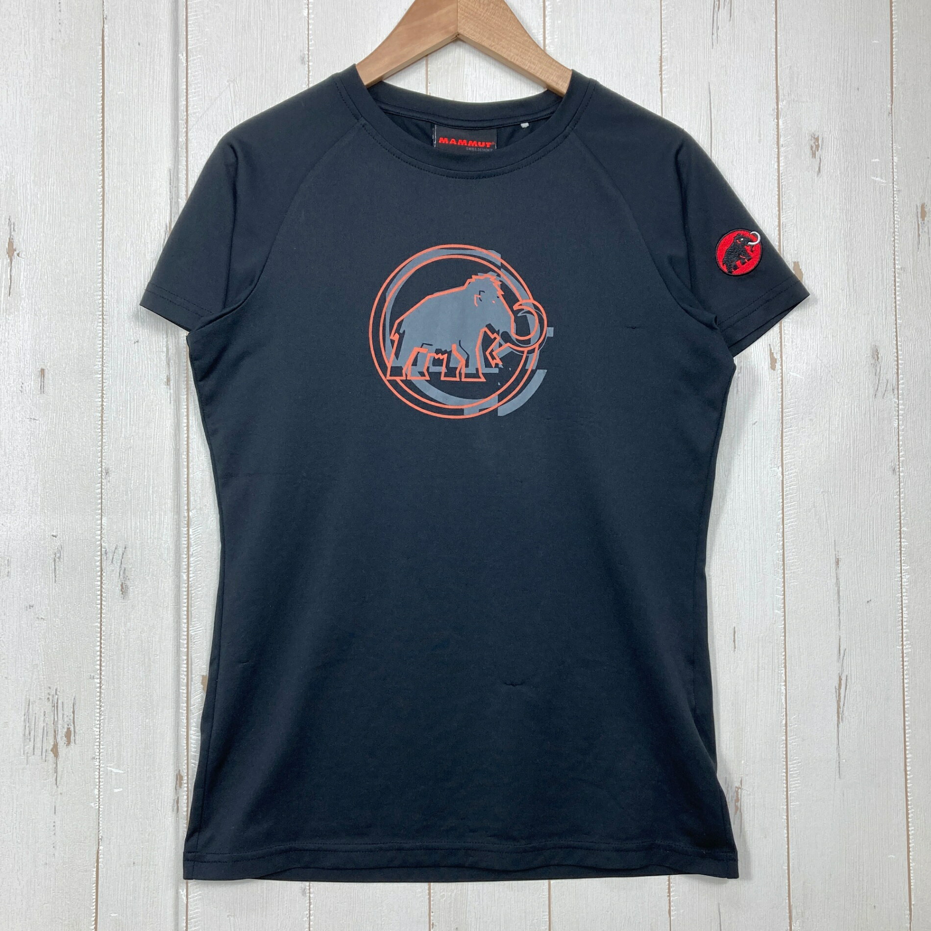 【Women's S】【Women's S ブラック系】Mammut ( マムート ) QD ジプサム Tシャツ ウィメンズ QD Gypsum T-Shirts Women FIELDSENSOR 吸水速乾 ポリエステル ウェア トップス インナー シャツ ショートスリーブTシャツ クルーネック 化繊 z00060414 ブラック系 ウェア トップス インナー シャツ ショートスリーブTシャツ クルーネック 化繊 ・セカンドギア在庫コード: IT3QQ76XPW9P（お問い合わせの際はこちらをお伝え下さい） ・メーカー: Mammut ( マムート ) ・型番: 1041-10070 ■生産情報 ・生産国: ベトナム ( Viet Nam ) ■素材情報 ・組成: ポリエステル100% ■サイズ情報 ・Fit: International ・Gender/Age: Women's ・代表サイズ: S ・サイズ備考: US：S / ASIA：M / EUR：S ■カラー ・カラー系統: ブラック系 ■コンディション ・グレード: 中古C ※グレーディング目安　 ├ 新品：当店オリジナル製品 ├ 未使用：新古品 ├ 中古S：新品同様 ├ 中古A：美中古 ├ 中古B：良い状態の中古 ├ 中古C：通常使用可能な中古 └ 中古D：通常使用困難な中古 ・コンディション詳細・備考: ■状態スコア：57 / 100 点 ■状態明細：旧モデル / 若干の使用感 / 若干のひきつり（各所） / 若干のスレ（各所） ■採寸値・実測値 ※全て外寸値です。また、手作業による採寸および簡易な秤による計測のため、誤差はご容赦下さい。 ・身幅: 44cm ・すそ幅: 42cm ・着丈: 59cm ・ゆき丈: 32cm ・総重量（付属品等含む）: 74g ■カタログスペック ※以下はメーカー公表のスペック値をそのままにご紹介するものです。表現・仕様・付属物の有無等、お品物現品との完全な一致をお約束するものではございません。 吸水速乾性に優れたTORAY「FIELDSENSOR」を採用した、軽量なポリエステル製テクニカルTシャツです。薄手のメッシュ調生地が汗をかくシーンでもドライな着心地をサポートし、春夏の登山やトレッキング、ハイキングなどに適しています。 ポリエステル100%ならではの乾きやすさと扱いやすさも魅力。汗冷えを抑えたい夏山のベースレイヤーとしてはもちろん、トレイルランニングやキャンプ、旅行、日常のアクティブウェアまで幅広く活躍します。 ※ ネコポス・圧縮梱包にご理解・ご協力をお願いします ※ こちらのお品物は基本的に『ネコポス』での発送となります。郵便ポストへの投函にて配達完了となります。また、出荷から配達までの追跡は宅急便と同様に可能ですのでご安心下さい。 当店では、コンパクトに梱包することが可能なお品物につきましては『ネコポス』での発送とさせて頂いております。ウェア・バッグ等の一部ファブリック系商品につきましては、『ネコポス』のシビアなサイズ規定を確実にクリアするため、脱気式圧縮袋を使用する場合がございます。それにより、お品物にシワ等が生じる可能性がございます。また、箱に収納されている状態のお品物（未開封品含む）につきましても、箱から出した状態にて梱包させて頂く可能性がございます。 当店では、原則として全品送料無料（店舗負担）にて発送をさせて頂いております。ですが、近年の燃料費・人件費・物価高騰により運送会社送料も上昇傾向にあり、送料の負担・吸収は年々難しくなってきております。お気軽にご注文頂けるよう、引き続き送料無料サービスを継続して参るため、何卒ご理解・ご協力のほどよろしくお願い致します。 なお、『ネコポス』での発送および圧縮梱包にご了承頂けない場合は、ご注文時に別の配送方法を選択下さい。