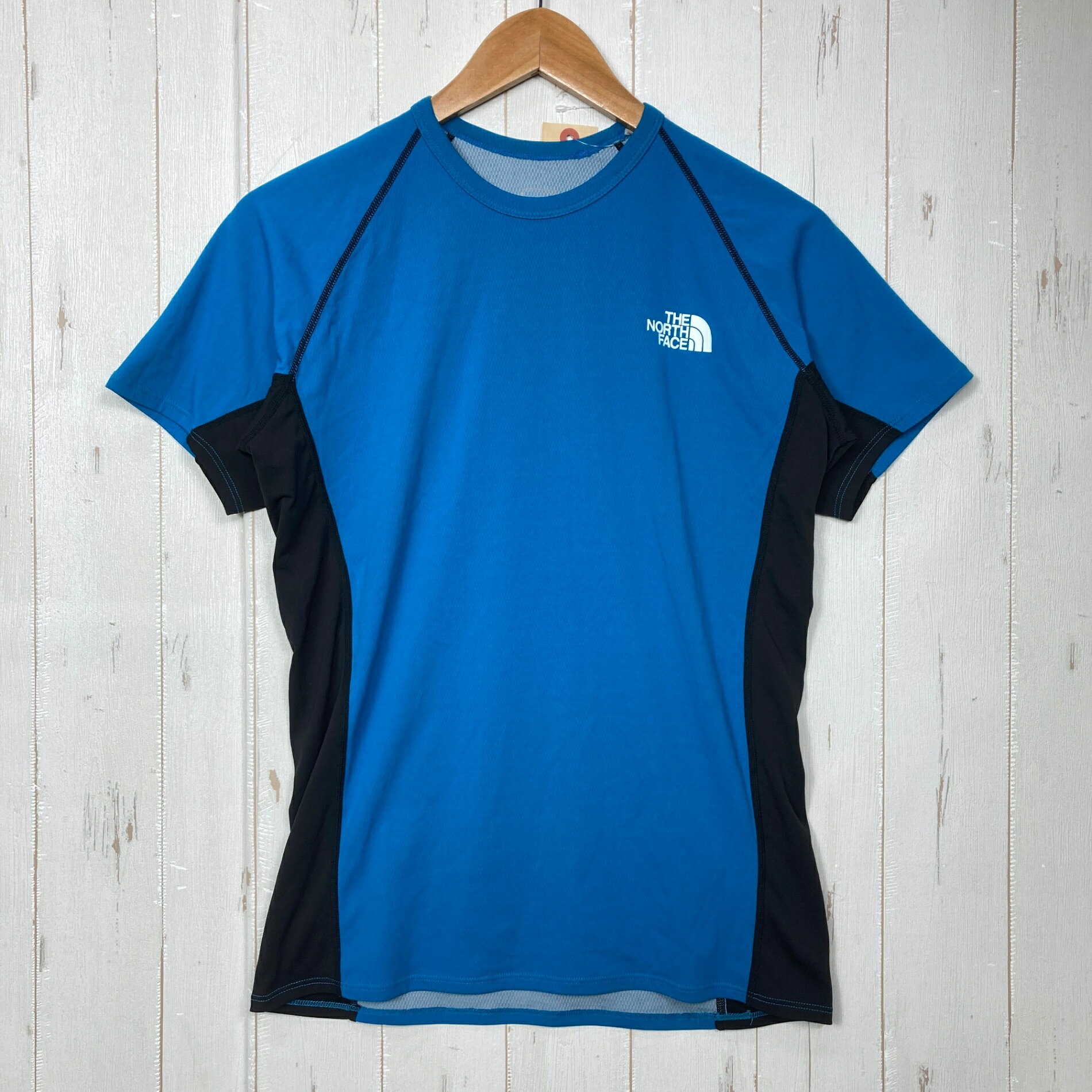 【Men's L】【Men's L ブルー系】The North Face ( ザ・ノースフェイス ) ショート スリーブ エンデューロ フィット S/S Enduro Fit 吸汗速乾 ポリプロピレン混 ランニングTシャツ ポリエステル ウェア トップス インナー シャツ ショートスリーブTシャツ クルーネック 化繊 z00060418 ブルー系 ウェア トップス インナー シャツ ショートスリーブTシャツ クルーネック 化繊 ・セカンドギア在庫コード: ITVXA77XSQQU（お問い合わせの際はこちらをお伝え下さい） ・メーカー: The North Face ( ザ・ノースフェイス ) ・型番: NT61790 ■生産情報 ・生産国: 中国 ( China ) ■素材情報 ・組成: ポリエステル61% / ポリプロピレン39% ・機能: 吸汗速乾 / 汗冷え軽減 ■サイズ情報 ・Gender/Age: Men's ・代表サイズ: L ■カラー ・カラー系統: ブルー系 ■コンディション ・グレード: 中古A ※グレーディング目安　 ├ 新品：当店オリジナル製品 ├ 未使用：新古品 ├ 中古S：新品同様 ├ 中古A：美中古 ├ 中古B：良い状態の中古 ├ 中古C：通常使用可能な中古 └ 中古D：通常使用困難な中古 ・コンディション詳細・備考: ■状態スコア：83 / 100 点 ■状態明細：旧モデル / 微細な使用感 ■採寸値・実測値 ※全て外寸値です。また、手作業による採寸および簡易な秤による計測のため、誤差はご容赦下さい。 ・身幅: 45cm ・すそ幅: 41cm ・着丈: 63cm ・ゆき丈: 37cm ・総重量（付属品等含む）: 110g ■カタログスペック ※以下はメーカー公表のスペック値をそのままにご紹介するものです。表現・仕様・付属物の有無等、お品物現品との完全な一致をお約束するものではございません。 THE NORTH FACE（ザ・ノース・フェイス）の「S/S Enduro Fit（ショートスリーブ エンデューロ フィット）」。 高い汗処理機能を備えた「Enduro Fit Series」のショートスリーブTシャツです。 肌面には水分を含みにくいポリプロピレン糸を使用し、表側には吸汗速乾性を備えたポリエステル糸を配置。汗を効率よく処理し、運動時のドライな着用感をサポートします。 ランニングやトレーニングをはじめ、発汗量の多いアウトドアアクティビティに適した機能性Tシャツです。 ※ ネコポス・圧縮梱包にご理解・ご協力をお願いします ※ こちらのお品物は基本的に『ネコポス』での発送となります。郵便ポストへの投函にて配達完了となります。また、出荷から配達までの追跡は宅急便と同様に可能ですのでご安心下さい。 当店では、コンパクトに梱包することが可能なお品物につきましては『ネコポス』での発送とさせて頂いております。ウェア・バッグ等の一部ファブリック系商品につきましては、『ネコポス』のシビアなサイズ規定を確実にクリアするため、脱気式圧縮袋を使用する場合がございます。それにより、お品物にシワ等が生じる可能性がございます。また、箱に収納されている状態のお品物（未開封品含む）につきましても、箱から出した状態にて梱包させて頂く可能性がございます。 当店では、原則として全品送料無料（店舗負担）にて発送をさせて頂いております。ですが、近年の燃料費・人件費・物価高騰により運送会社送料も上昇傾向にあり、送料の負担・吸収は年々難しくなってきております。お気軽にご注文頂けるよう、引き続き送料無料サービスを継続して参るため、何卒ご理解・ご協力のほどよろしくお願い致します。 なお、『ネコポス』での発送および圧縮梱包にご了承頂けない場合は、ご注文時に別の配送方法を選択下さい。