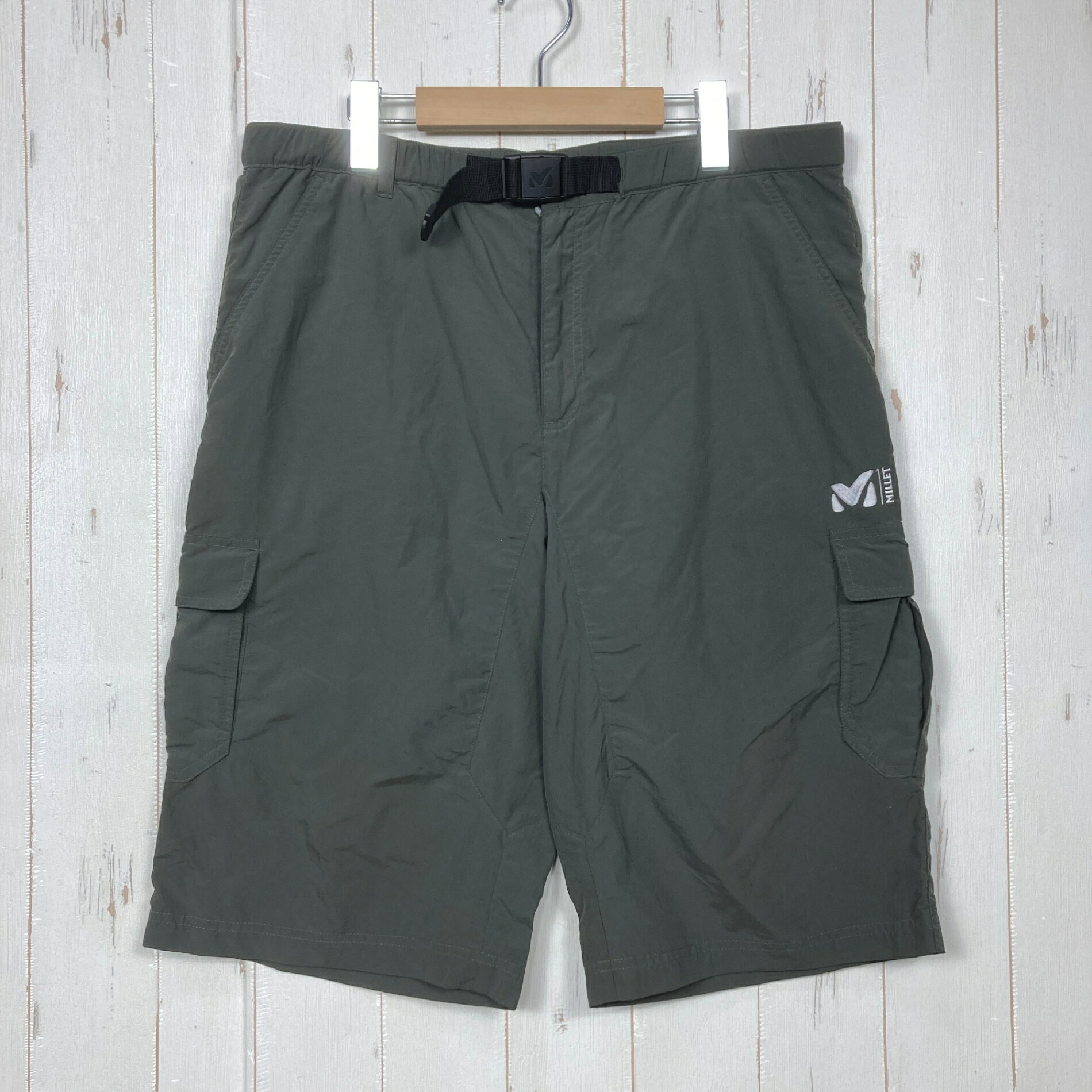 【Men's L】【Men's L グリーン系】Millet ( ミレー ) ショート カーゴパンツ Short Cargo Pants ナイロン ウェア ボトムス ショーツ ショートパンツ その他 z00060444 グリーン系 ウェア ボトムス ショーツ ショートパンツ その他 ・セカンドギア在庫コード: ITZ0TXVOLK9C（お問い合わせの際はこちらをお伝え下さい） ・メーカー: Millet ( ミレー ) ・型番: MIV0801 ■生産情報 ・生産国: 中国 ( China ) ■素材情報 ・組成: ナイロン100% ■サイズ情報 ・Gender/Age: Men's ・代表サイズ: L ・サイズ備考: US：M / UK：M / JAPAN：XL ■カラー ・カラー系統: グリーン系 ■コンディション ・グレード: 中古B ※グレーディング目安　 ├ 新品：当店オリジナル製品 ├ 未使用：新古品 ├ 中古S：新品同様 ├ 中古A：美中古 ├ 中古B：良い状態の中古 ├ 中古C：通常使用可能な中古 └ 中古D：通常使用困難な中古 ・コンディション詳細・備考: ■状態スコア：70 / 100 点 ■状態明細：旧モデル / 微細な使用感 / 微細なスレ（背面などの各所） / 微細なダメージ（背面下部センターステッチに5cm程度のリペア） ■採寸値・実測値 ※全て外寸値です。また、手作業による採寸および簡易な秤による計測のため、誤差はご容赦下さい。 ・総丈: 60cm ・平置胴囲: 88cm ・股下: 30cm ・股上: 35cm ・わたり: 33cm ・すそ幅: 29cm ・総重量（付属品等含む）: 270g ■カタログスペック ※以下はメーカー公表のスペック値をそのままにご紹介するものです。表現・仕様・付属物の有無等、お品物現品との完全な一致をお約束するものではございません。 Millet（ミレー）の「Short Cargo Pants（ショート カーゴパンツ）」。 ナイロン100%素材を使用したカーゴタイプのショートパンツです。 収納に便利なカーゴポケットを備えた実用的なデザインを採用。アウトドアやハイキング、キャンプなど、幅広いシーンで活用しやすいショーツです。 ※ ネコポス・圧縮梱包にご理解・ご協力をお願いします ※ こちらのお品物は基本的に『ネコポス』での発送となります。郵便ポストへの投函にて配達完了となります。また、出荷から配達までの追跡は宅急便と同様に可能ですのでご安心下さい。 当店では、コンパクトに梱包することが可能なお品物につきましては『ネコポス』での発送とさせて頂いております。ウェア・バッグ等の一部ファブリック系商品につきましては、『ネコポス』のシビアなサイズ規定を確実にクリアするため、脱気式圧縮袋を使用する場合がございます。それにより、お品物にシワ等が生じる可能性がございます。また、箱に収納されている状態のお品物（未開封品含む）につきましても、箱から出した状態にて梱包させて頂く可能性がございます。 当店では、原則として全品送料無料（店舗負担）にて発送をさせて頂いております。ですが、近年の燃料費・人件費・物価高騰により運送会社送料も上昇傾向にあり、送料の負担・吸収は年々難しくなってきております。お気軽にご注文頂けるよう、引き続き送料無料サービスを継続して参るため、何卒ご理解・ご協力のほどよろしくお願い致します。 なお、『ネコポス』での発送および圧縮梱包にご了承頂けない場合は、ご注文時に別の配送方法を選択下さい。