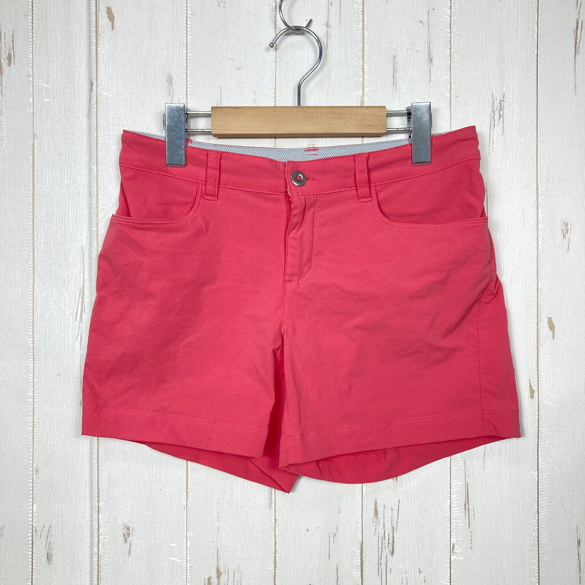 【Women's 4】【Women's 4 ピンク系】2015 Patagonia ( パタゴニア ) クァンダリー ショーツ 5インチ ウィメンズ Quandary Shorts 5-Inches Women's GNGB ナイロン ウェア ボトムス ショーツ ショートパンツ ソフトシェル z00060453 GNGB ピンク系 ウェア ボトムス ショーツ ショートパンツ ソフトシェル ・セカンドギア在庫コード: ITCL3Q3ZL2EA（お問い合わせの際はこちらをお伝え下さい） ・メーカー: Patagonia ( パタゴニア ) ・型番: 58090 ■生産情報 ・生産年: 2015 ・生産期: Spring ・生産国: ベトナム ( Viet Nam ) ■素材情報 ・組成: ナイロン96% / ポリウレタン4% ・機能: ストレッチ / 撥水 / UVカット ■サイズ情報 ・Fit: International ・Gender/Age: Women's ・代表サイズ: 4 ■カラー ・カタログカラー: GNGB ・カラー系統: ピンク系 ■コンディション ・グレード: 中古A ※グレーディング目安　 ├ 新品：当店オリジナル製品 ├ 未使用：新古品 ├ 中古S：新品同様 ├ 中古A：美中古 ├ 中古B：良い状態の中古 ├ 中古C：通常使用可能な中古 └ 中古D：通常使用困難な中古 ・コンディション詳細・備考: ■状態スコア：83 / 100 点 ■状態明細：旧モデル / 微細な使用感（裾付近にごく微細なヨゴレ） ■採寸値・実測値 ※全て外寸値です。また、手作業による採寸および簡易な秤による計測のため、誤差はご容赦下さい。 ・総丈: 31cm ・平置胴囲: 74cm ・最大胴囲: 78cm ・股下: 14cm ・股上: 27cm ・わたり: 26cm ・すそ幅: 23cm ・総重量（付属品等含む）: 150g ■カタログスペック ※以下はメーカー公表のスペック値をそのままにご紹介するものです。表現・仕様・付属物の有無等、お品物現品との完全な一致をお約束するものではございません。 Patagonia（パタゴニア）の「Quandary Shorts 5-Inches Women's（クァンダリー ショーツ 5インチ ウィメンズ）」。 軽量なストレッチ素材を使用した、動きやすいハイキングショーツです。 ナイロンを主体とした伸縮性のある織り素材にDWR耐久性撥水加工を施し、軽い水分を弾きます。UVプロテクション機能も備え、登山やハイキングなど日差しのあるアウトドアシーンに対応します。 ウエストにはベルトループ、金属製ボタン、内側のドローコード、ジッパーフライを装備。フロントに2個、バックに2個のポケットを配置し、右後部ポケットにはジッパーを備えています。 股下には動きやすさを高めるガセットを採用した、5インチ丈の機能的なアウトドアショーツです。 ※ ネコポス・圧縮梱包にご理解・ご協力をお願いします ※ こちらのお品物は基本的に『ネコポス』での発送となります。郵便ポストへの投函にて配達完了となります。また、出荷から配達までの追跡は宅急便と同様に可能ですのでご安心下さい。 当店では、コンパクトに梱包することが可能なお品物につきましては『ネコポス』での発送とさせて頂いております。ウェア・バッグ等の一部ファブリック系商品につきましては、『ネコポス』のシビアなサイズ規定を確実にクリアするため、脱気式圧縮袋を使用する場合がございます。それにより、お品物にシワ等が生じる可能性がございます。また、箱に収納されている状態のお品物（未開封品含む）につきましても、箱から出した状態にて梱包させて頂く可能性がございます。 当店では、原則として全品送料無料（店舗負担）にて発送をさせて頂いております。ですが、近年の燃料費・人件費・物価高騰により運送会社送料も上昇傾向にあり、送料の負担・吸収は年々難しくなってきております。お気軽にご注文頂けるよう、引き続き送料無料サービスを継続して参るため、何卒ご理解・ご協力のほどよろしくお願い致します。 なお、『ネコポス』での発送および圧縮梱包にご了承頂けない場合は、ご注文時に別の配送方法を選択下さい。
