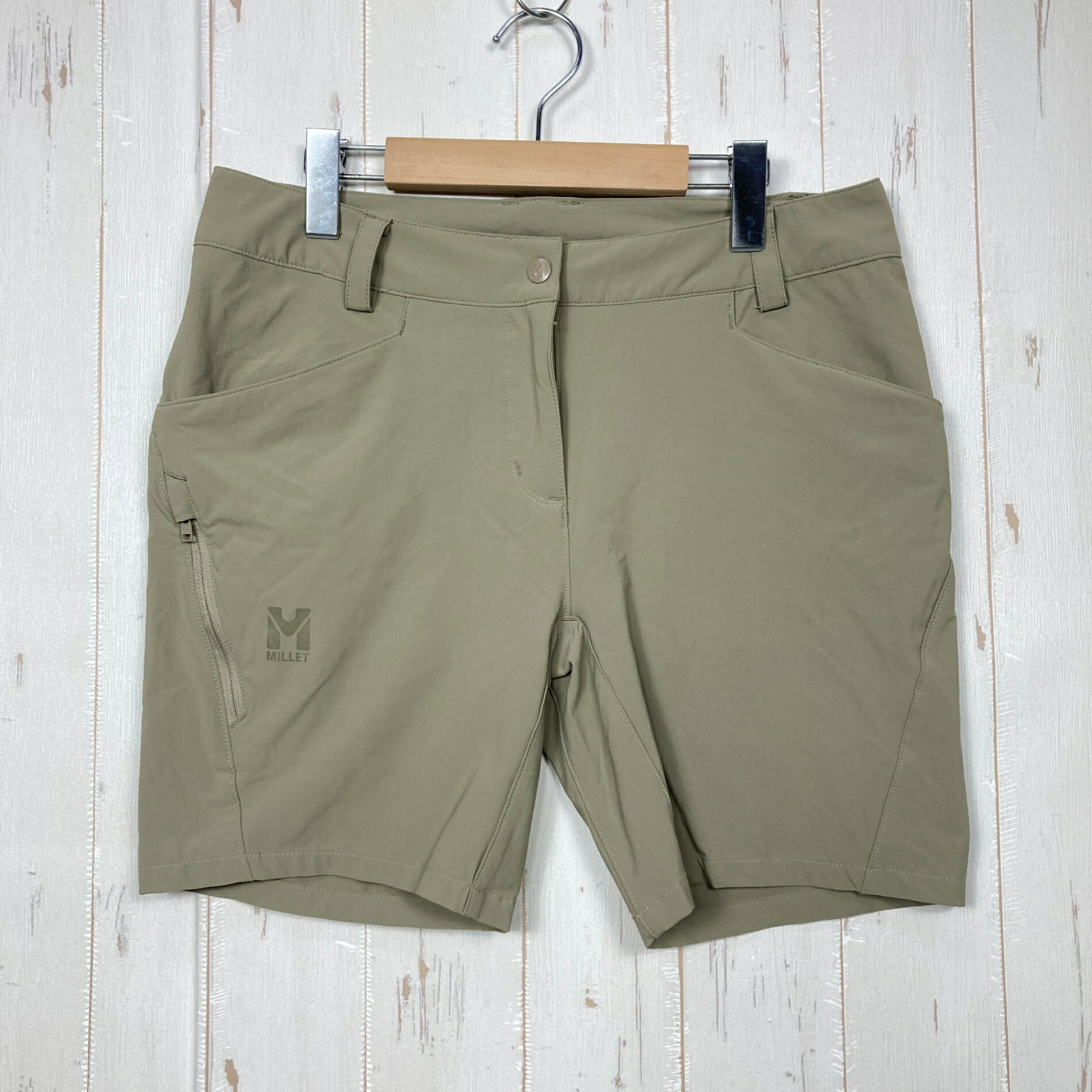 【Women's 38】【Women's 38 ベージュ系】Millet ( ミレー ) トレッカー ストレッチ ショーツ II TREKKER STRETCH SHORT II ナイロン ウェア ボトムス ショーツ ショートパンツ ソフトシェル z00060481 ベージュ系 ウェア ボトムス ショーツ ショートパンツ ソフトシェル ・セカンドギア在庫コード: ITHX0SCPMJM0（お問い合わせの際はこちらをお伝え下さい） ・メーカー: Millet ( ミレー ) ・型番: MIV8434 ■生産情報 ・生産国: カンボジア ( Cambodia ) ■素材情報 ・組成: ナイロン88% / ポリウレタン12% ■サイズ情報 ・Gender/Age: Women's ・代表サイズ: 38 ・サイズ備考: FR：38 / US：6 / DE：36 / UK：10 / IT：42 / JP：L ■カラー ・カラー系統: ベージュ系 ■コンディション ・グレード: 中古A ※グレーディング目安　 ├ 新品：当店オリジナル製品 ├ 未使用：新古品 ├ 中古S：新品同様 ├ 中古A：美中古 ├ 中古B：良い状態の中古 ├ 中古C：通常使用可能な中古 └ 中古D：通常使用困難な中古 ・コンディション詳細・備考: ■状態スコア：83 / 100 点 ■状態明細：旧モデル / 微細な使用感 ■採寸値・実測値 ※全て外寸値です。また、手作業による採寸および簡易な秤による計測のため、誤差はご容赦下さい。 ・総丈: 42cm ・平置胴囲: 82cm ・股下: 16cm ・股上: 36cm ・わたり: 28cm ・すそ幅: 23cm ・総重量（付属品等含む）: 180g ■カタログスペック ※以下はメーカー公表のスペック値をそのままにご紹介するものです。表現・仕様・付属物の有無等、お品物現品との完全な一致をお約束するものではございません。 女性のアウトドア・アクティビティをもっと楽しくしてくれるトレッキングショーツです。 軽量で速乾性に優れたドライナミック素材を採用し、暑い季節でもドライを持続します。 立体裁断とストレッチ性によって足上げ時のストレスを極力少なくしています。 ハンドウォーマーポケットの他、側面にジッパーポケットを配置し、使い勝手も十分。 UVカットで強い日差しから肌を守ります。 ※ ネコポス・圧縮梱包にご理解・ご協力をお願いします ※ こちらのお品物は基本的に『ネコポス』での発送となります。郵便ポストへの投函にて配達完了となります。また、出荷から配達までの追跡は宅急便と同様に可能ですのでご安心下さい。 当店では、コンパクトに梱包することが可能なお品物につきましては『ネコポス』での発送とさせて頂いております。ウェア・バッグ等の一部ファブリック系商品につきましては、『ネコポス』のシビアなサイズ規定を確実にクリアするため、脱気式圧縮袋を使用する場合がございます。それにより、お品物にシワ等が生じる可能性がございます。また、箱に収納されている状態のお品物（未開封品含む）につきましても、箱から出した状態にて梱包させて頂く可能性がございます。 当店では、原則として全品送料無料（店舗負担）にて発送をさせて頂いております。ですが、近年の燃料費・人件費・物価高騰により運送会社送料も上昇傾向にあり、送料の負担・吸収は年々難しくなってきております。お気軽にご注文頂けるよう、引き続き送料無料サービスを継続して参るため、何卒ご理解・ご協力のほどよろしくお願い致します。 なお、『ネコポス』での発送および圧縮梱包にご了承頂けない場合は、ご注文時に別の配送方法を選択下さい。