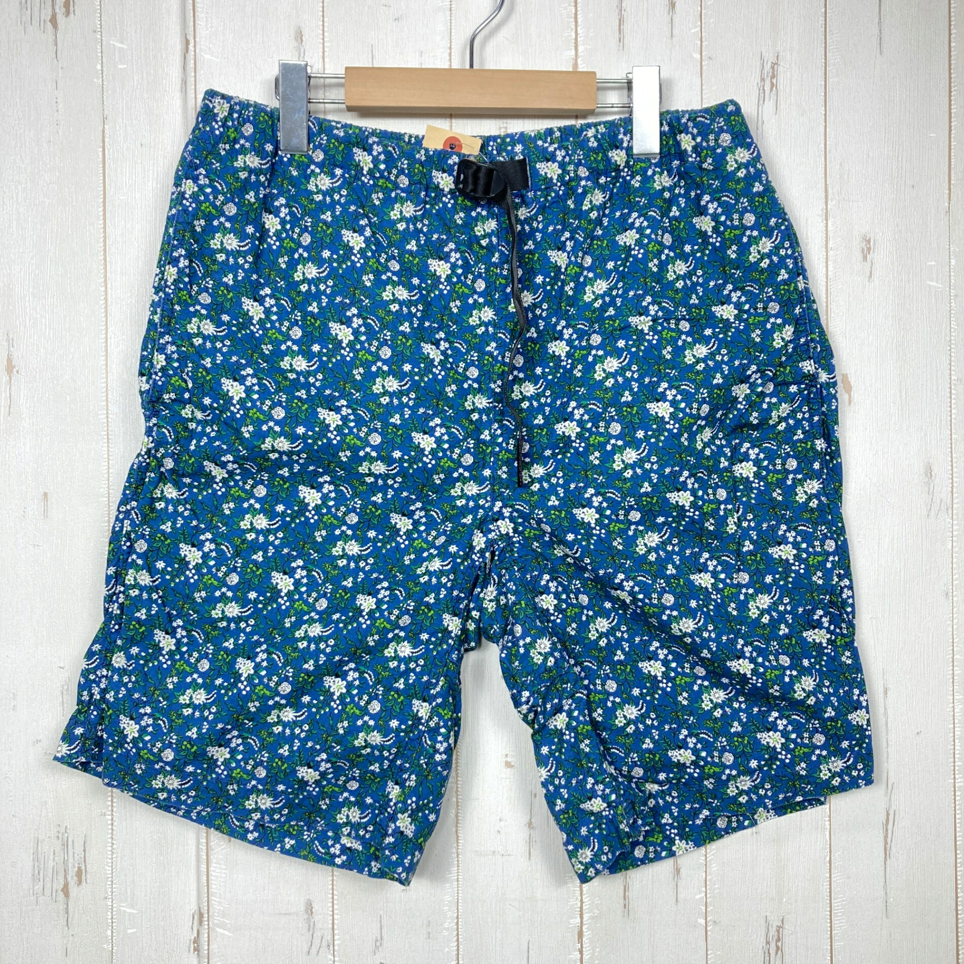 【Men's L】【Men's L ネイビー系】Gramicci ( グラミチ ) フラワー ショートパンツ Flower Short Pants Navy コットン ウェア ボトムス ショーツ ショートパンツ コットン z00060472 Navy ネイビー系 ウェア ボトムス ショーツ ショートパンツ コットン ・セカンドギア在庫コード: IT33VTT8QSTS（お問い合わせの際はこちらをお伝え下さい） ・メーカー: Gramicci ( グラミチ ) ・型番: GMP-13S003 ■生産情報 ・生産国: 中国 ( China ) ■素材情報 ・組成: コットン75% / 麻25% ■サイズ情報 ・Gender/Age: Men's ・代表サイズ: L ■カラー ・カタログカラー: Navy ・カラー系統: ネイビー系 ・カラー系統2: ホワイト系 ■コンディション ・グレード: 中古A ※グレーディング目安　 ├ 新品：当店オリジナル製品 ├ 未使用：新古品 ├ 中古S：新品同様 ├ 中古A：美中古 ├ 中古B：良い状態の中古 ├ 中古C：通常使用可能な中古 └ 中古D：通常使用困難な中古 ・コンディション詳細・備考: ■状態スコア：83 / 100 点 ■状態明細：旧モデル / 微細な使用感 ■採寸値・実測値 ※全て外寸値です。また、手作業による採寸および簡易な秤による計測のため、誤差はご容赦下さい。 ・総丈: 49cm ・平置胴囲: 76cm ・最大胴囲: 98cm ・股下: 22cm ・股上: 37cm ・わたり: 32cm ・すそ幅: 27cm ・総重量（付属品等含む）: 260g ■カタログスペック ※以下はメーカー公表のスペック値をそのままにご紹介するものです。表現・仕様・付属物の有無等、お品物現品との完全な一致をお約束するものではございません。 Gramicciのフラワーショートパンツ。コットンとリネンを組み合わせた薄手の生地を使用したショートパンツです。ウエストにはサイズ調節がしやすいウェビングベルトを備え、股下には脚の動きを妨げにくいガゼットクロッチを採用。フロント2か所とバック1か所にポケットを備えています。アウトドアからデイリーユースまで取り入れやすい、フラワー柄を特徴としたモデルです。 ※ ネコポス・圧縮梱包にご理解・ご協力をお願いします ※ こちらのお品物は基本的に『ネコポス』での発送となります。郵便ポストへの投函にて配達完了となります。また、出荷から配達までの追跡は宅急便と同様に可能ですのでご安心下さい。 当店では、コンパクトに梱包することが可能なお品物につきましては『ネコポス』での発送とさせて頂いております。ウェア・バッグ等の一部ファブリック系商品につきましては、『ネコポス』のシビアなサイズ規定を確実にクリアするため、脱気式圧縮袋を使用する場合がございます。それにより、お品物にシワ等が生じる可能性がございます。また、箱に収納されている状態のお品物（未開封品含む）につきましても、箱から出した状態にて梱包させて頂く可能性がございます。 当店では、原則として全品送料無料（店舗負担）にて発送をさせて頂いております。ですが、近年の燃料費・人件費・物価高騰により運送会社送料も上昇傾向にあり、送料の負担・吸収は年々難しくなってきております。お気軽にご注文頂けるよう、引き続き送料無料サービスを継続して参るため、何卒ご理解・ご協力のほどよろしくお願い致します。 なお、『ネコポス』での発送および圧縮梱包にご了承頂けない場合は、ご注文時に別の配送方法を選択下さい。