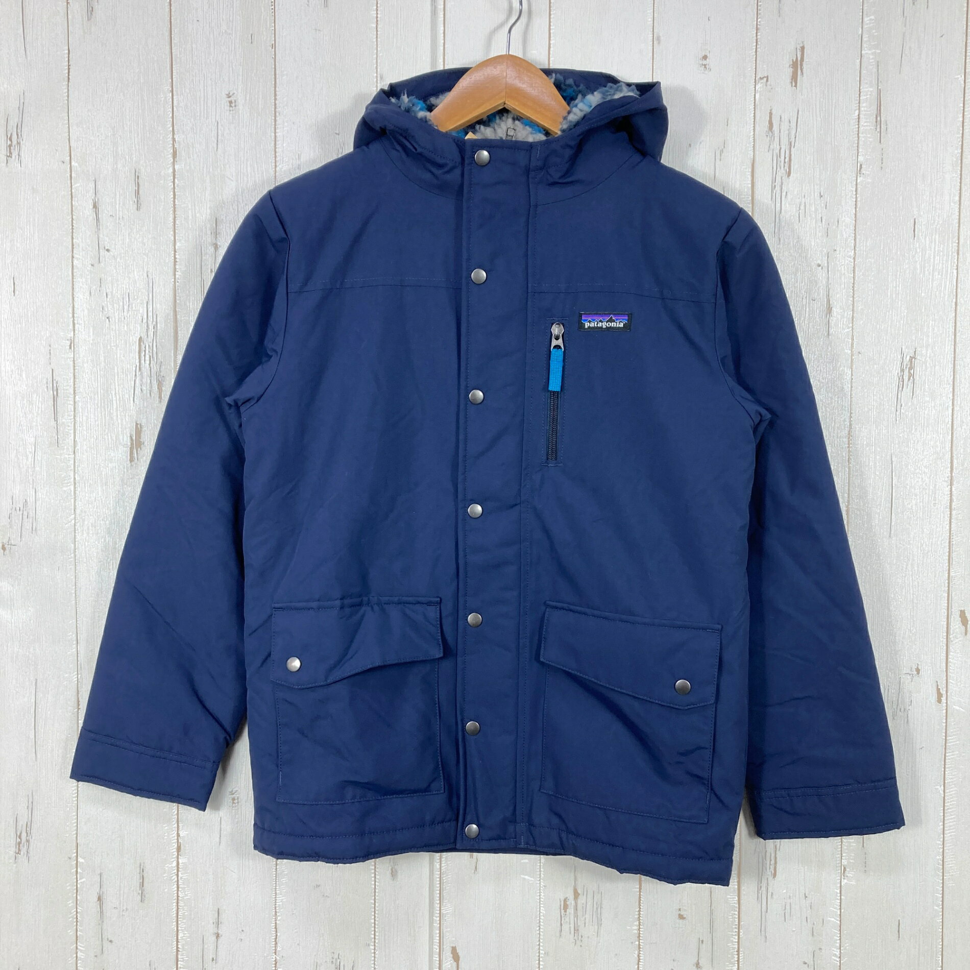 【Boy's L】【Boy's L ネイビー系】2019 Patagonia ( パタゴニア ) ボーイズ インファーノ ジャケット Boy's Infurno Jacket NENA ナイロン ウェア トップス アウター ジャケット フリース z00060035 NENA ネイビー系 ウェア トップス アウター ジャケット フリース ・セカンドギア在庫コード: ITD16SGPEOQK（お問い合わせの際はこちらをお伝え下さい） ・メーカー: Patagonia ( パタゴニア ) ・型番: 68460 ■生産情報 ・生産年: 2019 ・生産期: Fall ・生産国: ベトナム ( Viet Nam ) ■素材情報 ・組成: 表地：ナイロン100% / 裏地：ポリエステル100% ■サイズ情報 ・Fit: International ・Gender/Age: Boy's ・代表サイズ: L ・サイズ備考: 12 ■カラー ・カタログカラー: NENA ・カラー系統: ネイビー系 ■コンディション ・グレード: 中古A ※グレーディング目安　 ├ 新品：当店オリジナル製品 ├ 未使用：新古品 ├ 中古S：新品同様 ├ 中古A：美中古 ├ 中古B：良い状態の中古 ├ 中古C：通常使用可能な中古 └ 中古D：通常使用困難な中古 ・コンディション詳細・備考: ■状態スコア：83 / 100 点 ■状態明細：旧モデル / 微細な使用感 ■採寸値・実測値 ※全て外寸値です。また、手作業による採寸および簡易な秤による計測のため、誤差はご容赦下さい。 ・身幅: 46cm ・すそ幅: 48cm ・着丈: 61cm ・肩幅: 41cm ・そで丈: 55cm ・総重量（付属品等含む）: 680g ■カタログスペック ※以下はメーカー公表のスペック値をそのままにご紹介するものです。表現・仕様・付属物の有無等、お品物現品との完全な一致をお約束するものではございません。 コーティング加工済みの耐水性シェルに温かいハイパイル・フリース（リサイクル・ポリエステル70％）の裏地を施し、袖には軽量な80グラム・サーモグリーン・インサレーション（リサイクル・ポリエステル90％）を入れた、毎日着用できるキッズ用のフード付きジャケットです。 耐水性と耐風性を備えた、コーティング加工とDWR加工済みのナイロン製シェル素材。身頃の裏地には温かい13ミリ厚パイル・フリースを使用し、袖には濡れても温かさを維持する80グラム・サーモグリーン・ポリエステル（リサイクル・ポリエステル90％）のインサレーション入り しっかりと快適にフィットする3枚パネル構造のフード フルレングスのフロントジッパーは内側にチンガードと外側にスナップ留めのストームフラップ付き。袖口は2つのスナップで調節可能 スナップ留めフラップを備えたパッチ型ポケットは、ハンドウォーマーポケットとして横からもアクセスできるデザイン。左胸のジッパー式ポケットには反射性プルタブ付き おさがりの履歴を残せるIDラベル付き