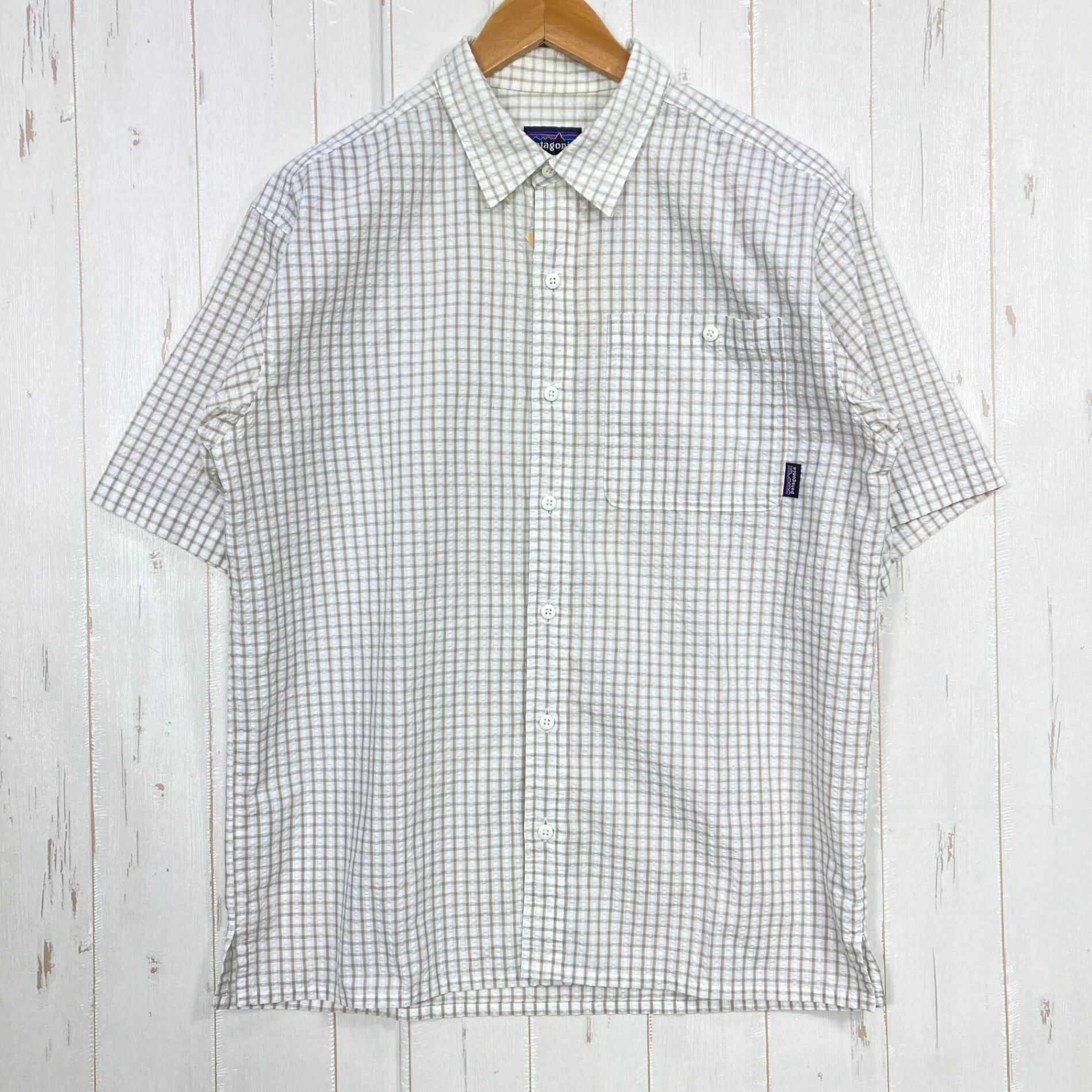 【Men's S】【Men's S ホワイト系】2009 Patagonia ( パタゴニア ) ショートスリーブ パッカーウェア シャツ Short Sleeved Packerwear Shirts ELW 生産終了モデル 入手困難 ウェア トップス インナー シャツ ショートスリーブシャツ コットン z00059340 ELW ホワイト系 ウェア トップス インナー シャツ ショートスリーブシャツ コットン ・セカンドギア在庫コード: ITF53G7GZ34G（お問い合わせの際はこちらをお伝え下さい） ・メーカー: Patagonia ( パタゴニア ) ・型番: 53000 ■生産情報 ・生産年: 2009 ・生産期: Spring ■サイズ情報 ・Fit: International ・Gender/Age: Men's ・代表サイズ: S ■カラー ・カタログカラー: ELW ・カラー系統: ホワイト系 ■コンディション ・グレード: 中古A ※グレーディング目安　 ├ 新品：当店オリジナル製品 ├ 未使用：新古品 ├ 中古S：新品同様 ├ 中古A：美中古 ├ 中古B：良い状態の中古 ├ 中古C：通常使用可能な中古 └ 中古D：通常使用困難な中古 ・コンディション詳細・備考: ■状態スコア：81 / 100 点 ■状態明細：若干の使用感 / 微細なスレ / 首周りに微細な汚れ ■採寸値・実測値 ※全て外寸値です。また、手作業による採寸および簡易な秤による計測のため、誤差はご容赦下さい。 ・身幅: 55cm ・すそ幅: 52cm ・着丈: 71cm ・肩幅: 47cm ・そで丈: 25cm ・総重量（付属品等含む）: 160g ■カタログスペック ※以下はメーカー公表のスペック値をそのままにご紹介するものです。表現・仕様・付属物の有無等、お品物現品との完全な一致をお約束するものではございません。 他のシャツがぐったりとしおれるほど湿度の高い状況でも、ポリエステル65パーセントとオーガニックコットン35パーセントを混紡した質感のある先染めのシアサッカー素材のパッカウェアは、肌にまとわりつくことなくドライで快適な着心地を保ちます。凹凸のある織りが通気性を促進して汗を発散し、さらにしわになりにくく洗濯が簡単なうえに、速乾 性も備えています。ボタン留めのチェストポケットが1つ付き、ストレートな裾の両脇にスリット入り。レギュラー・フィットです。 ※ ネコポス・圧縮梱包にご理解・ご協力をお願いします ※ こちらのお品物は基本的に『ネコポス』での発送となります。郵便ポストへの投函にて配達完了となります。また、出荷から配達までの追跡は宅急便と同様に可能ですのでご安心下さい。 当店では、コンパクトに梱包することが可能なお品物につきましては『ネコポス』での発送とさせて頂いております。ウェア・バッグ等の一部ファブリック系商品につきましては、『ネコポス』のシビアなサイズ規定を確実にクリアするため、脱気式圧縮袋を使用する場合がございます。それにより、お品物にシワ等が生じる可能性がございます。また、箱に収納されている状態のお品物（未開封品含む）につきましても、箱から出した状態にて梱包させて頂く可能性がございます。 当店では、原則として全品送料無料（店舗負担）にて発送をさせて頂いております。ですが、近年の燃料費・人件費・物価高騰により運送会社送料も上昇傾向にあり、送料の負担・吸収は年々難しくなってきております。お気軽にご注文頂けるよう、引き続き送料無料サービスを継続して参るため、何卒ご理解・ご協力のほどよろしくお願い致します。 なお、『ネコポス』での発送および圧縮梱包にご了承頂けない場合は、ご注文時に別の配送方法を選択下さい。