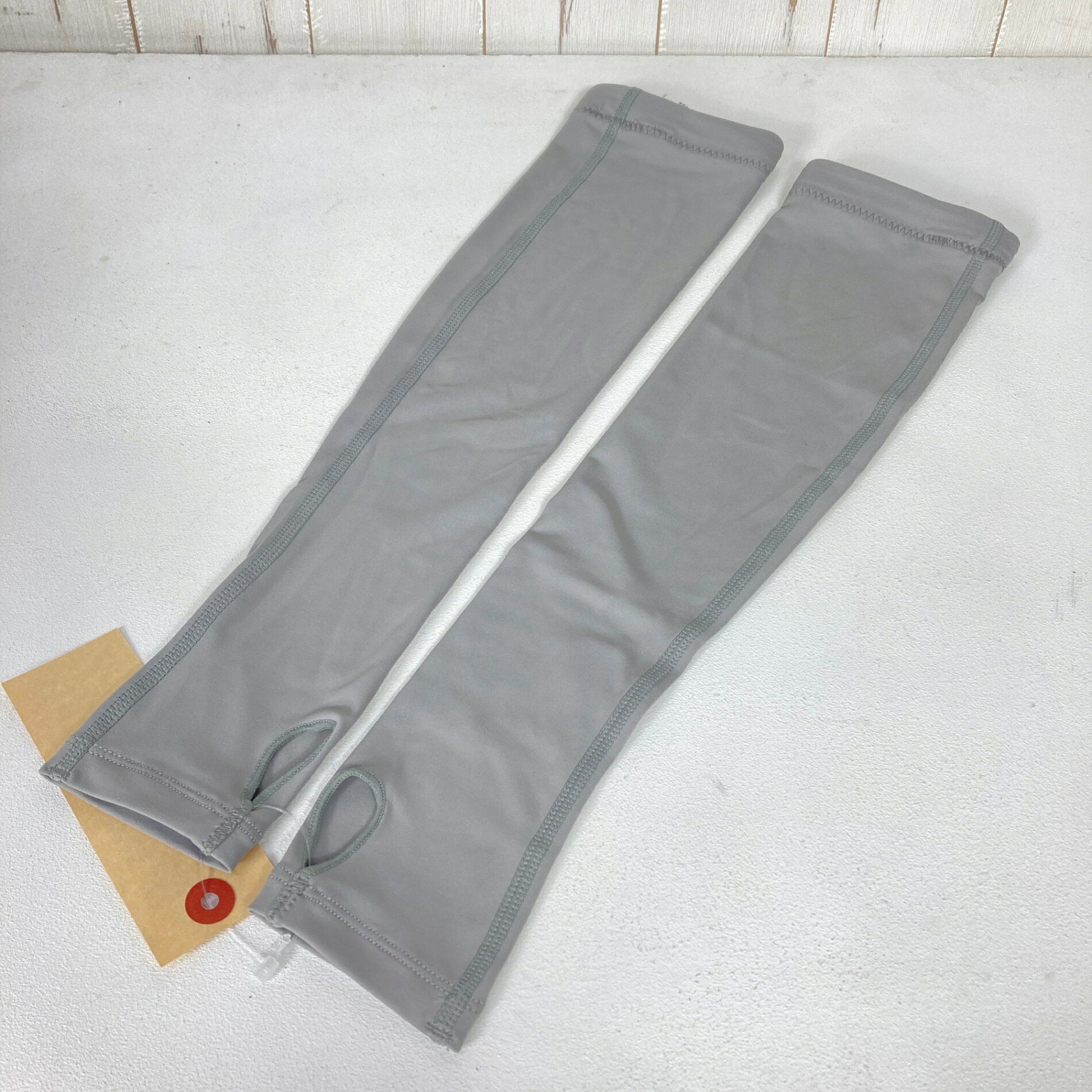 【Women's S】【Women's S グレー系】Cw-X ( シーダブリューエックス ) アーム カバー Arm Cover ポリエステル ウェア ウェア小物 アームカバー z00060589 グレー系 ウェア ウェア小物 アームカバー ・セカンドギア在庫コード: ITH8LI70GX0F（お問い合わせの際はこちらをお伝え下さい） ・メーカー: Cw-X ( シーダブリューエックス ) ・型番: HUY-421 ■生産情報 ・生産国: 中国 ( China ) ■素材情報 ・組成: ポリエステル90% / ポリウレタン10% ■サイズ情報 ・Fit: Asian ・Gender/Age: Women's ・代表サイズ: S ■カラー ・カラー系統: グレー系 ■コンディション ・グレード: 中古S ※グレーディング目安　 ├ 新品：当店オリジナル製品 ├ 未使用：新古品 ├ 中古S：新品同様 ├ 中古A：美中古 ├ 中古B：良い状態の中古 ├ 中古C：通常使用可能な中古 └ 中古D：通常使用困難な中古 ・コンディション詳細・備考: ■状態スコア：92 / 100 点 ■状態明細：微細な使用感 ■採寸値・実測値 ※全て外寸値です。また、手作業による採寸および簡易な秤による計測のため、誤差はご容赦下さい。 ・総重量（付属品等含む）: 35g ■カタログスペック ※以下はメーカー公表のスペック値をそのままにご紹介するものです。表現・仕様・付属物の有無等、お品物現品との完全な一致をお約束するものではございません。 滑り止めゴム付きアームカバー（サムホールつき） ■フィット感があり、吸汗速乾性のよいアームカバー ■夏の運転、ジョギングやスポーツ時などの紫外線対策にもおすすめです（UVカット率90％以上） ■前腕部とマウスパッドとの滑りを滑らかにしてくれるので、eスポーツにもおすすめ ※ ネコポス・圧縮梱包にご理解・ご協力をお願いします ※ こちらのお品物は基本的に『ネコポス』での発送となります。郵便ポストへの投函にて配達完了となります。また、出荷から配達までの追跡は宅急便と同様に可能ですのでご安心下さい。 当店では、コンパクトに梱包することが可能なお品物につきましては『ネコポス』での発送とさせて頂いております。ウェア・バッグ等の一部ファブリック系商品につきましては、『ネコポス』のシビアなサイズ規定を確実にクリアするため、脱気式圧縮袋を使用する場合がございます。それにより、お品物にシワ等が生じる可能性がございます。また、箱に収納されている状態のお品物（未開封品含む）につきましても、箱から出した状態にて梱包させて頂く可能性がございます。 当店では、原則として全品送料無料（店舗負担）にて発送をさせて頂いております。ですが、近年の燃料費・人件費・物価高騰により運送会社送料も上昇傾向にあり、送料の負担・吸収は年々難しくなってきております。お気軽にご注文頂けるよう、引き続き送料無料サービスを継続して参るため、何卒ご理解・ご協力のほどよろしくお願い致します。 なお、『ネコポス』での発送および圧縮梱包にご了承頂けない場合は、ご注文時に別の配送方法を選択下さい。