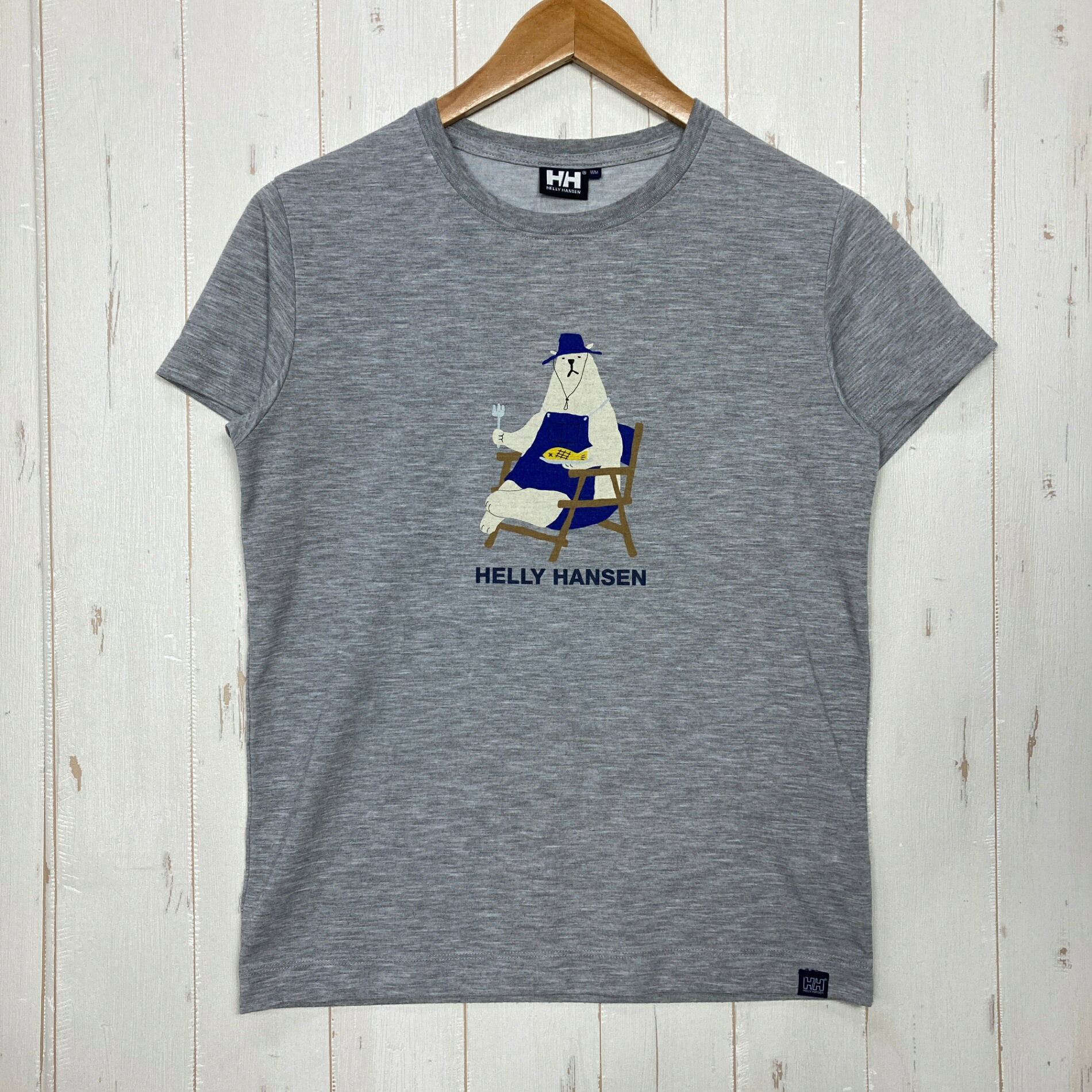 【Women's M】【Women's M グレー系】Helly Hansen ( ヘリーハンセン ) ショート スリーブ ベア ティー S/S Bear Tee ポリエステル ウェア トップス インナー シャツ ショートスリーブTシャツ クルーネック 化繊 z00060571 グレー系 ウェア トップス インナー シャツ ショートスリーブTシャツ クルーネック 化繊 ・セカンドギア在庫コード: ITBTUO2861JC（お問い合わせの際はこちらをお伝え下さい） ・メーカー: Helly Hansen ( ヘリーハンセン ) ・型番: HOE61703 ■生産情報 ・生産国: ベトナム ( Viet Nam ) ■素材情報 ・組成: ポリエステル100% ■サイズ情報 ・Gender/Age: Women's ・代表サイズ: M ■カラー ・カラー系統: グレー系 ■コンディション ・グレード: 中古A ※グレーディング目安　 ├ 新品：当店オリジナル製品 ├ 未使用：新古品 ├ 中古S：新品同様 ├ 中古A：美中古 ├ 中古B：良い状態の中古 ├ 中古C：通常使用可能な中古 └ 中古D：通常使用困難な中古 ・コンディション詳細・備考: ■状態スコア：76 / 100 点 ■状態明細：旧モデル / 微細な使用感 / 微細な毛玉（背面下部などの各所） ■採寸値・実測値 ※全て外寸値です。また、手作業による採寸および簡易な秤による計測のため、誤差はご容赦下さい。 ・身幅: 44cm ・すそ幅: 44cm ・着丈: 57cm ・肩幅: 37cm ・そで丈: 15cm ・総重量（付属品等含む）: 160g ※ ネコポス・圧縮梱包にご理解・ご協力をお願いします ※ こちらのお品物は基本的に『ネコポス』での発送となります。郵便ポストへの投函にて配達完了となります。また、出荷から配達までの追跡は宅急便と同様に可能ですのでご安心下さい。 当店では、コンパクトに梱包することが可能なお品物につきましては『ネコポス』での発送とさせて頂いております。ウェア・バッグ等の一部ファブリック系商品につきましては、『ネコポス』のシビアなサイズ規定を確実にクリアするため、脱気式圧縮袋を使用する場合がございます。それにより、お品物にシワ等が生じる可能性がございます。また、箱に収納されている状態のお品物（未開封品含む）につきましても、箱から出した状態にて梱包させて頂く可能性がございます。 当店では、原則として全品送料無料（店舗負担）にて発送をさせて頂いております。ですが、近年の燃料費・人件費・物価高騰により運送会社送料も上昇傾向にあり、送料の負担・吸収は年々難しくなってきております。お気軽にご注文頂けるよう、引き続き送料無料サービスを継続して参るため、何卒ご理解・ご協力のほどよろしくお願い致します。 なお、『ネコポス』での発送および圧縮梱包にご了承頂けない場合は、ご注文時に別の配送方法を選択下さい。