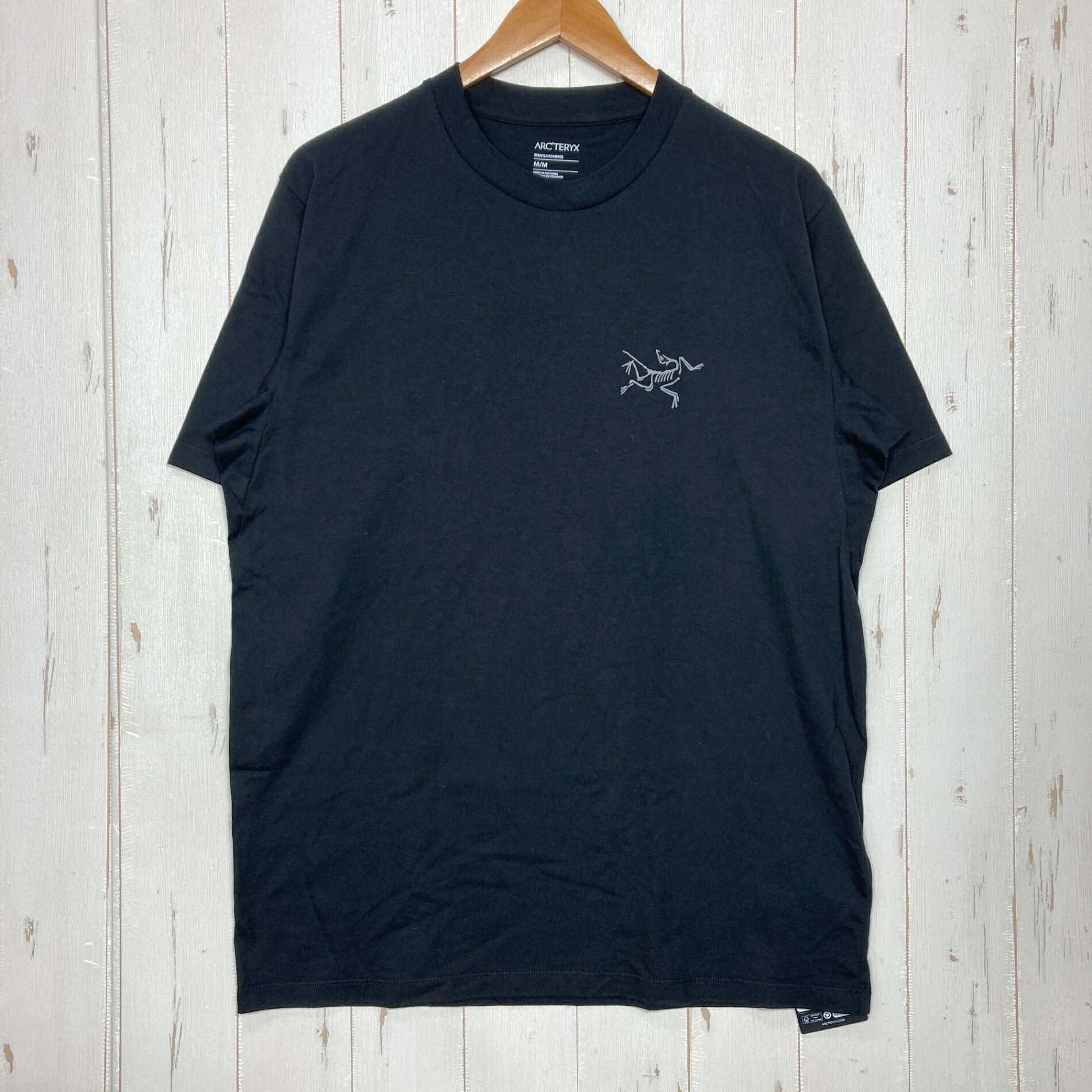 【Men's M】【Men's M ブラック系】Arcteryx ( アークテリクス ) クラッグ SL コットン ショートスリーブ Kragg SL Cotton SS SUPIMAコットン 160gsm コットン ウェア トップス インナー シャツ ショートスリーブTシャツ クルーネック コットン z00060555 ブラック系 ウェア トップス インナー シャツ ショートスリーブTシャツ クルーネック コットン ・セカンドギア在庫コード: ITPQ1IFRMGR2（お問い合わせの際はこちらをお伝え下さい） ・メーカー: Arcteryx ( アークテリクス ) ・型番: X000009533 ■生産情報 ・生産国: コロンビア ( Colombia ) ■素材情報 ・機能: レギュラーフィット / ガセット入り脇下 ■サイズ情報 ・Fit: International ・Gender/Age: Men's ・代表サイズ: M ■カラー ・カラー系統: ブラック系 ■コンディション ・グレード: 中古A ※グレーディング目安　 ├ 新品：当店オリジナル製品 ├ 未使用：新古品 ├ 中古S：新品同様 ├ 中古A：美中古 ├ 中古B：良い状態の中古 ├ 中古C：通常使用可能な中古 └ 中古D：通常使用困難な中古 ・コンディション詳細・備考: ■状態スコア：85 / 100 点 ■状態明細：微細な使用感 / 微細なスレ（腹部などの各所） ■採寸値・実測値 ※全て外寸値です。また、手作業による採寸および簡易な秤による計測のため、誤差はご容赦下さい。 ・身幅: 58cm ・すそ幅: 53cm ・着丈: 72cm ・ゆき丈: 47cm ・総重量（付属品等含む）: 210g ■カタログスペック ※以下はメーカー公表のスペック値をそのままにご紹介するものです。表現・仕様・付属物の有無等、お品物現品との完全な一致をお約束するものではございません。 Arc'teryxのクラッグ SL コットン ショートスリーブは、SUPIMAコットンを使用したMen's向けショートスリーブTシャツです。柔らかな肌触りと通気性を備え、動きやすさに配慮したパターンとレギュラーフィットを採用。胸元にはブランドを象徴するバードロゴを配置し、クライミングから日常使いまで幅広く取り入れやすいモデルです。 ・Kragg クラッグ（快適で動きやすく、優れたサポート力とプロテクションを誇るシリーズ） ・SL スーパーライト（耐久性に加え、軽さと持ち運びやすさを重視した、超軽量素材とデザイン） ・プレミアムSUPIMAコットンで作られたクライマー用ショートスリーブTシャツ ・フロントには定番のバードロゴ ・クライミングを推奨したモデルながらタウンユースでも使いやすいデザイン ※ ネコポス・圧縮梱包にご理解・ご協力をお願いします ※ こちらのお品物は基本的に『ネコポス』での発送となります。郵便ポストへの投函にて配達完了となります。また、出荷から配達までの追跡は宅急便と同様に可能ですのでご安心下さい。 当店では、コンパクトに梱包することが可能なお品物につきましては『ネコポス』での発送とさせて頂いております。ウェア・バッグ等の一部ファブリック系商品につきましては、『ネコポス』のシビアなサイズ規定を確実にクリアするため、脱気式圧縮袋を使用する場合がございます。それにより、お品物にシワ等が生じる可能性がございます。また、箱に収納されている状態のお品物（未開封品含む）につきましても、箱から出した状態にて梱包させて頂く可能性がございます。 当店では、原則として全品送料無料（店舗負担）にて発送をさせて頂いております。ですが、近年の燃料費・人件費・物価高騰により運送会社送料も上昇傾向にあり、送料の負担・吸収は年々難しくなってきております。お気軽にご注文頂けるよう、引き続き送料無料サービスを継続して参るため、何卒ご理解・ご協力のほどよろしくお願い致します。 なお、『ネコポス』での発送および圧縮梱包にご了承頂けない場合は、ご注文時に別の配送方法を選択下さい。