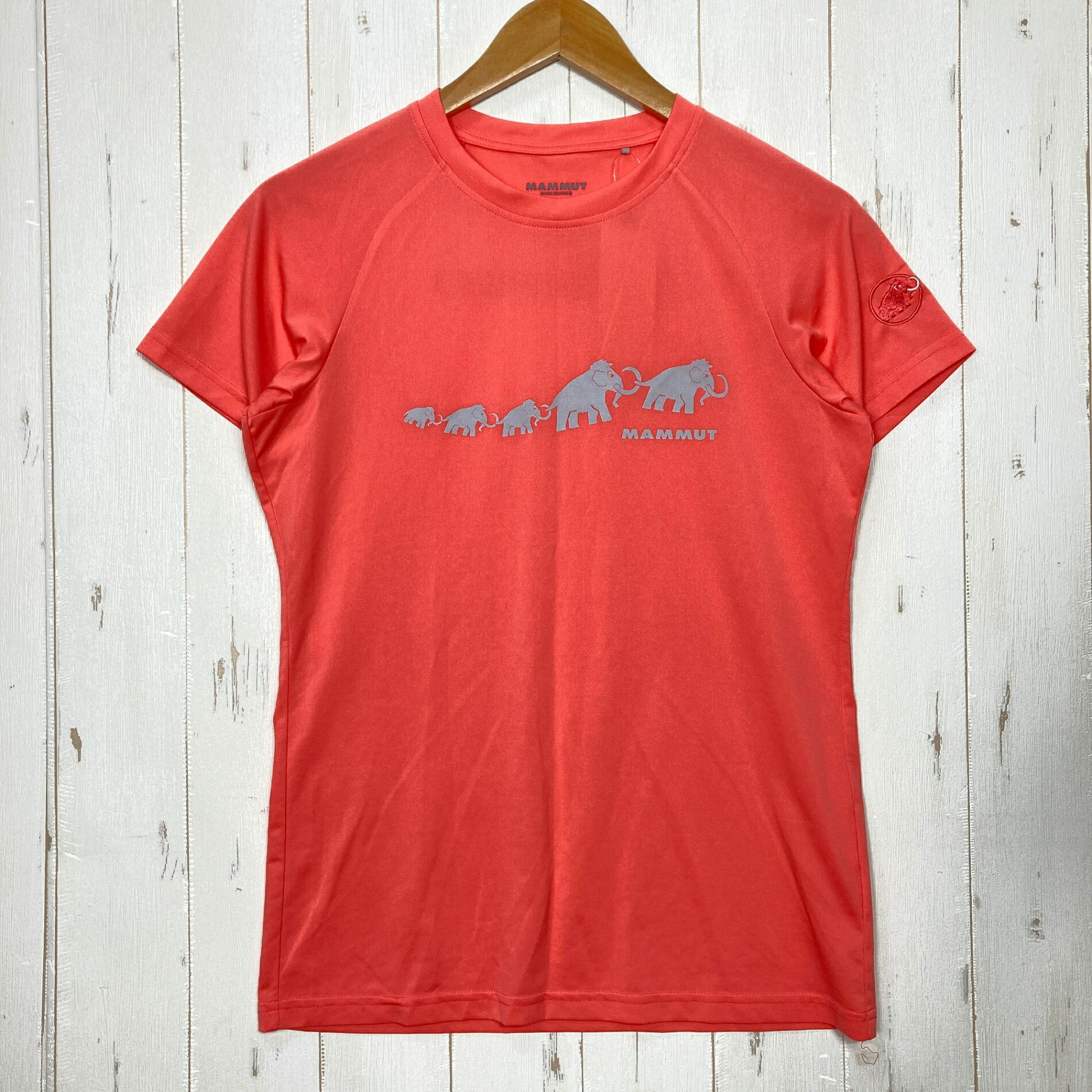 【Women's M】【Women's M オレンジ系】Mammut ( マムート ) クイックドライ アジリティ ティーシャツ QD Aegility T-Shirt 吸水速乾 イージーケア ポリエステル ウェア トップス インナー シャツ ショートスリーブTシャツ クルーネック 化繊 z00060509 オレンジ系 ウェア トップス インナー シャツ ショートスリーブTシャツ クルーネック 化繊 ・セカンドギア在庫コード: ITVY8FPLPMVQ（お問い合わせの際はこちらをお伝え下さい） ・メーカー: Mammut ( マムート ) ・型番: 1017-10071 ■生産情報 ・生産国: ベトナム ( Viet Nam ) ■素材情報 ・組成: ポリエステル100% ・機能: 吸水速乾 / イージーケア ■サイズ情報 ・Gender/Age: Women's ・代表サイズ: M ・サイズ備考: US：M / asia：L / EUR：M ■カラー ・カラー系統: オレンジ系 ■コンディション ・グレード: 中古B ※グレーディング目安　 ├ 新品：当店オリジナル製品 ├ 未使用：新古品 ├ 中古S：新品同様 ├ 中古A：美中古 ├ 中古B：良い状態の中古 ├ 中古C：通常使用可能な中古 └ 中古D：通常使用困難な中古 ・コンディション詳細・備考: ■状態スコア：64 / 100 点 ■状態明細：旧モデル / 若干の使用感 / ※内タグカット / 若干のスレ（左脇下などの各所） ■採寸値・実測値 ※全て外寸値です。また、手作業による採寸および簡易な秤による計測のため、誤差はご容赦下さい。 ・身幅: 46cm ・すそ幅: 45cm ・着丈: 62cm ・そで丈: 35cm ・総重量（付属品等含む）: 77g ■カタログスペック ※以下はメーカー公表のスペック値をそのままにご紹介するものです。表現・仕様・付属物の有無等、お品物現品との完全な一致をお約束するものではございません。 吸水速乾イージーケアTORAY Fieldsensor 素材。色別に異なるプリント。軽量ソフトな肌触り。Regular Fit ※ ネコポス・圧縮梱包にご理解・ご協力をお願いします ※ こちらのお品物は基本的に『ネコポス』での発送となります。郵便ポストへの投函にて配達完了となります。また、出荷から配達までの追跡は宅急便と同様に可能ですのでご安心下さい。 当店では、コンパクトに梱包することが可能なお品物につきましては『ネコポス』での発送とさせて頂いております。ウェア・バッグ等の一部ファブリック系商品につきましては、『ネコポス』のシビアなサイズ規定を確実にクリアするため、脱気式圧縮袋を使用する場合がございます。それにより、お品物にシワ等が生じる可能性がございます。また、箱に収納されている状態のお品物（未開封品含む）につきましても、箱から出した状態にて梱包させて頂く可能性がございます。 当店では、原則として全品送料無料（店舗負担）にて発送をさせて頂いております。ですが、近年の燃料費・人件費・物価高騰により運送会社送料も上昇傾向にあり、送料の負担・吸収は年々難しくなってきております。お気軽にご注文頂けるよう、引き続き送料無料サービスを継続して参るため、何卒ご理解・ご協力のほどよろしくお願い致します。 なお、『ネコポス』での発送および圧縮梱包にご了承頂けない場合は、ご注文時に別の配送方法を選択下さい。