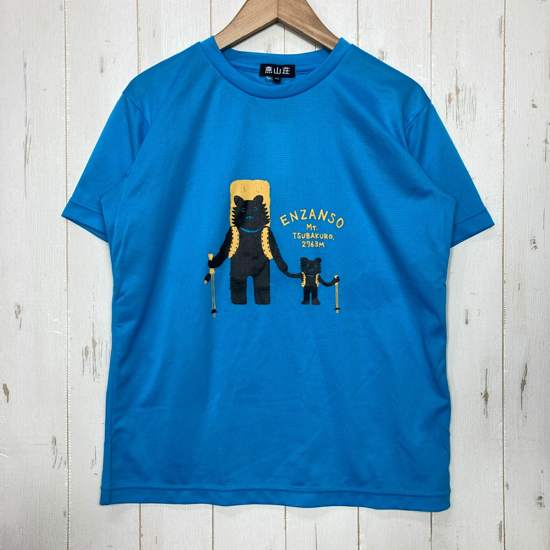 【Unisex XS】【Unisex XS ブルー系】燕山荘（えんざんそう） 燕山荘 オリジナル ティーシャツ ポリエステル ウェア トップス インナー シャツ ショートスリーブTシャツ クルーネック 化繊 z00060585 ブルー系 ウェア トップス インナー シャツ ショートスリーブTシャツ クルーネック 化繊 ・セカンドギア在庫コード: IT805DZEOX2E（お問い合わせの際はこちらをお伝え下さい） ・メーカー: 燕山荘（えんざんそう） ■生産情報 ・生産国: 日本 ( Japan ) ■素材情報 ・組成: ポリエステル80% / ナイロン20% ■サイズ情報 ・Gender/Age: Unisex ・代表サイズ: XS ■カラー ・カラー系統: ブルー系 ■コンディション ・グレード: 中古A ※グレーディング目安　 ├ 新品：当店オリジナル製品 ├ 未使用：新古品 ├ 中古S：新品同様 ├ 中古A：美中古 ├ 中古B：良い状態の中古 ├ 中古C：通常使用可能な中古 └ 中古D：通常使用困難な中古 ・コンディション詳細・備考: ■状態スコア：85 / 100 点 ■状態明細：微細な使用感 / 微細な汚れ（正面裾付近などの各所） ■採寸値・実測値 ※全て外寸値です。また、手作業による採寸および簡易な秤による計測のため、誤差はご容赦下さい。 ・身幅: 48cm ・すそ幅: 45cm ・着丈: 55cm ・肩幅: 40cm ・そで丈: 17cm ※ ネコポス・圧縮梱包にご理解・ご協力をお願いします ※ こちらのお品物は基本的に『ネコポス』での発送となります。郵便ポストへの投函にて配達完了となります。また、出荷から配達までの追跡は宅急便と同様に可能ですのでご安心下さい。 当店では、コンパクトに梱包することが可能なお品物につきましては『ネコポス』での発送とさせて頂いております。ウェア・バッグ等の一部ファブリック系商品につきましては、『ネコポス』のシビアなサイズ規定を確実にクリアするため、脱気式圧縮袋を使用する場合がございます。それにより、お品物にシワ等が生じる可能性がございます。また、箱に収納されている状態のお品物（未開封品含む）につきましても、箱から出した状態にて梱包させて頂く可能性がございます。 当店では、原則として全品送料無料（店舗負担）にて発送をさせて頂いております。ですが、近年の燃料費・人件費・物価高騰により運送会社送料も上昇傾向にあり、送料の負担・吸収は年々難しくなってきております。お気軽にご注文頂けるよう、引き続き送料無料サービスを継続して参るため、何卒ご理解・ご協力のほどよろしくお願い致します。 なお、『ネコポス』での発送および圧縮梱包にご了承頂けない場合は、ご注文時に別の配送方法を選択下さい。