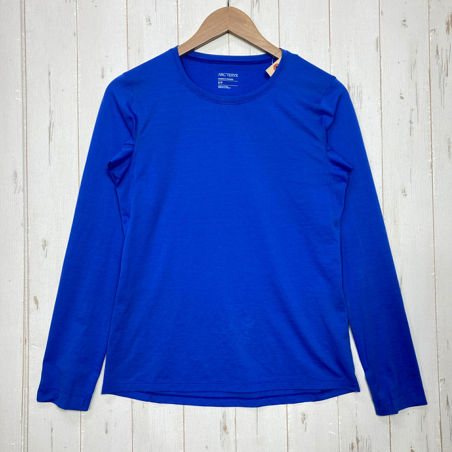 【Women's S】【Women's S ブルー系】Arcteryx ( アークテリクス ) ティーマ クルー ロングスリーブ ウィメンズ Taema Crew LS Women's Phasic LT 速乾 UPF40+ 防臭 ポリエステル ウェア トップス インナー シャツ ロングスリーブTシャツ クルーネック 化繊 z00060588 ブルー系 ウェア トップス インナー シャツ ロングスリーブTシャツ クルーネック 化繊 ・セカンドギア在庫コード: ITPAIBG4FBAM（お問い合わせの際はこちらをお伝え下さい） ・メーカー: Arcteryx ( アークテリクス ) ・型番: X000006914 ■生産情報 ・生産国: ベトナム ( Viet Nam ) ■素材情報 ・組成: ポリエステル100% ・機能: 速乾 / 通気 / 吸湿拡散 / UPF40+ / 防臭 / 耐久撥水 ■サイズ情報 ・Gender/Age: Women's ・代表サイズ: S ■カラー ・カラー系統: ブルー系 ■コンディション ・グレード: 中古C ※グレーディング目安　 ├ 新品：当店オリジナル製品 ├ 未使用：新古品 ├ 中古S：新品同様 ├ 中古A：美中古 ├ 中古B：良い状態の中古 ├ 中古C：通常使用可能な中古 └ 中古D：通常使用困難な中古 ・コンディション詳細・備考: ■状態スコア：59 / 100 点 ■状態明細：旧モデル / 若干の使用感 / 微細なひきつり（胸部などの各所） / 微細なスレ（腹部などの各所） / 微細な汚れ（袖口などの各所） ■採寸値・実測値 ※全て外寸値です。また、手作業による採寸および簡易な秤による計測のため、誤差はご容赦下さい。 ・身幅: 48cm ・すそ幅: 47cm ・着丈: 62cm ・肩幅: 38cm ・そで丈: 61cm ・総重量（付属品等含む）: 130g ■カタログスペック ※以下はメーカー公表のスペック値をそのままにご紹介するものです。表現・仕様・付属物の有無等、お品物現品との完全な一致をお約束するものではございません。 ハイキング、ボルダリング、トレイルランニング。軽量で快適な着心地のティーマは、あらゆるアウトドアアクティビティで活躍します。リサイクル素材を100%使用したフェイジックLTを使用。湿気コントロール機能、UPF40+の紫外線防止機能、通気性に加えて、ソフトな肌当たりが特徴です。立体構造パターンにより動きやすく、テント泊の仲間も喜ぶ持続力のある防臭機能を備えています。シーム構造によりかさばりを抑え、快適な着心地を実現しました。アークテリクスは、2025年までに全製品の80%がフェアトレード認証を獲得できるよう取り組んでいます。その一環として、アークテリクス製品はFair Trade Certified 施設で製造されています。 ※ ネコポス・圧縮梱包にご理解・ご協力をお願いします ※ こちらのお品物は基本的に『ネコポス』での発送となります。郵便ポストへの投函にて配達完了となります。また、出荷から配達までの追跡は宅急便と同様に可能ですのでご安心下さい。 当店では、コンパクトに梱包することが可能なお品物につきましては『ネコポス』での発送とさせて頂いております。ウェア・バッグ等の一部ファブリック系商品につきましては、『ネコポス』のシビアなサイズ規定を確実にクリアするため、脱気式圧縮袋を使用する場合がございます。それにより、お品物にシワ等が生じる可能性がございます。また、箱に収納されている状態のお品物（未開封品含む）につきましても、箱から出した状態にて梱包させて頂く可能性がございます。 当店では、原則として全品送料無料（店舗負担）にて発送をさせて頂いております。ですが、近年の燃料費・人件費・物価高騰により運送会社送料も上昇傾向にあり、送料の負担・吸収は年々難しくなってきております。お気軽にご注文頂けるよう、引き続き送料無料サービスを継続して参るため、何卒ご理解・ご協力のほどよろしくお願い致します。 なお、『ネコポス』での発送および圧縮梱包にご了承頂けない場合は、ご注文時に別の配送方法を選択下さい。