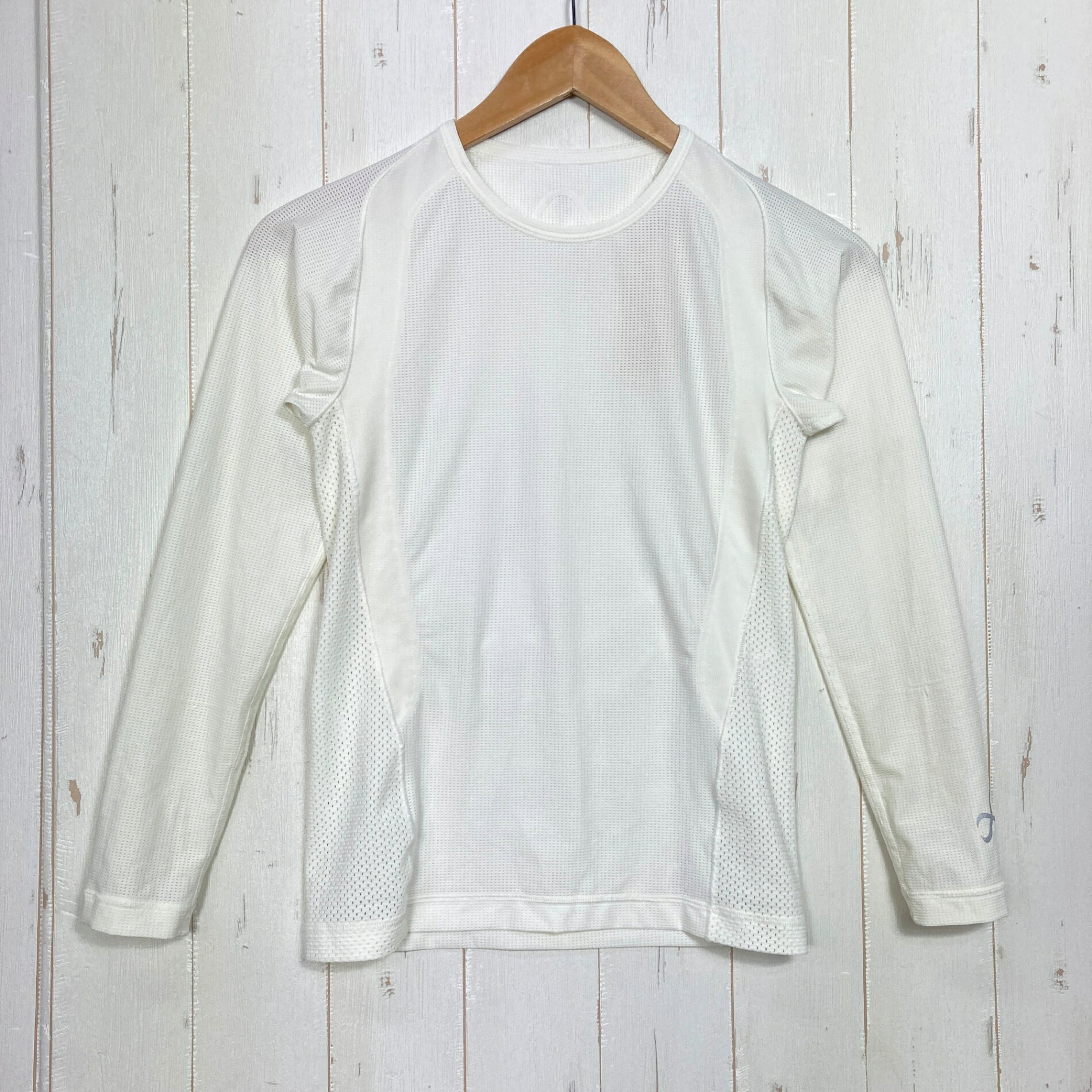 【Women's M】【Women's M アイボリー系】Cw-X ( シーダブリューエックス ) 柔流トップ メッシュ JYURYU TOP Mesh IV / Ivory 肩甲骨サポート 吸汗速乾 UVカット 抗菌防臭 ポリエステル ウェア トップス インナー シャツ ロングスリーブTシャツ クルーネック 化繊 z00060586 IV / Ivory アイボリー系 ウェア トップス インナー シャツ ロングスリーブTシャツ クルーネック 化繊 ・セカンドギア在庫コード: IT4SW04XFMB2（お問い合わせの際はこちらをお伝え下さい） ・メーカー: Cw-X ( シーダブリューエックス ) ・型番: JAY-599 ■生産情報 ・生産国: タイ ( Thailand ) ■素材情報 ・組成: ポリエステル85% / ポリウレタン15% ・機能: 肩甲骨サポート / 吸汗速乾 / UVカット / 抗菌防臭 / ストレッチ / 再帰反射 ■サイズ情報 ・Fit: Asian ・Gender/Age: Women's ・代表サイズ: M ・サイズ備考: バスト79-87cm / 身長154-162cm ■カラー ・カタログカラー: IV / Ivory ・カラー系統: アイボリー系 ■コンディション ・グレード: 中古B ※グレーディング目安　 ├ 新品：当店オリジナル製品 ├ 未使用：新古品 ├ 中古S：新品同様 ├ 中古A：美中古 ├ 中古B：良い状態の中古 ├ 中古C：通常使用可能な中古 └ 中古D：通常使用困難な中古 ・コンディション詳細・備考: ■状態スコア：69 / 100 点 ■状態明細：旧モデル / 【I】経年考慮 / 微細な使用感 / 微細なひきつり（袖などの各所） ■採寸値・実測値 ※全て外寸値です。また、手作業による採寸および簡易な秤による計測のため、誤差はご容赦下さい。 ・身幅: 36cm ・すそ幅: 34cm ・着丈: 55cm ・ゆき丈: 69cm ・総重量（付属品等含む）: 160g ■カタログスペック ※以下はメーカー公表のスペック値をそのままにご紹介するものです。表現・仕様・付属物の有無等、お品物現品との完全な一致をお約束するものではございません。 CW-XのJYURYU TOP Meshは、上半身の動きをサポートする女性用機能性トップスです。肩甲骨まわりに配置したサポート構造により、身体を動かしやすい姿勢を意識した設計を採用。本体には通気性を考慮したメッシュ素材を使用し、脇部分にはより目の大きなメッシュを配置しています。吸汗速乾、UVカット、抗菌防臭機能を備え、ゴルフやランニング、球技など上半身を大きく使うスポーツに対応するロングスリーブモデルです。 ※ ネコポス・圧縮梱包にご理解・ご協力をお願いします ※ こちらのお品物は基本的に『ネコポス』での発送となります。郵便ポストへの投函にて配達完了となります。また、出荷から配達までの追跡は宅急便と同様に可能ですのでご安心下さい。 当店では、コンパクトに梱包することが可能なお品物につきましては『ネコポス』での発送とさせて頂いております。ウェア・バッグ等の一部ファブリック系商品につきましては、『ネコポス』のシビアなサイズ規定を確実にクリアするため、脱気式圧縮袋を使用する場合がございます。それにより、お品物にシワ等が生じる可能性がございます。また、箱に収納されている状態のお品物（未開封品含む）につきましても、箱から出した状態にて梱包させて頂く可能性がございます。 当店では、原則として全品送料無料（店舗負担）にて発送をさせて頂いております。ですが、近年の燃料費・人件費・物価高騰により運送会社送料も上昇傾向にあり、送料の負担・吸収は年々難しくなってきております。お気軽にご注文頂けるよう、引き続き送料無料サービスを継続して参るため、何卒ご理解・ご協力のほどよろしくお願い致します。 なお、『ネコポス』での発送および圧縮梱包にご了承頂けない場合は、ご注文時に別の配送方法を選択下さい。