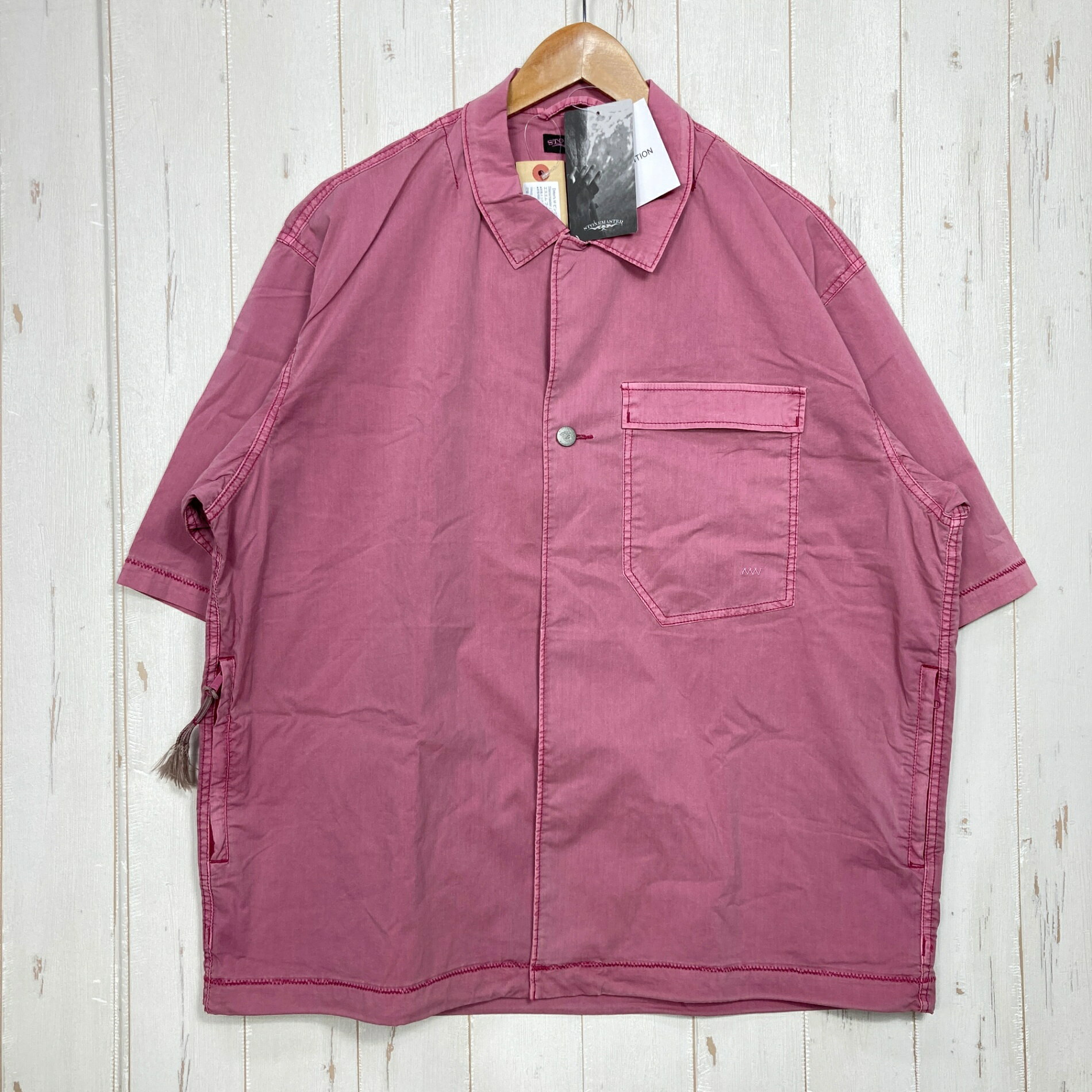 【Men's M】【Men's M ピンク系】Stonemaster ( ストーンマスター ) エスエム フィールド シャツ ショート スリーブ ハイブリッド ピグメント ダイ SM FIELD SHIRT SS HYBRID PIGMENT DYED ピグメントダイ ポケッタブル ストレッチ コットン ウェア トップス インナー シャツ ショートスリーブシャツ 化繊 z00060522 ピンク系 ウェア トップス インナー シャツ ショートスリーブシャツ 化繊 ・セカンドギア在庫コード: IT8L5JQUMRFF（お問い合わせの際はこちらをお伝え下さい） ・メーカー: Stonemaster ( ストーンマスター ) ・型番: SMMS244044 ■生産情報 ・生産国: 中国 ( China ) ■素材情報 ・組成: コットン56% / ナイロン42% / ポリウレタン2% ■サイズ情報 ・Gender/Age: Men's ・代表サイズ: M ■カラー ・カラー系統: ピンク系 ■コンディション ・グレード: 未使用 ※グレーディング目安　 ├ 新品：当店オリジナル製品 ├ 未使用：新古品 ├ 中古S：新品同様 ├ 中古A：美中古 ├ 中古B：良い状態の中古 ├ 中古C：通常使用可能な中古 └ 中古D：通常使用困難な中古 ・コンディション詳細・備考: ■状態スコア：90 / 100 点 ■状態明細：旧モデル / 未使用 ■採寸値・実測値 ※全て外寸値です。また、手作業による採寸および簡易な秤による計測のため、誤差はご容赦下さい。 ・身幅: 63cm ・すそ幅: 61cm ・着丈: 75cm ・肩幅: 53cm ・そで丈: 31cm ・総重量（付属品等含む）: 350g ■カタログスペック ※以下はメーカー公表のスペック値をそのままにご紹介するものです。表現・仕様・付属物の有無等、お品物現品との完全な一致をお約束するものではございません。 STONEMASTERのSM FIELD SHIRT SS HYBRID PIGMENT DYEDは、コットンとナイロンを主体としたストレッチ素材を使用するショートスリーブシャツです。複数のポケットを備え、裾にはシルエットを調整できるドローコードを配置。軽量な生地を活かし、本体をポケットへ収納できるポケッタブル仕様に仕上げています。ピグメント加工による自然な風合いも特徴で、アウトドアから日常まで取り入れやすいモデルです。 ※ ネコポス・圧縮梱包にご理解・ご協力をお願いします ※ こちらのお品物は基本的に『ネコポス』での発送となります。郵便ポストへの投函にて配達完了となります。また、出荷から配達までの追跡は宅急便と同様に可能ですのでご安心下さい。 当店では、コンパクトに梱包することが可能なお品物につきましては『ネコポス』での発送とさせて頂いております。ウェア・バッグ等の一部ファブリック系商品につきましては、『ネコポス』のシビアなサイズ規定を確実にクリアするため、脱気式圧縮袋を使用する場合がございます。それにより、お品物にシワ等が生じる可能性がございます。また、箱に収納されている状態のお品物（未開封品含む）につきましても、箱から出した状態にて梱包させて頂く可能性がございます。 当店では、原則として全品送料無料（店舗負担）にて発送をさせて頂いております。ですが、近年の燃料費・人件費・物価高騰により運送会社送料も上昇傾向にあり、送料の負担・吸収は年々難しくなってきております。お気軽にご注文頂けるよう、引き続き送料無料サービスを継続して参るため、何卒ご理解・ご協力のほどよろしくお願い致します。 なお、『ネコポス』での発送および圧縮梱包にご了承頂けない場合は、ご注文時に別の配送方法を選択下さい。