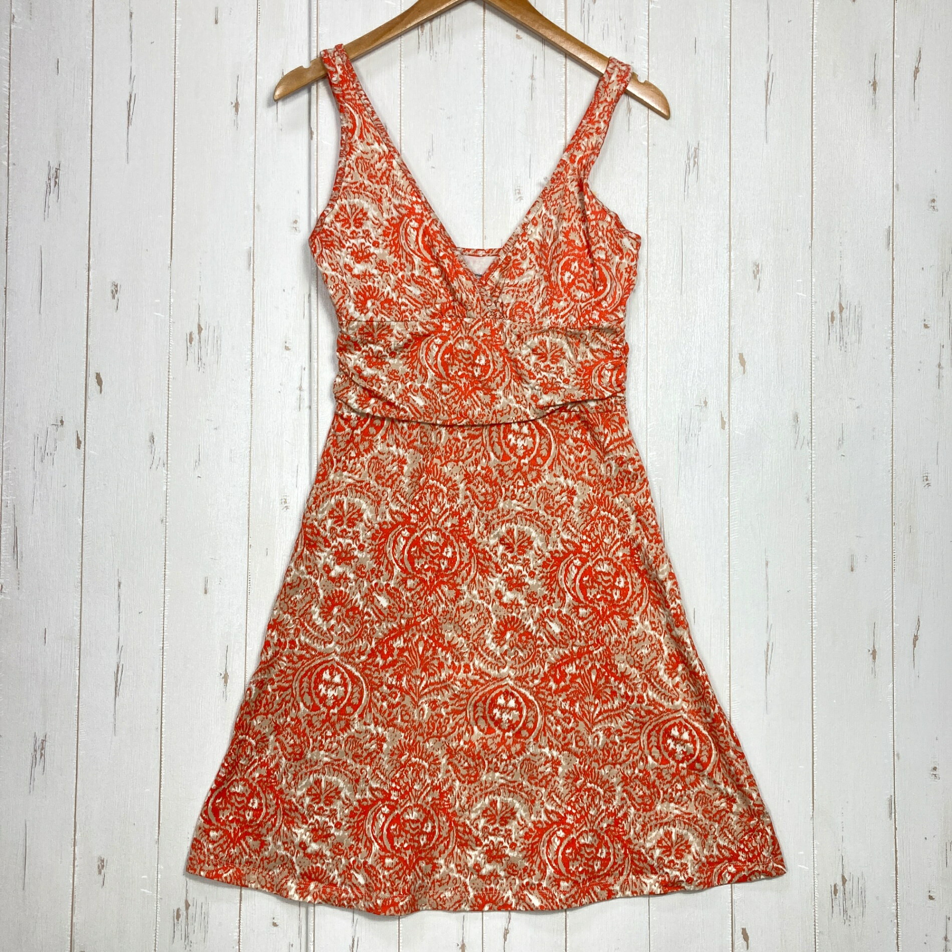 【Women's M】【Women's M オレンジ系】2012 Patagonia ( パタゴニア ) マーゴット ドレス Margot Dress オーガニックコットン ウェア ドレス ワンピース z00060525 オレンジ系 ウェア ドレス ワンピース ・セカンドギア在庫コード: ITJ9FB7TS5SS（お問い合わせの際はこちらをお伝え下さい） ・メーカー: Patagonia ( パタゴニア ) ・型番: 75526 ■生産情報 ・生産年: 2012 ・生産期: Fall ・生産国: トルコ ( Turkey ) ■素材情報 ・組成: コットン95% / ポリウレタン5% ■サイズ情報 ・Fit: International ・Gender/Age: Women's ・代表サイズ: M ■カラー ・カラー系統: オレンジ系 ・カラー系統2: ベージュ系 ■コンディション ・グレード: 中古A ※グレーディング目安　 ├ 新品：当店オリジナル製品 ├ 未使用：新古品 ├ 中古S：新品同様 ├ 中古A：美中古 ├ 中古B：良い状態の中古 ├ 中古C：通常使用可能な中古 └ 中古D：通常使用困難な中古 ・コンディション詳細・備考: ■状態スコア：76 / 100 点 ■状態明細：旧モデル / 微細な使用感 / 着用時見えない位置に前オーナーサインあり（品質表示タグ） ■採寸値・実測値 ※全て外寸値です。また、手作業による採寸および簡易な秤による計測のため、誤差はご容赦下さい。 ・身幅: 40cm ・すそ幅: 68cm ・着丈: 93cm ・肩幅: 40cm ・総重量（付属品等含む）: 250g ■カタログスペック ※以下はメーカー公表のスペック値をそのままにご紹介するものです。表現・仕様・付属物の有無等、お品物現品との完全な一致をお約束するものではございません。 あまりにも軽くて自由な着心地なので、裸にならなくてもヌード感を味わえるドレスです。ほどよい伸縮性を備えた非常にやわらか芯オーガニックコットン製。ソフトな25mm幅のショルダーストラップと交差するV字のフロントを備えた、膝丈のデザインです。