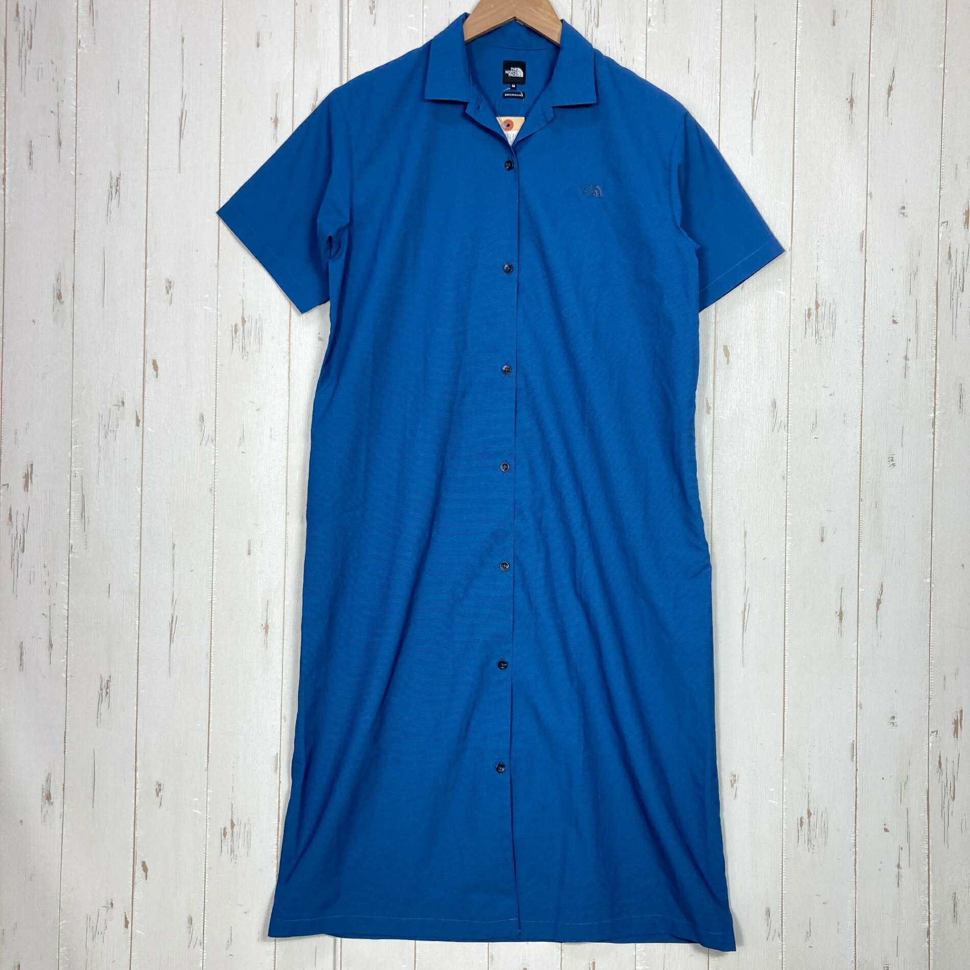 【Women's M】【Women's M ネイビー系】The North Face ( ザ・ノースフェイス ) ショート スリーブ アロハ ベント シャツ ワンピース S/S Aloha Vent Shirt Onepiece ポリエステル ウェア ドレス ワンピース z00060568 ネイビー系 ウェア ドレス ワンピース ・セカンドギア在庫コード: ITY9CEGRDD10（お問い合わせの際はこちらをお伝え下さい） ・メーカー: The North Face ( ザ・ノースフェイス ) ・型番: NRW22530 ■生産情報 ・生産国: ベトナム ( Viet Nam ) ■素材情報 ・組成: ポリエステル100% ■サイズ情報 ・Gender/Age: Women's ・代表サイズ: M ■カラー ・カラー系統: ネイビー系 ■コンディション ・グレード: 中古B ※グレーディング目安　 ├ 新品：当店オリジナル製品 ├ 未使用：新古品 ├ 中古S：新品同様 ├ 中古A：美中古 ├ 中古B：良い状態の中古 ├ 中古C：通常使用可能な中古 └ 中古D：通常使用困難な中古 ・コンディション詳細・備考: ■状態スコア：73 / 100 点 ■状態明細：旧モデル / 微細な使用感 / 微細なひきつり（背面などの各所） ■採寸値・実測値 ※全て外寸値です。また、手作業による採寸および簡易な秤による計測のため、誤差はご容赦下さい。 ・身幅: 50cm ・すそ幅: 60cm ・着丈: 112cm ・肩幅: 44cm ・そで丈: 22cm ・総重量（付属品等含む）: 210g ■カタログスペック ※以下はメーカー公表のスペック値をそのままにご紹介するものです。表現・仕様・付属物の有無等、お品物現品との完全な一致をお約束するものではございません。 軽量で通気のよいメッシュ調素材を採用したシャツワンピース。 リサイクルポリエステルを一部使用した生地は、適度なシャリ感があり、さらりとした着心地です。 独特のメッシュ構造を採用することで衣服内のムレを軽減し、高い通気性を実現しています。 UVガード（UPF30-50+、紫外線カット率90％以上）機能付き。 ヨセミテの風景や山をヴィンテージ風にアレンジした柄と、コーディネートしやすい無地のカラーバリエーション。 フロントを開いて、コート風の着こなしも楽しめます。