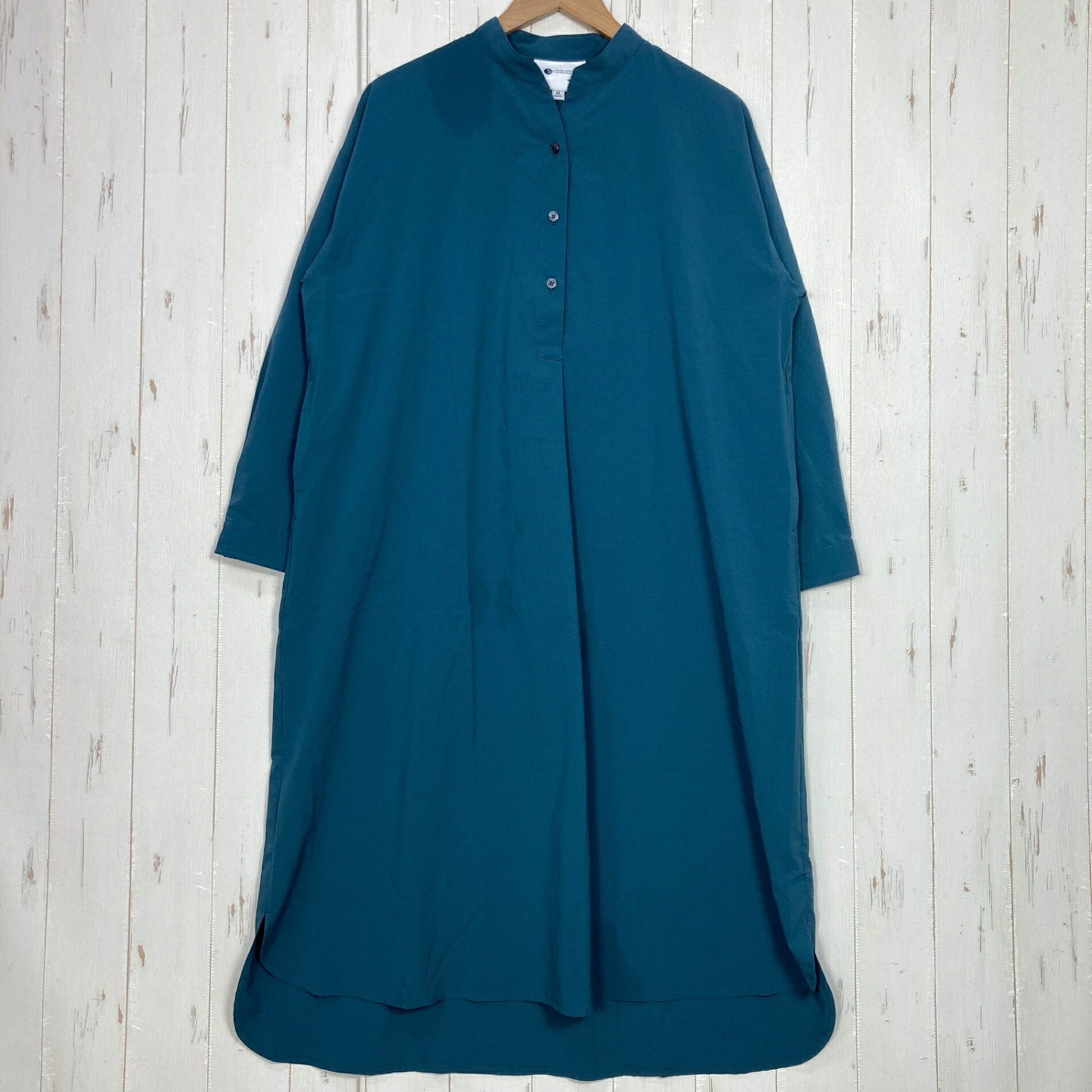 【Women's M】【Women's M ネイビー系】Mizuno ( ミズノ ) ストレッチ サッカー シャツ ワンピース Stretch Seersucker Shirt Dress ポリエステル ウェア ドレス ワンピース z00060582 ネイビー系 ウェア ドレス ワンピース ・セカンドギア在庫コード: ITUPH4HT692T（お問い合わせの際はこちらをお伝え下さい） ・メーカー: Mizuno ( ミズノ ) ・型番: B2MCB230 ■生産情報 ・生産国: ミャンマー ( Myanmar ) ■素材情報 ・組成: ポリエステル100% ■サイズ情報 ・Fit: Asian ・Gender/Age: Women's ・代表サイズ: M ■カラー ・カラー系統: ネイビー系 ■コンディション ・グレード: 中古A ※グレーディング目安　 ├ 新品：当店オリジナル製品 ├ 未使用：新古品 ├ 中古S：新品同様 ├ 中古A：美中古 ├ 中古B：良い状態の中古 ├ 中古C：通常使用可能な中古 └ 中古D：通常使用困難な中古 ・コンディション詳細・備考: ■状態スコア：85 / 100 点 ■状態明細：微細な使用感 / 微細な汚れ（右肩などの各所） ■採寸値・実測値 ※全て外寸値です。また、手作業による採寸および簡易な秤による計測のため、誤差はご容赦下さい。 ・身幅: 60cm ・すそ幅: 63cm ・着丈: 115cm ・肩幅: 58cm ・そで丈: 47cm ・総重量（付属品等含む）: 230g ■カタログスペック ※以下はメーカー公表のスペック値をそのままにご紹介するものです。表現・仕様・付属物の有無等、お品物現品との完全な一致をお約束するものではございません。 ふんわりとしたシルエットが身体のラインを拾いにくく、バンドカラーで首元がすっきり見えるワンピース。