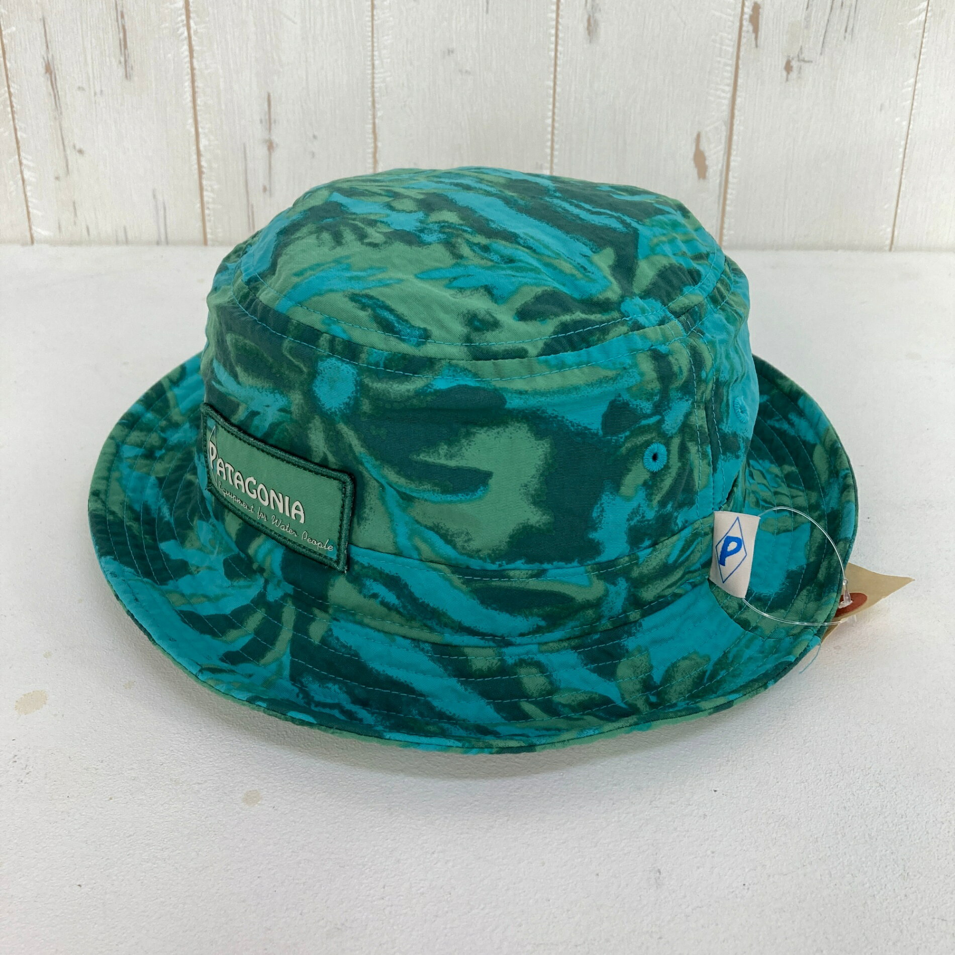 【Unisex S/M】【Unisex S/M グリーン系】2024 Patagonia ( パタゴニア ) ウェーブフェアラー バケツ ハット Wavefarer Bucket Hat WPCC / Water People Banner: Cliffs and Waves Conifer Green NetPlus パッカブル 耐久撥水 ナイロン ウェア ウェア小物 ヘッドウェア ハット z00060574 WPCC / Water People Banner: Cliffs and Waves Conifer Green グリーン系 ウェア ウェア小物 ヘッドウェア ハット ・セカンドギア在庫コード: ITYXCTSNPB14（お問い合わせの際はこちらをお伝え下さい） ・メーカー: Patagonia ( パタゴニア ) ・型番: 29157 ■生産情報 ・生産年: 2024 ・生産期: Spring ・生産国: 中国 ( China ) ■素材情報 ・組成: ナイロン100% ・機能: "■状態スコア：73 / 100 点 ■状態明細：旧モデル / 微細な使用感 / 若干の汚れ（各所水汚れ）" ■サイズ情報 ・Gender/Age: Unisex ・代表サイズ: S/M ・サイズ備考: 頭囲一周 約58cm ■カラー ・カタログカラー: WPCC / Water People Banner: Cliffs and Waves Conifer Green ・カラー系統: グリーン系 ・カラー系統2: ブルー系 ■コンディション ・グレード: 中古A ※グレーディング目安　 ├ 新品：当店オリジナル製品 ├ 未使用：新古品 ├ 中古S：新品同様 ├ 中古A：美中古 ├ 中古B：良い状態の中古 ├ 中古C：通常使用可能な中古 └ 中古D：通常使用困難な中古 ・コンディション詳細・備考: ■状態スコア：81 / 100 点 ■状態明細：微細な使用感 / 若干の汚れ（各所水汚れ） ■採寸値・実測値 ※全て外寸値です。また、手作業による採寸および簡易な秤による計測のため、誤差はご容赦下さい。 ・総重量（付属品等含む）: 65g ■カタログスペック ※以下はメーカー公表のスペック値をそのままにご紹介するものです。表現・仕様・付属物の有無等、お品物現品との完全な一致をお約束するものではございません。 漁網をリサイクルして海洋プラスチック汚染の削減に貢献する、ネットプラス・ポストコンシューマーリサイクル・ナイロン100％のファイユ製の丈夫なバケツ・ハット。通気性を備えコンパクトに収納でき、湿ったり蒸れたりすることなく日差しを遮断。PFASを意図的に添加せずに製造されたDWR（耐久性撥水）加工済み。フェアトレード・サーティファイドの工場で製造 ※ ネコポス・圧縮梱包にご理解・ご協力をお願いします ※ こちらのお品物は基本的に『ネコポス』での発送となります。郵便ポストへの投函にて配達完了となります。また、出荷から配達までの追跡は宅急便と同様に可能ですのでご安心下さい。 当店では、コンパクトに梱包することが可能なお品物につきましては『ネコポス』での発送とさせて頂いております。ウェア・バッグ等の一部ファブリック系商品につきましては、『ネコポス』のシビアなサイズ規定を確実にクリアするため、脱気式圧縮袋を使用する場合がございます。それにより、お品物にシワ等が生じる可能性がございます。また、箱に収納されている状態のお品物（未開封品含む）につきましても、箱から出した状態にて梱包させて頂く可能性がございます。 当店では、原則として全品送料無料（店舗負担）にて発送をさせて頂いております。ですが、近年の燃料費・人件費・物価高騰により運送会社送料も上昇傾向にあり、送料の負担・吸収は年々難しくなってきております。お気軽にご注文頂けるよう、引き続き送料無料サービスを継続して参るため、何卒ご理解・ご協力のほどよろしくお願い致します。 なお、『ネコポス』での発送および圧縮梱包にご了承頂けない場合は、ご注文時に別の配送方法を選択下さい。
