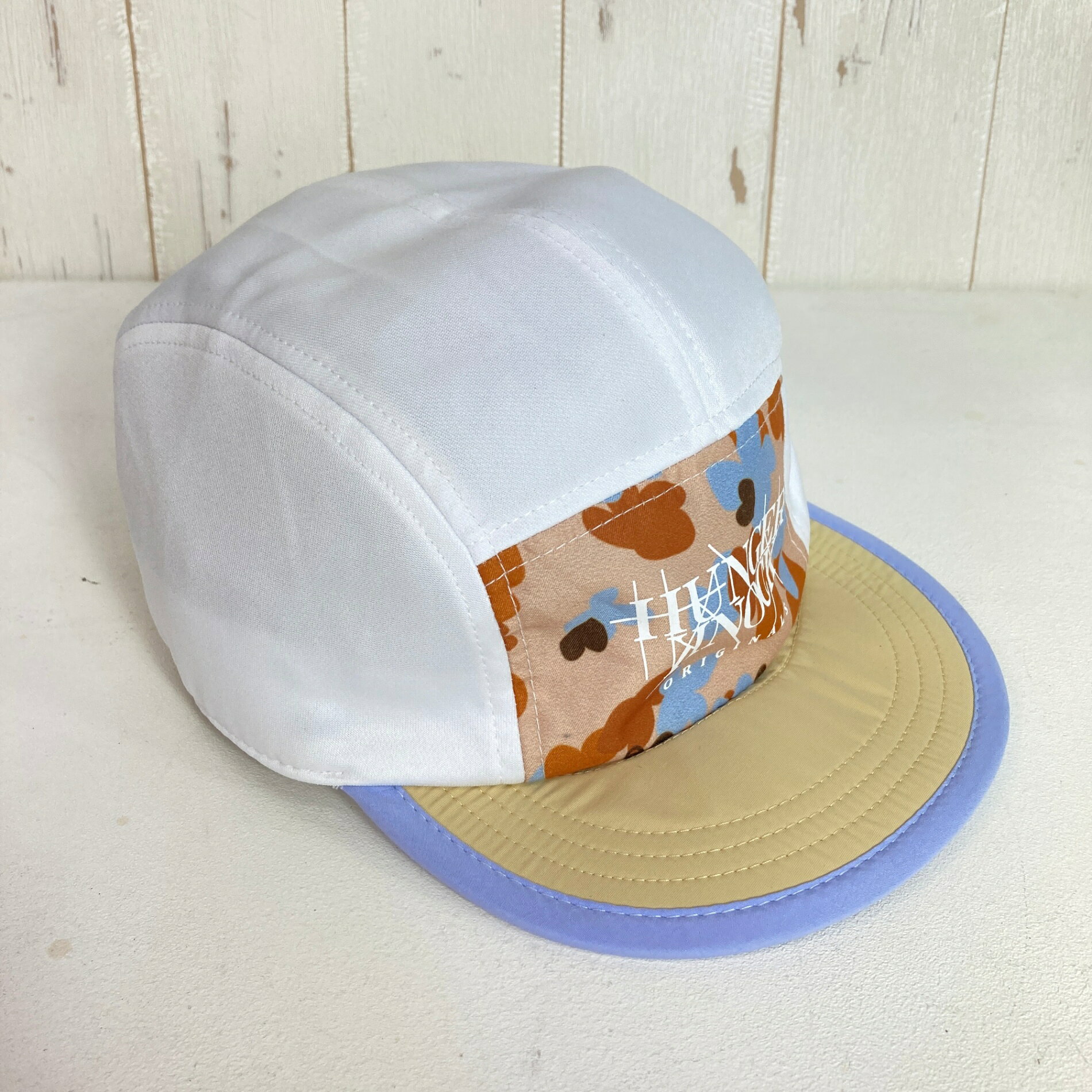 【Unisex OneSize】【Unisex OneSize ベージュ系】Hungerknock Originals ( ハンガーノック オリジナルス ) デザートカモ ジェットキャップ Desert Camo JET CAP ホワイト x デザートカモ 吸水速乾 ソフトブリム ポリエステル ウェア ウェア小物 ヘッドウェア キャップ z00060846 ホワイト x デザートカモ ベージュ系 ウェア ウェア小物 ヘッドウェア キャップ ・セカンドギア在庫コード: ITF6PTBYAK3Y（お問い合わせの際はこちらをお伝え下さい） ・メーカー: Hungerknock Originals ( ハンガーノック オリジナルス ) ■生産情報 ・生産国: ベトナム ( Viet Nam ) ■素材情報 ・組成: ポリエステル100% ・機能: 吸水速乾 / ストレッチ / ベルクロサイズ調整 / ソフトブリム ■サイズ情報 ・Gender/Age: Unisex ・代表サイズ: OneSize ・サイズ備考: フリーサイズ（58cmベース） ■カラー ・カタログカラー: ホワイト x デザートカモ ・カラー系統: ベージュ系 ・カラー系統2: ホワイト系 ■コンディション ・グレード: 中古A ※グレーディング目安　 ├ 新品：当店オリジナル製品 ├ 未使用：新古品 ├ 中古S：新品同様 ├ 中古A：美中古 ├ 中古B：良い状態の中古 ├ 中古C：通常使用可能な中古 └ 中古D：通常使用困難な中古 ・コンディション詳細・備考: ■状態スコア：85 / 100 点 ■状態明細：微細な使用感 / 微細な汚れ（内側のスベリ部分などの各所） ■採寸値・実測値 ※全て外寸値です。また、手作業による採寸および簡易な秤による計測のため、誤差はご容赦下さい。 ・総重量（付属品等含む）: 52g ■カタログスペック ※以下はメーカー公表のスペック値をそのままにご紹介するものです。表現・仕様・付属物の有無等、お品物現品との完全な一致をお約束するものではございません。 HUNGERKNOCK ORIGINALSのDesert Camo JET CAPは、ランニングやトレイルランニングでの使用を想定した軽量なジェットキャップです。吸水速乾性を備えたポリエステル素材を使用し、背面のベルクロベルトでフィットを調整可能。柔らかいつばはヘッドライトなどと干渉しにくく、アクティビティから日常まで幅広く取り入れやすい設計です。 ■仕様一覧 ・素材：ポリエステル100% ・サイズ：フリーサイズ ・サイズ目安：58cmベース ・機能：吸水速乾、ストレッチ ・サイズ調整：背面ベルクロ ・つば：ソフトブリム ・主用途：ランニング、トレイルランニング、アウトドア、日常使用 ※ ネコポス・圧縮梱包にご理解・ご協力をお願いします ※ こちらのお品物は基本的に『ネコポス』での発送となります。郵便ポストへの投函にて配達完了となります。また、出荷から配達までの追跡は宅急便と同様に可能ですのでご安心下さい。 当店では、コンパクトに梱包することが可能なお品物につきましては『ネコポス』での発送とさせて頂いております。ウェア・バッグ等の一部ファブリック系商品につきましては、『ネコポス』のシビアなサイズ規定を確実にクリアするため、脱気式圧縮袋を使用する場合がございます。それにより、お品物にシワ等が生じる可能性がございます。また、箱に収納されている状態のお品物（未開封品含む）につきましても、箱から出した状態にて梱包させて頂く可能性がございます。 当店では、原則として全品送料無料（店舗負担）にて発送をさせて頂いております。ですが、近年の燃料費・人件費・物価高騰により運送会社送料も上昇傾向にあり、送料の負担・吸収は年々難しくなってきております。お気軽にご注文頂けるよう、引き続き送料無料サービスを継続して参るため、何卒ご理解・ご協力のほどよろしくお願い致します。 なお、『ネコポス』での発送および圧縮梱包にご了承頂けない場合は、ご注文時に別の配送方法を選択下さい。