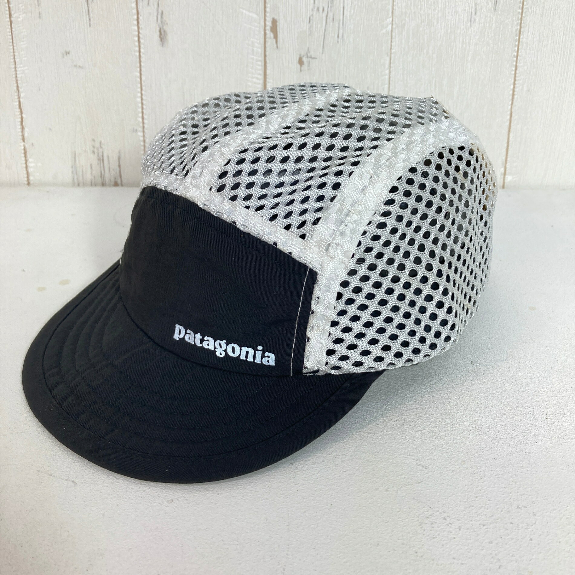 【Unisex OneSize】【Unisex OneSize ホワイト系】2020 Patagonia ( パタゴニア ) ダックビル キャップ Duckbill Cap リサイクルナイロン メッシュ パッカブル ナイロン ウェア ウェア小物 ヘッドウェア キャップ z00060881 ホワイト系 ウェア ウェア小物 ヘッドウェア キャップ ・セカンドギア在庫コード: ITISAOK8E13W（お問い合わせの際はこちらをお伝え下さい） ・メーカー: Patagonia ( パタゴニア ) ・型番: 28817 ■生産情報 ・生産年: 2020 ・生産期: Spring ・生産国: 中国 ( China ) ■素材情報 ・組成: 本体：ナイロン100% / メッシュ：ポリエステル100% ・機能: メッシュ / パッカブル / 吸湿速乾スウェットバンド / 後部バックル調節 ■サイズ情報 ・Gender/Age: Unisex ・代表サイズ: OneSize ・サイズ備考: 後頭部バックル調節 ■カラー ・カラー系統: ホワイト系 ・カラー系統2: ブラック系 ■コンディション ・グレード: 中古A ※グレーディング目安　 ├ 新品：当店オリジナル製品 ├ 未使用：新古品 ├ 中古S：新品同様 ├ 中古A：美中古 ├ 中古B：良い状態の中古 ├ 中古C：通常使用可能な中古 └ 中古D：通常使用困難な中古 ・コンディション詳細・備考: ■状態スコア：83 / 100 点 ■状態明細：旧モデル / 微細な使用感 ■採寸値・実測値 ※全て外寸値です。また、手作業による採寸および簡易な秤による計測のため、誤差はご容赦下さい。 ・総重量（付属品等含む）: 41g ■カタログスペック ※以下はメーカー公表のスペック値をそのままにご紹介するものです。表現・仕様・付属物の有無等、お品物現品との完全な一致をお約束するものではございません。 Patagonia Duckbill Capは、ランニングやハイキングなど運動量の多い場面で使いやすい軽量キャップです。ナイロン素材と通気性の高いメッシュを組み合わせ、頭部の熱を逃がしやすい構造を採用。やわらかなフォーム製のつばは折りたたんで携行でき、ポケットやバッグへ収納しやすい設計です。内側には汗を処理しやすいスウェットバンドを備え、後頭部のバックルでフィットを調節できます。 ■本体：ナイロン100% ■メッシュ：ポリエステル100% ■通気性メッシュ ■パッカブル仕様 ■フォーム製ショートブリム ■吸湿速乾スウェットバンド ■後頭部バックル調節 ※ ネコポス・圧縮梱包にご理解・ご協力をお願いします ※ こちらのお品物は基本的に『ネコポス』での発送となります。郵便ポストへの投函にて配達完了となります。また、出荷から配達までの追跡は宅急便と同様に可能ですのでご安心下さい。 当店では、コンパクトに梱包することが可能なお品物につきましては『ネコポス』での発送とさせて頂いております。ウェア・バッグ等の一部ファブリック系商品につきましては、『ネコポス』のシビアなサイズ規定を確実にクリアするため、脱気式圧縮袋を使用する場合がございます。それにより、お品物にシワ等が生じる可能性がございます。また、箱に収納されている状態のお品物（未開封品含む）につきましても、箱から出した状態にて梱包させて頂く可能性がございます。 当店では、原則として全品送料無料（店舗負担）にて発送をさせて頂いております。ですが、近年の燃料費・人件費・物価高騰により運送会社送料も上昇傾向にあり、送料の負担・吸収は年々難しくなってきております。お気軽にご注文頂けるよう、引き続き送料無料サービスを継続して参るため、何卒ご理解・ご協力のほどよろしくお願い致します。 なお、『ネコポス』での発送および圧縮梱包にご了承頂けない場合は、ご注文時に別の配送方法を選択下さい。